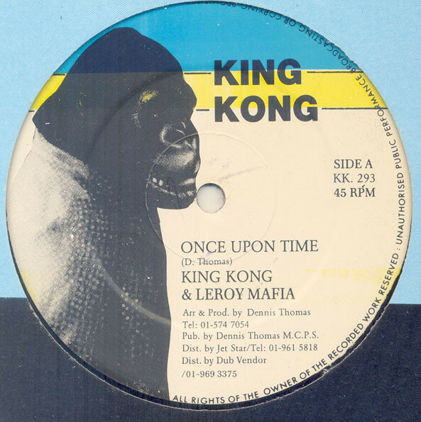 ・アーティスト King Kong & Leroy "Mafia" Heywood / Vicky Nelson ・タイトル Once Upon Time / Let's Make A Deal ・レーベル King Kong KK293 ・フォーマット 12" ・コンディション(盤) 良い (VG+) ・コンディション(ジャケット) プレインカバー（元ジャケット／カバー無し） ・コンディション(帯) オビなし ・特記事項 【盤面くもり】 サンプル画像です。実際の商品の画像ではありません 商品写真はバーコード/カタログ番号に対応したサンプル画像ですので、お送りする商品の画像ではありません。帯やライナーなどの付属品は、特記事項に記載されている場合のみ含まれます。プロモやカラーレコードなどの仕様についても、該当する場合のみ特記事項に記載しています。 【ご購入前に必ずご確認ください】 ・本店サイト(www.recordcity.jp)とは価格、送料が違います ・本店サイト、その他支店のオーダーとは同梱発送できません ・別倉庫から発送しているため、店頭受け渡しは対応しておりません ・一部商品は他の通販サイトでも販売しているため、ご注文のタイミングによっては商品のご用意ができない場合がございます。 ・土日祝日はお休みです 金曜・祝前日9時以降のご連絡またはご入金は、返答または発送が週明け・祝日明けに順次対応となります。 ・ご購入後のキャンセル不可 ご購入後のキャンセルはいかなる理由においてもお受けできません。ご了承の上、ご購入くださいませ。 ・日本郵便(ゆうパック/ゆうメール)によるお届けになります。 ・中古品であることをご理解ください 当ストアではお客様よりお譲りいただいた中古商品を販売しております。中古品であることをご理解の上ご購入ください。また、一部商品はRecordCityウェブショップで試聴可能です。 ・返品について お客様のご都合による商品のご返品は一切承っておりません。 表記の内容と実際の商品に相違がある場合、また針飛び等で返品・返金をご希望される場合は、商品の到着後1週間以内にご連絡ください。商品の返送をこちらで確認後、返金を行います。 コンディションVG以下の商品は返品できません。プレイに影響のない表面のこすれ傷、プレス起因のノイズ盤は返品の対象外です。 【コンディション表記】 ・ほぼ新品(M-)(Like New) 完全な新品。未使用。当店ではほぼ使用しません ・非常に良い(EX)(Excellent) 中古盤として美品な状態。わずかな経年を感じるものの傷みを感じさせない、当店基準で最高の状態 ・良い(VG+)(Very Good Plus) 丁寧に扱われた中古品で、軽い使用感がみられる。 ・可(VG)(Acceptable) 使い込まれた中古品で、「良い」よりもさらに使用感がみられる。 ・悪い(VG-)(Bad) 状態が悪いアイテム。使用の保障はなく、再生不可、針飛び、目立つノイズがあるかもしれない。状態によるクレーム不可。返品不可。 ・非常に悪い(G)(Very Bad) 「悪い」よりさらに状態が悪いアイテム。使用の保障はなく、再生不可、針飛び、目立つノイズがあるかもしれない。状態によるクレーム不可。返品不可。 ・ジャンク(Fair)(Junk/Fair) 割れている、反っている、水ダメージがある、カビ、ジャケットが分離している、ひどい書き込み、ひどい擦れなど最低の状態。使用の保障はなく、再生不可、針飛び、目立つノイズがあるかもしれない。状態によるクレーム不可。返品不可。 ・ジャンク(Poor)(Junk/Poor) 割れている、反っている、水ダメージがある、カビ、ジャケットが分離している、ひどい書き込み、ひどい擦れなど最低の状態。使用の保障はなく、再生不可、針飛び、目立つノイズがあるかもしれない。状態によるクレーム不可。返品不可。