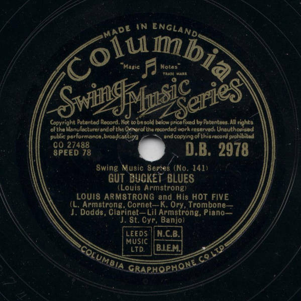 ・アーティスト Louis Armstrong And His Hot Five ・タイトル Gut Bucket Blues / Yes Im In The Barrel ・レーベル・型番 COLUMBIA DB2978 ・フォーマット 78回転SP盤レコード ・コンディション(盤) 良い (VG+) ・コンディション(ジャケット) 良い (VG+) ・コンディション(帯) オビなし ・特記事項 【※再生コンディションによる返品不可】 サンプル画像です。実際の商品の画像ではありません 商品写真はバーコード/カタログ番号に対応したサンプル画像ですので、お送りする商品の画像ではありません。帯やライナーなどの付属品は、特記事項に記載されている場合のみ含まれます。プロモやカラーレコードなどの仕様についても、該当する場合のみ特記事項に記載しています。 【ご購入前に必ずご確認ください】 ・本店サイト(www.recordcity.jp)とは価格、送料が違います ・本店サイト、その他支店のオーダーとは同梱発送できません ・注文確定後に別の注文を頂いた場合、注文同士の同梱は致しかねます。 ・別倉庫から発送しているため、店頭受け渡しは対応しておりません ・一部商品は他の通販サイトでも販売しているため、ご注文のタイミングによっては商品のご用意ができない場合がございます。 ・土日祝日はお休みです 金曜・祝前日9時以降のご連絡またはご入金は、返答または発送が週明け・祝日明けに順次対応となります。 ・ご購入後のキャンセル不可 ご購入後のキャンセルはいかなる理由においてもお受けできません。ご了承の上、ご購入くださいませ。 ・日本郵便(ゆうパック/ゆうメール)によるお届けになります。 ・中古品であることをご理解ください 当ストアでは中古商品を主に販売しております。中古品であることをご理解の上ご購入ください。また、一部商品はRecordCityオンラインストアで試聴可能です。 ・返品について お客様のご都合による返品は一切承っておりません。 表記の内容と実際の商品に相違がある場合、また針飛び等で返品・返金をご希望される場合は、商品の到着後1週間以内にご連絡ください。商品の返送をこちらで確認後、キャンセル・返金を行います。 コンディションVG以下の商品は返品できません。プレイに影響のない表面のこすれ傷、プレス起因のノイズ盤は返品の対象外です。 【コンディション表記】 ・ほぼ新品(M-)(Like New) 完全な新品。未使用。当店ではほぼ使用しません ・非常に良い(EX)(Excellent) 中古盤として美品な状態。わずかな経年を感じるものの傷みを感じさせない、当店基準で最高の状態 ・良い(VG+)(Very Good Plus) 丁寧に扱われた中古品で、軽い使用感がみられる。 ・可(VG)(Acceptable) 使い込まれた中古品で、「良い」よりもさらに使用感がみられる。 ・悪い(VG-)(Bad) 状態が悪いアイテム。使用の保障はなく、再生不可、針飛び、目立つノイズがあるかもしれない。状態によるクレーム不可。返品不可。 ・非常に悪い(G)(Very Bad) 「悪い」よりさらに状態が悪いアイテム。使用の保障はなく、再生不可、針飛び、目立つノイズがあるかもしれない。状態によるクレーム不可。返品不可。 ・ジャンク(Fair)(Junk/Fair) 割れている、反っている、水ダメージがある、カビ、ジャケットが分離している、ひどい書き込み、ひどい擦れなど最低の状態。使用の保障はなく、再生不可、針飛び、目立つノイズがあるかもしれない。状態によるクレーム不可。返品不可。 ・ジャンク(Poor)(Junk/Poor) 割れている、反っている、水ダメージがある、カビ、ジャケットが分離している、ひどい書き込み、ひどい擦れなど最低の状態。使用の保障はなく、再生不可、針飛び、目立つノイズがあるかもしれない。状態によるクレーム不可。返品不可。