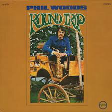 ・アーティスト Phil Woods ・タイトル Round Trip ・レーベル・型番 VERVE V68791 ・フォーマット LPレコード ・コンディション(盤) 良い (VG+) ・コンディション(ジャケット) 可 (VG) ・コンディション(帯) オビなし ・特記事項 【インナースリーブ抜け】【カバーの角カットアウト】 サンプル画像です。実際の商品の画像ではありません 商品写真はバーコード/カタログ番号に対応したサンプル画像ですので、お送りする商品の画像ではありません。帯やライナーなどの付属品は、特記事項に記載されている場合のみ含まれます。プロモやカラーレコードなどの仕様についても、該当する場合のみ特記事項に記載しています。 【ご購入前に必ずご確認ください】 ・本店サイト(www.recordcity.jp)とは価格、送料が違います ・本店サイト、その他支店のオーダーとは同梱発送できません ・注文確定後に別の注文を頂いた場合、注文同士の同梱は致しかねます。 ・別倉庫から発送しているため、店頭受け渡しは対応しておりません ・一部商品は他の通販サイトでも販売しているため、ご注文のタイミングによっては商品のご用意ができない場合がございます。 ・土日祝日はお休みです 金曜・祝前日9時以降のご連絡またはご入金は、返答または発送が週明け・祝日明けに順次対応となります。 ・ご購入後のキャンセル不可 ご購入後のキャンセルはいかなる理由においてもお受けできません。ご了承の上、ご購入くださいませ。 ・日本郵便(ゆうパック/ゆうメール)によるお届けになります。 ・中古品であることをご理解ください 当ストアでは中古商品を主に販売しております。中古品であることをご理解の上ご購入ください。また、一部商品はRecordCityオンラインストアで試聴可能です。 ・返品について お客様のご都合による返品は一切承っておりません。 表記の内容と実際の商品に相違がある場合、また針飛び等で返品・返金をご希望される場合は、商品の到着後1週間以内にご連絡ください。商品の返送をこちらで確認後、キャンセル・返金を行います。 コンディションVG以下の商品は返品できません。プレイに影響のない表面のこすれ傷、プレス起因のノイズ盤は返品の対象外です。 【コンディション表記】 ・ほぼ新品(M-)(Like New) 完全な新品。未使用。当店ではほぼ使用しません ・非常に良い(EX)(Excellent) 中古盤として美品な状態。わずかな経年を感じるものの傷みを感じさせない、当店基準で最高の状態 ・良い(VG+)(Very Good Plus) 丁寧に扱われた中古品で、軽い使用感がみられる。 ・可(VG)(Acceptable) 使い込まれた中古品で、「良い」よりもさらに使用感がみられる。 ・悪い(VG-)(Bad) 状態が悪いアイテム。使用の保障はなく、再生不可、針飛び、目立つノイズがあるかもしれない。状態によるクレーム不可。返品不可。 ・非常に悪い(G)(Very Bad) 「悪い」よりさらに状態が悪いアイテム。使用の保障はなく、再生不可、針飛び、目立つノイズがあるかもしれない。状態によるクレーム不可。返品不可。 ・ジャンク(Fair)(Junk/Fair) 割れている、反っている、水ダメージがある、カビ、ジャケットが分離している、ひどい書き込み、ひどい擦れなど最低の状態。使用の保障はなく、再生不可、針飛び、目立つノイズがあるかもしれない。状態によるクレーム不可。返品不可。 ・ジャンク(Poor)(Junk/Poor) 割れている、反っている、水ダメージがある、カビ、ジャケットが分離している、ひどい書き込み、ひどい擦れなど最低の状態。使用の保障はなく、再生不可、針飛び、目立つノイズがあるかもしれない。状態によるクレーム不可。返品不可。