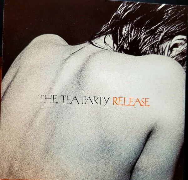 ・アーティスト Tea Party ・タイトル Release ・レーベル・型番 EMI Music Canada 0724385870026 ・フォーマット CD ・コンディション(盤) 良い (VG+) ・コンディション(ジャケット) ・コンディション(帯) オビなし ・特記事項 【盤に小さいキズ】【ケース擦れ】 サンプル画像です。実際の商品の画像ではありません 商品写真はバーコード/カタログ番号に対応したサンプル画像ですので、お送りする商品の画像ではありません。帯やライナーなどの付属品は、特記事項に記載されている場合のみ含まれます。プロモやカラーレコードなどの仕様についても、該当する場合のみ特記事項に記載しています。 【ご購入前に必ずご確認ください】 ・本店サイト(www.recordcity.jp)とは価格、送料が違います ・本店サイト、その他支店のオーダーとは同梱発送できません ・注文確定後に別の注文を頂いた場合、注文同士の同梱は致しかねます。 ・別倉庫から発送しているため、店頭受け渡しは対応しておりません ・一部商品は他の通販サイトでも販売しているため、ご注文のタイミングによっては商品のご用意ができない場合がございます。 ・土日祝日はお休みです 金曜・祝前日9時以降のご連絡またはご入金は、返答または発送が週明け・祝日明けに順次対応となります。 ・ご購入後のキャンセル不可 ご購入後のキャンセルはいかなる理由においてもお受けできません。ご了承の上、ご購入くださいませ。 ・日本郵便(ゆうパック/ゆうメール)によるお届けになります。 ・中古品であることをご理解ください 当ストアでは中古商品を主に販売しております。中古品であることをご理解の上ご購入ください。また、一部商品はRecordCityオンラインストアで試聴可能です。 ・返品について お客様のご都合による返品は一切承っておりません。 表記の内容と実際の商品に相違がある場合、また針飛び等で返品・返金をご希望される場合は、商品の到着後1週間以内にご連絡ください。商品の返送をこちらで確認後、キャンセル・返金を行います。 コンディションVG以下の商品は返品できません。プレイに影響のない表面のこすれ傷、プレス起因のノイズ盤は返品の対象外です。 【コンディション表記】 ・ほぼ新品(M-)(Like New) 完全な新品。未使用。当店ではほぼ使用しません ・非常に良い(EX)(Excellent) 中古盤として美品な状態。わずかな経年を感じるものの傷みを感じさせない、当店基準で最高の状態 ・良い(VG+)(Very Good Plus) 丁寧に扱われた中古品で、軽い使用感がみられる。 ・可(VG)(Acceptable) 使い込まれた中古品で、「良い」よりもさらに使用感がみられる。 ・悪い(VG-)(Bad) 状態が悪いアイテム。使用の保障はなく、再生不可、針飛び、目立つノイズがあるかもしれない。状態によるクレーム不可。返品不可。 ・非常に悪い(G)(Very Bad) 「悪い」よりさらに状態が悪いアイテム。使用の保障はなく、再生不可、針飛び、目立つノイズがあるかもしれない。状態によるクレーム不可。返品不可。 ・ジャンク(Fair)(Junk/Fair) 割れている、反っている、水ダメージがある、カビ、ジャケットが分離している、ひどい書き込み、ひどい擦れなど最低の状態。使用の保障はなく、再生不可、針飛び、目立つノイズがあるかもしれない。状態によるクレーム不可。返品不可。 ・ジャンク(Poor)(Junk/Poor) 割れている、反っている、水ダメージがある、カビ、ジャケットが分離している、ひどい書き込み、ひどい擦れなど最低の状態。使用の保障はなく、再生不可、針飛び、目立つノイズがあるかもしれない。状態によるクレーム不可。返品不可。