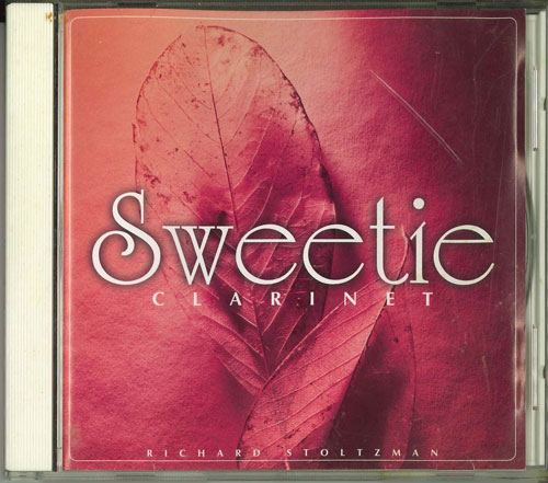 ・アーティスト Richard Stoltzman ・タイトル Sweetie Clarinet ・レーベル・型番 BMG JAPAN DRF6605 ・フォーマット CD ・コンディション(盤) 非常に良い(EX) ・コンディション(ジャケット) 良い (VG+) ・コンディション(帯) オビなし ・特記事項 【ケース割れ】 サンプル画像です。実際の商品の画像ではありません 商品写真はバーコード/カタログ番号に対応したサンプル画像ですので、お送りする商品の画像ではありません。帯やライナーなどの付属品は、特記事項に記載されている場合のみ含まれます。プロモやカラーレコードなどの仕様についても、該当する場合のみ特記事項に記載しています。 【ご購入前に必ずご確認ください】 ・本店サイト(www.recordcity.jp)とは価格、送料が違います ・本店サイト、その他支店のオーダーとは同梱発送できません ・注文確定後に別の注文を頂いた場合、注文同士の同梱は致しかねます。 ・別倉庫から発送しているため、店頭受け渡しは対応しておりません ・一部商品は他の通販サイトでも販売しているため、ご注文のタイミングによっては商品のご用意ができない場合がございます。 ・土日祝日はお休みです 金曜・祝前日9時以降のご連絡またはご入金は、返答または発送が週明け・祝日明けに順次対応となります。 ・ご購入後のキャンセル不可 ご購入後のキャンセルはいかなる理由においてもお受けできません。ご了承の上、ご購入くださいませ。 ・日本郵便(ゆうパック/ゆうメール)によるお届けになります。 ・中古品であることをご理解ください 当ストアでは中古商品を主に販売しております。中古品であることをご理解の上ご購入ください。また、一部商品はRecordCityオンラインストアで試聴可能です。 ・返品について お客様のご都合による返品は一切承っておりません。 表記の内容と実際の商品に相違がある場合、また針飛び等で返品・返金をご希望される場合は、商品の到着後1週間以内にご連絡ください。商品の返送をこちらで確認後、キャンセル・返金を行います。 コンディションVG以下の商品は返品できません。プレイに影響のない表面のこすれ傷、プレス起因のノイズ盤は返品の対象外です。 【コンディション表記】 ・ほぼ新品(M-)(Like New) 完全な新品。未使用。当店ではほぼ使用しません ・非常に良い(EX)(Excellent) 中古盤として美品な状態。わずかな経年を感じるものの傷みを感じさせない、当店基準で最高の状態 ・良い(VG+)(Very Good Plus) 丁寧に扱われた中古品で、軽い使用感がみられる。 ・可(VG)(Acceptable) 使い込まれた中古品で、「良い」よりもさらに使用感がみられる。 ・悪い(VG-)(Bad) 状態が悪いアイテム。使用の保障はなく、再生不可、針飛び、目立つノイズがあるかもしれない。状態によるクレーム不可。返品不可。 ・非常に悪い(G)(Very Bad) 「悪い」よりさらに状態が悪いアイテム。使用の保障はなく、再生不可、針飛び、目立つノイズがあるかもしれない。状態によるクレーム不可。返品不可。 ・ジャンク(Fair)(Junk/Fair) 割れている、反っている、水ダメージがある、カビ、ジャケットが分離している、ひどい書き込み、ひどい擦れなど最低の状態。使用の保障はなく、再生不可、針飛び、目立つノイズがあるかもしれない。状態によるクレーム不可。返品不可。 ・ジャンク(Poor)(Junk/Poor) 割れている、反っている、水ダメージがある、カビ、ジャケットが分離している、ひどい書き込み、ひどい擦れなど最低の状態。使用の保障はなく、再生不可、針飛び、目立つノイズがあるかもしれない。状態によるクレーム不可。返品不可。