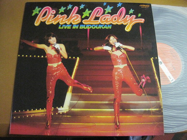 ・アーティスト ピンク・レディー ・タイトル ライブイン武道館 ・レーベル・型番 VICTOR SJX20111 ・フォーマット LPレコード ・コンディション(盤) 非常に良い(EX) ・コンディション(ジャケット) 非常に良い(EX) ・コンディション(帯) オビなし ・特記事項 【ライナー付き】 サンプル画像です。実際の商品の画像ではありません 商品写真はバーコード/カタログ番号に対応したサンプル画像ですので、お送りする商品の画像ではありません。帯やライナーなどの付属品は、特記事項に記載されている場合のみ含まれます。プロモやカラーレコードなどの仕様についても、該当する場合のみ特記事項に記載しています。 【ご購入前に必ずご確認ください】 ・本店サイト(www.recordcity.jp)とは価格、送料が違います ・本店サイト、その他支店のオーダーとは同梱発送できません ・注文確定後に別の注文を頂いた場合、注文同士の同梱は致しかねます。 ・別倉庫から発送しているため、店頭受け渡しは対応しておりません ・一部商品は他の通販サイトでも販売しているため、ご注文のタイミングによっては商品のご用意ができない場合がございます。 ・土日祝日はお休みです 金曜・祝前日9時以降のご連絡またはご入金は、返答または発送が週明け・祝日明けに順次対応となります。 ・ご購入後のキャンセル不可 ご購入後のキャンセルはいかなる理由においてもお受けできません。ご了承の上、ご購入くださいませ。 ・日本郵便(ゆうパック/ゆうメール)によるお届けになります。 ・中古品であることをご理解ください 当ストアでは中古商品を主に販売しております。中古品であることをご理解の上ご購入ください。また、一部商品はRecordCityオンラインストアで試聴可能です。 ・返品について お客様のご都合による返品は一切承っておりません。 表記の内容と実際の商品に相違がある場合、また針飛び等で返品・返金をご希望される場合は、商品の到着後1週間以内にご連絡ください。商品の返送をこちらで確認後、キャンセル・返金を行います。 コンディションVG以下の商品は返品できません。プレイに影響のない表面のこすれ傷、プレス起因のノイズ盤は返品の対象外です。 【コンディション表記】 ・ほぼ新品(M-)(Like New) 完全な新品。未使用。当店ではほぼ使用しません ・非常に良い(EX)(Excellent) 中古盤として美品な状態。わずかな経年を感じるものの傷みを感じさせない、当店基準で最高の状態 ・良い(VG+)(Very Good Plus) 丁寧に扱われた中古品で、軽い使用感がみられる。 ・可(VG)(Acceptable) 使い込まれた中古品で、「良い」よりもさらに使用感がみられる。 ・悪い(VG-)(Bad) 状態が悪いアイテム。使用の保障はなく、再生不可、針飛び、目立つノイズがあるかもしれない。状態によるクレーム不可。返品不可。 ・非常に悪い(G)(Very Bad) 「悪い」よりさらに状態が悪いアイテム。使用の保障はなく、再生不可、針飛び、目立つノイズがあるかもしれない。状態によるクレーム不可。返品不可。 ・ジャンク(Fair)(Junk/Fair) 割れている、反っている、水ダメージがある、カビ、ジャケットが分離している、ひどい書き込み、ひどい擦れなど最低の状態。使用の保障はなく、再生不可、針飛び、目立つノイズがあるかもしれない。状態によるクレーム不可。返品不可。 ・ジャンク(Poor)(Junk/Poor) 割れている、反っている、水ダメージがある、カビ、ジャケットが分離している、ひどい書き込み、ひどい擦れなど最低の状態。使用の保障はなく、再生不可、針飛び、目立つノイズがあるかもしれない。状態によるクレーム不可。返品不可。