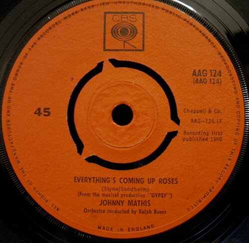 ・アーティスト Johnny Mathis ・タイトル Everything's Coming Up Roses / Small World ・レーベル・型番 CBS AAG124 ・フォーマット 7インチレコード ・コンディション(盤) 良い (VG+) ・コンディション(ジャケット) プレインカバー（元ジャケット／カバー無し） ・コンディション(帯) オビなし ・特記事項 【カンパニースリーブ】 サンプル画像です。実際の商品の画像ではありません 商品写真はバーコード/カタログ番号に対応したサンプル画像ですので、お送りする商品の画像ではありません。帯やライナーなどの付属品は、特記事項に記載されている場合のみ含まれます。プロモやカラーレコードなどの仕様についても、該当する場合のみ特記事項に記載しています。 【ご購入前に必ずご確認ください】 ・本店サイト(www.recordcity.jp)とは価格、送料が違います ・本店サイト、その他支店のオーダーとは同梱発送できません ・注文確定後に別の注文を頂いた場合、注文同士の同梱は致しかねます。 ・別倉庫から発送しているため、店頭受け渡しは対応しておりません ・一部商品は他の通販サイトでも販売しているため、ご注文のタイミングによっては商品のご用意ができない場合がございます。 ・土日祝日はお休みです 金曜・祝前日9時以降のご連絡またはご入金は、返答または発送が週明け・祝日明けに順次対応となります。 ・ご購入後のキャンセル不可 ご購入後のキャンセルはいかなる理由においてもお受けできません。ご了承の上、ご購入くださいませ。 ・日本郵便(ゆうパック/ゆうメール)によるお届けになります。 ・中古品であることをご理解ください 当ストアでは中古商品を主に販売しております。中古品であることをご理解の上ご購入ください。また、一部商品はRecordCityオンラインストアで試聴可能です。 ・返品について お客様のご都合による返品は一切承っておりません。 表記の内容と実際の商品に相違がある場合、また針飛び等で返品・返金をご希望される場合は、商品の到着後1週間以内にご連絡ください。商品の返送をこちらで確認後、キャンセル・返金を行います。 コンディションVG以下の商品は返品できません。プレイに影響のない表面のこすれ傷、プレス起因のノイズ盤は返品の対象外です。 【コンディション表記】 ・ほぼ新品(M-)(Like New) 完全な新品。未使用。当店ではほぼ使用しません ・非常に良い(EX)(Excellent) 中古盤として美品な状態。わずかな経年を感じるものの傷みを感じさせない、当店基準で最高の状態 ・良い(VG+)(Very Good Plus) 丁寧に扱われた中古品で、軽い使用感がみられる。 ・可(VG)(Acceptable) 使い込まれた中古品で、「良い」よりもさらに使用感がみられる。 ・悪い(VG-)(Bad) 状態が悪いアイテム。使用の保障はなく、再生不可、針飛び、目立つノイズがあるかもしれない。状態によるクレーム不可。返品不可。 ・非常に悪い(G)(Very Bad) 「悪い」よりさらに状態が悪いアイテム。使用の保障はなく、再生不可、針飛び、目立つノイズがあるかもしれない。状態によるクレーム不可。返品不可。 ・ジャンク(Fair)(Junk/Fair) 割れている、反っている、水ダメージがある、カビ、ジャケットが分離している、ひどい書き込み、ひどい擦れなど最低の状態。使用の保障はなく、再生不可、針飛び、目立つノイズがあるかもしれない。状態によるクレーム不可。返品不可。 ・ジャンク(Poor)(Junk/Poor) 割れている、反っている、水ダメージがある、カビ、ジャケットが分離している、ひどい書き込み、ひどい擦れなど最低の状態。使用の保障はなく、再生不可、針飛び、目立つノイズがあるかもしれない。状態によるクレーム不可。返品不可。