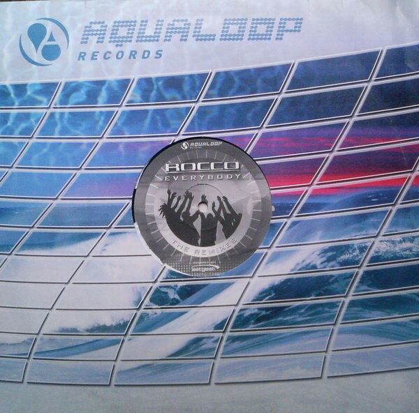 ・アーティスト Rocco ・タイトル Everybody (The Remixes) ・レーベル・型番 Aqualoop Records AQL018R ・フォーマット 12インチレコード ・コンディション(盤) 良い (VG+) ・コンディション(ジャケット) 良い (VG+) ・コンディション(帯) オビなし ・特記事項 【盤に浅い跡】 サンプル画像です。実際の商品の画像ではありません 商品写真はバーコード/カタログ番号に対応したサンプル画像ですので、お送りする商品の画像ではありません。帯やライナーなどの付属品は、特記事項に記載されている場合のみ含まれます。プロモやカラーレコードなどの仕様についても、該当する場合のみ特記事項に記載しています。 【ご購入前に必ずご確認ください】 ・本店サイト(www.recordcity.jp)とは価格、送料が違います ・本店サイト、その他支店のオーダーとは同梱発送できません ・注文確定後に別の注文を頂いた場合、注文同士の同梱は致しかねます。 ・別倉庫から発送しているため、店頭受け渡しは対応しておりません ・一部商品は他の通販サイトでも販売しているため、ご注文のタイミングによっては商品のご用意ができない場合がございます。 ・土日祝日はお休みです 金曜・祝前日9時以降のご連絡またはご入金は、返答または発送が週明け・祝日明けに順次対応となります。 ・ご購入後のキャンセル不可 ご購入後のキャンセルはいかなる理由においてもお受けできません。ご了承の上、ご購入くださいませ。 ・日本郵便(ゆうパック/ゆうメール)によるお届けになります。 ・中古品であることをご理解ください 当ストアでは中古商品を主に販売しております。中古品であることをご理解の上ご購入ください。また、一部商品はRecordCityオンラインストアで試聴可能です。 ・返品について お客様のご都合による返品は一切承っておりません。 表記の内容と実際の商品に相違がある場合、また針飛び等で返品・返金をご希望される場合は、商品の到着後1週間以内にご連絡ください。商品の返送をこちらで確認後、キャンセル・返金を行います。 コンディションVG以下の商品は返品できません。プレイに影響のない表面のこすれ傷、プレス起因のノイズ盤は返品の対象外です。 【コンディション表記】 ・ほぼ新品(M-)(Like New) 完全な新品。未使用。当店ではほぼ使用しません ・非常に良い(EX)(Excellent) 中古盤として美品な状態。わずかな経年を感じるものの傷みを感じさせない、当店基準で最高の状態 ・良い(VG+)(Very Good Plus) 丁寧に扱われた中古品で、軽い使用感がみられる。 ・可(VG)(Acceptable) 使い込まれた中古品で、「良い」よりもさらに使用感がみられる。 ・悪い(VG-)(Bad) 状態が悪いアイテム。使用の保障はなく、再生不可、針飛び、目立つノイズがあるかもしれない。状態によるクレーム不可。返品不可。 ・非常に悪い(G)(Very Bad) 「悪い」よりさらに状態が悪いアイテム。使用の保障はなく、再生不可、針飛び、目立つノイズがあるかもしれない。状態によるクレーム不可。返品不可。 ・ジャンク(Fair)(Junk/Fair) 割れている、反っている、水ダメージがある、カビ、ジャケットが分離している、ひどい書き込み、ひどい擦れなど最低の状態。使用の保障はなく、再生不可、針飛び、目立つノイズがあるかもしれない。状態によるクレーム不可。返品不可。 ・ジャンク(Poor)(Junk/Poor) 割れている、反っている、水ダメージがある、カビ、ジャケットが分離している、ひどい書き込み、ひどい擦れなど最低の状態。使用の保障はなく、再生不可、針飛び、目立つノイズがあるかもしれない。状態によるクレーム不可。返品不可。