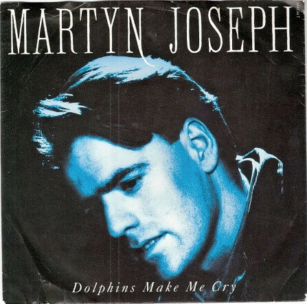 ・アーティスト Martyn Joseph ・タイトル Dolphins Make Me Cry ・レーベル・型番 Epic 6581347 ・フォーマット 7インチレコード ・コンディション(盤) 良い (VG+) ・コンディション(ジャケット) 良い (VG+) ・コンディション(帯) オビなし ・特記事項 サンプル画像です。実際の商品の画像ではありません 商品写真はバーコード/カタログ番号に対応したサンプル画像ですので、お送りする商品の画像ではありません。帯やライナーなどの付属品は、特記事項に記載されている場合のみ含まれます。プロモやカラーレコードなどの仕様についても、該当する場合のみ特記事項に記載しています。 【ご購入前に必ずご確認ください】 ・本店サイト(www.recordcity.jp)とは価格、送料が違います ・本店サイト、その他支店のオーダーとは同梱発送できません ・注文確定後に別の注文を頂いた場合、注文同士の同梱は致しかねます。 ・別倉庫から発送しているため、店頭受け渡しは対応しておりません ・一部商品は他の通販サイトでも販売しているため、ご注文のタイミングによっては商品のご用意ができない場合がございます。 ・土日祝日はお休みです 金曜・祝前日9時以降のご連絡またはご入金は、返答または発送が週明け・祝日明けに順次対応となります。 ・ご購入後のキャンセル不可 ご購入後のキャンセルはいかなる理由においてもお受けできません。ご了承の上、ご購入くださいませ。 ・日本郵便(ゆうパック/ゆうメール)によるお届けになります。 ・中古品であることをご理解ください 当ストアでは中古商品を主に販売しております。中古品であることをご理解の上ご購入ください。また、一部商品はRecordCityオンラインストアで試聴可能です。 ・返品について お客様のご都合による返品は一切承っておりません。 表記の内容と実際の商品に相違がある場合、また針飛び等で返品・返金をご希望される場合は、商品の到着後1週間以内にご連絡ください。商品の返送をこちらで確認後、キャンセル・返金を行います。 コンディションVG以下の商品は返品できません。プレイに影響のない表面のこすれ傷、プレス起因のノイズ盤は返品の対象外です。 【コンディション表記】 ・ほぼ新品(M-)(Like New) 完全な新品。未使用。当店ではほぼ使用しません ・非常に良い(EX)(Excellent) 中古盤として美品な状態。わずかな経年を感じるものの傷みを感じさせない、当店基準で最高の状態 ・良い(VG+)(Very Good Plus) 丁寧に扱われた中古品で、軽い使用感がみられる。 ・可(VG)(Acceptable) 使い込まれた中古品で、「良い」よりもさらに使用感がみられる。 ・悪い(VG-)(Bad) 状態が悪いアイテム。使用の保障はなく、再生不可、針飛び、目立つノイズがあるかもしれない。状態によるクレーム不可。返品不可。 ・非常に悪い(G)(Very Bad) 「悪い」よりさらに状態が悪いアイテム。使用の保障はなく、再生不可、針飛び、目立つノイズがあるかもしれない。状態によるクレーム不可。返品不可。 ・ジャンク(Fair)(Junk/Fair) 割れている、反っている、水ダメージがある、カビ、ジャケットが分離している、ひどい書き込み、ひどい擦れなど最低の状態。使用の保障はなく、再生不可、針飛び、目立つノイズがあるかもしれない。状態によるクレーム不可。返品不可。 ・ジャンク(Poor)(Junk/Poor) 割れている、反っている、水ダメージがある、カビ、ジャケットが分離している、ひどい書き込み、ひどい擦れなど最低の状態。使用の保障はなく、再生不可、針飛び、目立つノイズがあるかもしれない。状態によるクレーム不可。返品不可。