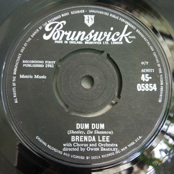 ・アーティスト Brenda Lee ・タイトル Dum Dum ・レーベル Brunswick 4505854 ・フォーマット 7" ・コンディション(盤) 良い (VG+) ・コンディション(ジャケット) プレインカバー（元ジャケット／カバー無し） ・コンディション(帯) オビなし ・特記事項 サンプル画像です。実際の商品の画像ではありません 商品写真はバーコード/カタログ番号に対応したサンプル画像ですので、お送りする商品の画像ではありません。帯やライナーなどの付属品は、特記事項に記載されている場合のみ含まれます。プロモやカラーレコードなどの仕様についても、該当する場合のみ特記事項に記載しています。 【ご購入前に必ずご確認ください】 ・本店サイト(www.recordcity.jp)とは価格、送料が違います ・本店サイト、その他支店のオーダーとは同梱発送できません ・別倉庫から発送しているため、店頭受け渡しは対応しておりません ・一部商品は他の通販サイトでも販売しているため、ご注文のタイミングによっては商品のご用意ができない場合がございます。 ・土日祝日はお休みです 金曜・祝前日9時以降のご連絡またはご入金は、返答または発送が週明け・祝日明けに順次対応となります。 ・ご購入後のキャンセル不可 ご購入後のキャンセルはいかなる理由においてもお受けできません。ご了承の上、ご購入くださいませ。 ・日本郵便(ゆうパック/ゆうメール)によるお届けになります。 ・中古品であることをご理解ください 当ストアではお客様よりお譲りいただいた中古商品を販売しております。中古品であることをご理解の上ご購入ください。また、一部商品はRecordCityウェブショップで試聴可能です。 ・返品について お客様のご都合による商品のご返品は一切承っておりません。 表記の内容と実際の商品に相違がある場合、また針飛び等で返品・返金をご希望される場合は、商品の到着後1週間以内にご連絡ください。商品の返送をこちらで確認後、返金を行います。 コンディションVG以下の商品は返品できません。プレイに影響のない表面のこすれ傷、プレス起因のノイズ盤は返品の対象外です。 【コンディション表記】 ・ほぼ新品(M-)(Like New) 完全な新品。未使用。当店ではほぼ使用しません ・非常に良い(EX)(Excellent) 中古盤として美品な状態。わずかな経年を感じるものの傷みを感じさせない、当店基準で最高の状態 ・良い(VG+)(Very Good Plus) 丁寧に扱われた中古品で、軽い使用感がみられる。 ・可(VG)(Acceptable) 使い込まれた中古品で、「良い」よりもさらに使用感がみられる。 ・悪い(VG-)(Bad) 状態が悪いアイテム。使用の保障はなく、再生不可、針飛び、目立つノイズがあるかもしれない。状態によるクレーム不可。返品不可。 ・非常に悪い(G)(Very Bad) 「悪い」よりさらに状態が悪いアイテム。使用の保障はなく、再生不可、針飛び、目立つノイズがあるかもしれない。状態によるクレーム不可。返品不可。 ・ジャンク(Fair)(Junk/Fair) 割れている、反っている、水ダメージがある、カビ、ジャケットが分離している、ひどい書き込み、ひどい擦れなど最低の状態。使用の保障はなく、再生不可、針飛び、目立つノイズがあるかもしれない。状態によるクレーム不可。返品不可。 ・ジャンク(Poor)(Junk/Poor) 割れている、反っている、水ダメージがある、カビ、ジャケットが分離している、ひどい書き込み、ひどい擦れなど最低の状態。使用の保障はなく、再生不可、針飛び、目立つノイズがあるかもしれない。状態によるクレーム不可。返品不可。