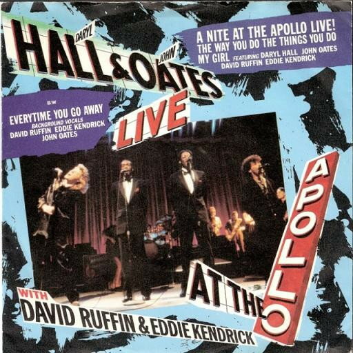 ・アーティスト Daryl Hall & John Oates, David Ruffin & Eddie Kendricks ・タイトル A Nite At The Apollo Live! ・レーベル・型番 RCA PBB49935 ・フォーマット 7インチレコード ・コンディション(盤) 良い (VG+) ・コンディション(ジャケット) プレインカバー（元ジャケット／カバー無し） ・コンディション(帯) オビなし ・特記事項 【盤に浅い跡】 サンプル画像です。実際の商品の画像ではありません 商品写真はバーコード/カタログ番号に対応したサンプル画像ですので、お送りする商品の画像ではありません。帯やライナーなどの付属品は、特記事項に記載されている場合のみ含まれます。プロモやカラーレコードなどの仕様についても、該当する場合のみ特記事項に記載しています。 【ご購入前に必ずご確認ください】 ・本店サイト(www.recordcity.jp)とは価格、送料が違います ・本店サイト、その他支店のオーダーとは同梱発送できません ・注文確定後に別の注文を頂いた場合、注文同士の同梱は致しかねます。 ・別倉庫から発送しているため、店頭受け渡しは対応しておりません ・一部商品は他の通販サイトでも販売しているため、ご注文のタイミングによっては商品のご用意ができない場合がございます。 ・土日祝日はお休みです 金曜・祝前日9時以降のご連絡またはご入金は、返答または発送が週明け・祝日明けに順次対応となります。 ・ご購入後のキャンセル不可 ご購入後のキャンセルはいかなる理由においてもお受けできません。ご了承の上、ご購入くださいませ。 ・日本郵便(ゆうパック/ゆうメール)によるお届けになります。 ・中古品であることをご理解ください 当ストアでは中古商品を主に販売しております。中古品であることをご理解の上ご購入ください。また、一部商品はRecordCityオンラインストアで試聴可能です。 ・返品について お客様のご都合による返品は一切承っておりません。 表記の内容と実際の商品に相違がある場合、また針飛び等で返品・返金をご希望される場合は、商品の到着後1週間以内にご連絡ください。商品の返送をこちらで確認後、キャンセル・返金を行います。 コンディションVG以下の商品は返品できません。プレイに影響のない表面のこすれ傷、プレス起因のノイズ盤は返品の対象外です。 【コンディション表記】 ・ほぼ新品(M-)(Like New) 完全な新品。未使用。当店ではほぼ使用しません ・非常に良い(EX)(Excellent) 中古盤として美品な状態。わずかな経年を感じるものの傷みを感じさせない、当店基準で最高の状態 ・良い(VG+)(Very Good Plus) 丁寧に扱われた中古品で、軽い使用感がみられる。 ・可(VG)(Acceptable) 使い込まれた中古品で、「良い」よりもさらに使用感がみられる。 ・悪い(VG-)(Bad) 状態が悪いアイテム。使用の保障はなく、再生不可、針飛び、目立つノイズがあるかもしれない。状態によるクレーム不可。返品不可。 ・非常に悪い(G)(Very Bad) 「悪い」よりさらに状態が悪いアイテム。使用の保障はなく、再生不可、針飛び、目立つノイズがあるかもしれない。状態によるクレーム不可。返品不可。 ・ジャンク(Fair)(Junk/Fair) 割れている、反っている、水ダメージがある、カビ、ジャケットが分離している、ひどい書き込み、ひどい擦れなど最低の状態。使用の保障はなく、再生不可、針飛び、目立つノイズがあるかもしれない。状態によるクレーム不可。返品不可。 ・ジャンク(Poor)(Junk/Poor) 割れている、反っている、水ダメージがある、カビ、ジャケットが分離している、ひどい書き込み、ひどい擦れなど最低の状態。使用の保障はなく、再生不可、針飛び、目立つノイズがあるかもしれない。状態によるクレーム不可。返品不可。
