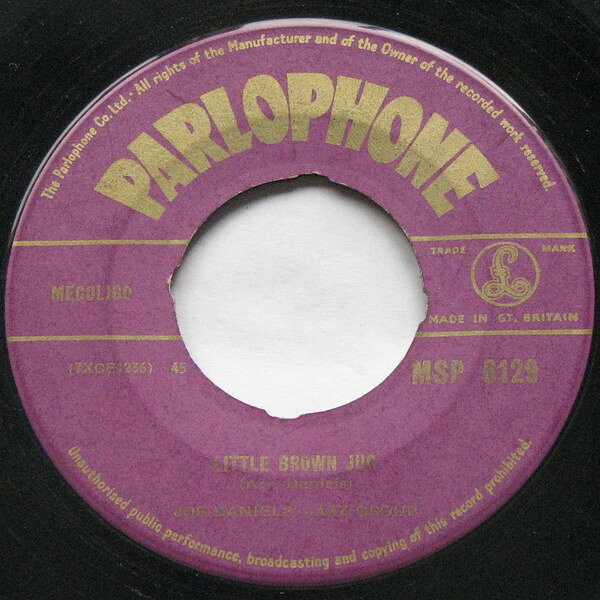 ・アーティスト Joe Daniels' Jazz Group ・タイトル Little Brown Jug / Mountain Wine ・レーベル・型番 Parlophone MSP6129 ・フォーマット 7インチレコード ・コンディション(盤) 良い (VG+) ・コンディション(ジャケット) プレインカバー（元ジャケット／カバー無し） ・コンディション(帯) オビなし ・特記事項 【盤に浅い跡】【盤に小さいキズ】 サンプル画像です。実際の商品の画像ではありません 商品写真はバーコード/カタログ番号に対応したサンプル画像ですので、お送りする商品の画像ではありません。帯やライナーなどの付属品は、特記事項に記載されている場合のみ含まれます。プロモやカラーレコードなどの仕様についても、該当する場合のみ特記事項に記載しています。 【ご購入前に必ずご確認ください】 ・本店サイト(www.recordcity.jp)とは価格、送料が違います ・本店サイト、その他支店のオーダーとは同梱発送できません ・注文確定後に別の注文を頂いた場合、注文同士の同梱は致しかねます。 ・別倉庫から発送しているため、店頭受け渡しは対応しておりません ・一部商品は他の通販サイトでも販売しているため、ご注文のタイミングによっては商品のご用意ができない場合がございます。 ・土日祝日はお休みです 金曜・祝前日9時以降のご連絡またはご入金は、返答または発送が週明け・祝日明けに順次対応となります。 ・ご購入後のキャンセル不可 ご購入後のキャンセルはいかなる理由においてもお受けできません。ご了承の上、ご購入くださいませ。 ・日本郵便(ゆうパック/ゆうメール)によるお届けになります。 ・中古品であることをご理解ください 当ストアでは中古商品を主に販売しております。中古品であることをご理解の上ご購入ください。また、一部商品はRecordCityオンラインストアで試聴可能です。 ・返品について お客様のご都合による返品は一切承っておりません。 表記の内容と実際の商品に相違がある場合、また針飛び等で返品・返金をご希望される場合は、商品の到着後1週間以内にご連絡ください。商品の返送をこちらで確認後、キャンセル・返金を行います。 コンディションVG以下の商品は返品できません。プレイに影響のない表面のこすれ傷、プレス起因のノイズ盤は返品の対象外です。 【コンディション表記】 ・ほぼ新品(M-)(Like New) 完全な新品。未使用。当店ではほぼ使用しません ・非常に良い(EX)(Excellent) 中古盤として美品な状態。わずかな経年を感じるものの傷みを感じさせない、当店基準で最高の状態 ・良い(VG+)(Very Good Plus) 丁寧に扱われた中古品で、軽い使用感がみられる。 ・可(VG)(Acceptable) 使い込まれた中古品で、「良い」よりもさらに使用感がみられる。 ・悪い(VG-)(Bad) 状態が悪いアイテム。使用の保障はなく、再生不可、針飛び、目立つノイズがあるかもしれない。状態によるクレーム不可。返品不可。 ・非常に悪い(G)(Very Bad) 「悪い」よりさらに状態が悪いアイテム。使用の保障はなく、再生不可、針飛び、目立つノイズがあるかもしれない。状態によるクレーム不可。返品不可。 ・ジャンク(Fair)(Junk/Fair) 割れている、反っている、水ダメージがある、カビ、ジャケットが分離している、ひどい書き込み、ひどい擦れなど最低の状態。使用の保障はなく、再生不可、針飛び、目立つノイズがあるかもしれない。状態によるクレーム不可。返品不可。 ・ジャンク(Poor)(Junk/Poor) 割れている、反っている、水ダメージがある、カビ、ジャケットが分離している、ひどい書き込み、ひどい擦れなど最低の状態。使用の保障はなく、再生不可、針飛び、目立つノイズがあるかもしれない。状態によるクレーム不可。返品不可。