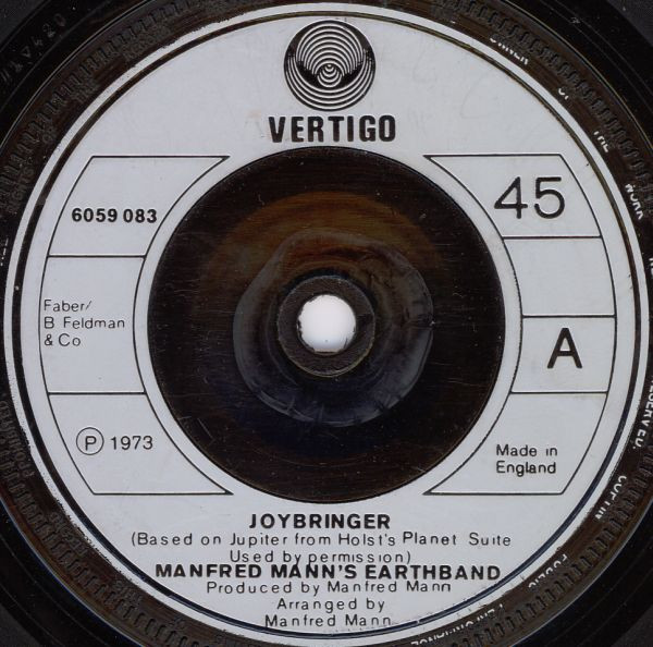 ・アーティスト Manfred Mann's Earthband ・タイトル Joybringer ・レーベル・型番 VERTIGO 6059083 ・フォーマット 7インチレコード ・コンディション(盤) 良い (VG+) ・コンディション(ジャケット) プレインカバー（元ジャケット／カバー無し） ・コンディション(帯) オビなし ・特記事項 【表カバーに書き込み】【カンパニースリーブ】 サンプル画像です。実際の商品の画像ではありません 商品写真はバーコード/カタログ番号に対応したサンプル画像ですので、お送りする商品の画像ではありません。帯やライナーなどの付属品は、特記事項に記載されている場合のみ含まれます。プロモやカラーレコードなどの仕様についても、該当する場合のみ特記事項に記載しています。 【ご購入前に必ずご確認ください】 ・本店サイト(www.recordcity.jp)とは価格、送料が違います ・本店サイト、その他支店のオーダーとは同梱発送できません ・注文確定後に別の注文を頂いた場合、注文同士の同梱は致しかねます。 ・別倉庫から発送しているため、店頭受け渡しは対応しておりません ・一部商品は他の通販サイトでも販売しているため、ご注文のタイミングによっては商品のご用意ができない場合がございます。 ・土日祝日はお休みです 金曜・祝前日9時以降のご連絡またはご入金は、返答または発送が週明け・祝日明けに順次対応となります。 ・ご購入後のキャンセル不可 ご購入後のキャンセルはいかなる理由においてもお受けできません。ご了承の上、ご購入くださいませ。 ・日本郵便(ゆうパック/ゆうメール)によるお届けになります。 ・中古品であることをご理解ください 当ストアでは中古商品を主に販売しております。中古品であることをご理解の上ご購入ください。また、一部商品はRecordCityオンラインストアで試聴可能です。 ・返品について お客様のご都合による返品は一切承っておりません。 表記の内容と実際の商品に相違がある場合、また針飛び等で返品・返金をご希望される場合は、商品の到着後1週間以内にご連絡ください。商品の返送をこちらで確認後、キャンセル・返金を行います。 コンディションVG以下の商品は返品できません。プレイに影響のない表面のこすれ傷、プレス起因のノイズ盤は返品の対象外です。 【コンディション表記】 ・ほぼ新品(M-)(Like New) 完全な新品。未使用。当店ではほぼ使用しません ・非常に良い(EX)(Excellent) 中古盤として美品な状態。わずかな経年を感じるものの傷みを感じさせない、当店基準で最高の状態 ・良い(VG+)(Very Good Plus) 丁寧に扱われた中古品で、軽い使用感がみられる。 ・可(VG)(Acceptable) 使い込まれた中古品で、「良い」よりもさらに使用感がみられる。 ・悪い(VG-)(Bad) 状態が悪いアイテム。使用の保障はなく、再生不可、針飛び、目立つノイズがあるかもしれない。状態によるクレーム不可。返品不可。 ・非常に悪い(G)(Very Bad) 「悪い」よりさらに状態が悪いアイテム。使用の保障はなく、再生不可、針飛び、目立つノイズがあるかもしれない。状態によるクレーム不可。返品不可。 ・ジャンク(Fair)(Junk/Fair) 割れている、反っている、水ダメージがある、カビ、ジャケットが分離している、ひどい書き込み、ひどい擦れなど最低の状態。使用の保障はなく、再生不可、針飛び、目立つノイズがあるかもしれない。状態によるクレーム不可。返品不可。 ・ジャンク(Poor)(Junk/Poor) 割れている、反っている、水ダメージがある、カビ、ジャケットが分離している、ひどい書き込み、ひどい擦れなど最低の状態。使用の保障はなく、再生不可、針飛び、目立つノイズがあるかもしれない。状態によるクレーム不可。返品不可。