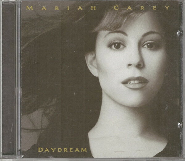 ・アーティスト Mariah Carey ・タイトル Daydream ・レーベル・型番 Columbia CK66700 ・フォーマット CD ・コンディション(盤) 良い (VG+) ・コンディション(ジャケット) ・コンディション(帯) オビなし ・特記事項 【ケース擦れ】【ツメ折れ/破損】 サンプル画像です。実際の商品の画像ではありません 商品写真はバーコード/カタログ番号に対応したサンプル画像ですので、お送りする商品の画像ではありません。帯やライナーなどの付属品は、特記事項に記載されている場合のみ含まれます。プロモやカラーレコードなどの仕様についても、該当する場合のみ特記事項に記載しています。 【ご購入前に必ずご確認ください】 ・本店サイト(www.recordcity.jp)とは価格、送料が違います ・本店サイト、その他支店のオーダーとは同梱発送できません ・注文確定後に別の注文を頂いた場合、注文同士の同梱は致しかねます。 ・別倉庫から発送しているため、店頭受け渡しは対応しておりません ・一部商品は他の通販サイトでも販売しているため、ご注文のタイミングによっては商品のご用意ができない場合がございます。 ・土日祝日はお休みです 金曜・祝前日9時以降のご連絡またはご入金は、返答または発送が週明け・祝日明けに順次対応となります。 ・ご購入後のキャンセル不可 ご購入後のキャンセルはいかなる理由においてもお受けできません。ご了承の上、ご購入くださいませ。 ・日本郵便(ゆうパック/ゆうメール)によるお届けになります。 ・中古品であることをご理解ください 当ストアでは中古商品を主に販売しております。中古品であることをご理解の上ご購入ください。また、一部商品はRecordCityオンラインストアで試聴可能です。 ・返品について お客様のご都合による返品は一切承っておりません。 表記の内容と実際の商品に相違がある場合、また針飛び等で返品・返金をご希望される場合は、商品の到着後1週間以内にご連絡ください。商品の返送をこちらで確認後、キャンセル・返金を行います。 コンディションVG以下の商品は返品できません。プレイに影響のない表面のこすれ傷、プレス起因のノイズ盤は返品の対象外です。 【コンディション表記】 ・ほぼ新品(M-)(Like New) 完全な新品。未使用。当店ではほぼ使用しません ・非常に良い(EX)(Excellent) 中古盤として美品な状態。わずかな経年を感じるものの傷みを感じさせない、当店基準で最高の状態 ・良い(VG+)(Very Good Plus) 丁寧に扱われた中古品で、軽い使用感がみられる。 ・可(VG)(Acceptable) 使い込まれた中古品で、「良い」よりもさらに使用感がみられる。 ・悪い(VG-)(Bad) 状態が悪いアイテム。使用の保障はなく、再生不可、針飛び、目立つノイズがあるかもしれない。状態によるクレーム不可。返品不可。 ・非常に悪い(G)(Very Bad) 「悪い」よりさらに状態が悪いアイテム。使用の保障はなく、再生不可、針飛び、目立つノイズがあるかもしれない。状態によるクレーム不可。返品不可。 ・ジャンク(Fair)(Junk/Fair) 割れている、反っている、水ダメージがある、カビ、ジャケットが分離している、ひどい書き込み、ひどい擦れなど最低の状態。使用の保障はなく、再生不可、針飛び、目立つノイズがあるかもしれない。状態によるクレーム不可。返品不可。 ・ジャンク(Poor)(Junk/Poor) 割れている、反っている、水ダメージがある、カビ、ジャケットが分離している、ひどい書き込み、ひどい擦れなど最低の状態。使用の保障はなく、再生不可、針飛び、目立つノイズがあるかもしれない。状態によるクレーム不可。返品不可。