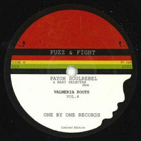 ・アーティスト Payoh Soul Rebel / Baay Selectah ・タイトル Fuzz N Fight / Fuzz N Dub ・レーベル・型番 One By One OBOR015 ・フォーマット 7" ・コンディション(盤) 新品 (M) ・コンディション(ジャケット) ・コンディション(帯) オビなし ・特記事項 サンプル画像です。実際の商品の画像ではありません 商品写真はバーコード/カタログ番号に対応したサンプル画像ですので、お送りする商品の画像ではありません。帯やライナーなどの付属品は、特記事項に記載されている場合のみ含まれます。プロモやカラーレコードなどの仕様についても、該当する場合のみ特記事項に記載しています。 【ご購入前に必ずご確認ください】 ・本店サイト(www.recordcity.jp)とは価格、送料が違います ・本店サイト、その他支店のオーダーとは同梱発送できません ・注文確定後に別の注文を頂いた場合、注文同士の同梱は致しかねます。 ・別倉庫から発送しているため、店頭受け渡しは対応しておりません ・一部商品は他の通販サイトでも販売しているため、ご注文のタイミングによっては商品のご用意ができない場合がございます。 ・土日祝日はお休みです 金曜・祝前日9時以降のご連絡またはご入金は、返答または発送が週明け・祝日明けに順次対応となります。 ・ご購入後のキャンセル不可 ご購入後のキャンセルはいかなる理由においてもお受けできません。ご了承の上、ご購入くださいませ。 ・日本郵便(ゆうパック/ゆうメール)によるお届けになります。 ・中古品であることをご理解ください 当ストアでは中古商品を主に販売しております。中古品であることをご理解の上ご購入ください。また、一部商品はRecordCityオンラインストアで試聴可能です。 ・返品について お客様のご都合による返品は一切承っておりません。 表記の内容と実際の商品に相違がある場合、また針飛び等で返品・返金をご希望される場合は、商品の到着後1週間以内にご連絡ください。商品の返送をこちらで確認後、キャンセル・返金を行います。 コンディションVG以下の商品は返品できません。プレイに影響のない表面のこすれ傷、プレス起因のノイズ盤は返品の対象外です。 【コンディション表記】 ・ほぼ新品(M-)(Like New) 完全な新品。未使用。当店ではほぼ使用しません ・非常に良い(EX)(Excellent) 中古盤として美品な状態。わずかな経年を感じるものの傷みを感じさせない、当店基準で最高の状態 ・良い(VG+)(Very Good Plus) 丁寧に扱われた中古品で、軽い使用感がみられる。 ・可(VG)(Acceptable) 使い込まれた中古品で、「良い」よりもさらに使用感がみられる。 ・悪い(VG-)(Bad) 状態が悪いアイテム。使用の保障はなく、再生不可、針飛び、目立つノイズがあるかもしれない。状態によるクレーム不可。返品不可。 ・非常に悪い(G)(Very Bad) 「悪い」よりさらに状態が悪いアイテム。使用の保障はなく、再生不可、針飛び、目立つノイズがあるかもしれない。状態によるクレーム不可。返品不可。 ・ジャンク(Fair)(Junk/Fair) 割れている、反っている、水ダメージがある、カビ、ジャケットが分離している、ひどい書き込み、ひどい擦れなど最低の状態。使用の保障はなく、再生不可、針飛び、目立つノイズがあるかもしれない。状態によるクレーム不可。返品不可。 ・ジャンク(Poor)(Junk/Poor) 割れている、反っている、水ダメージがある、カビ、ジャケットが分離している、ひどい書き込み、ひどい擦れなど最低の状態。使用の保障はなく、再生不可、針飛び、目立つノイズがあるかもしれない。状態によるクレーム不可。返品不可。