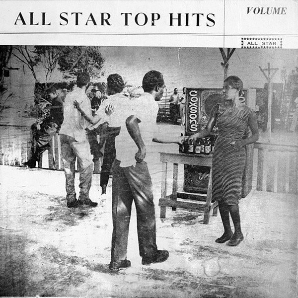 ・アーティスト Various ・タイトル All Star Top Hits ・レーベル・型番 Coxsone Records NONE ・フォーマット LPレコード ・コンディション(盤) 良い (VG+) ・コンディション(ジャケット) 良い (VG+) ・コンディション(帯) オビなし ・特記事項 【カバー汚れ】【盤にヘアライン】 サンプル画像です。実際の商品の画像ではありません 商品写真はバーコード/カタログ番号に対応したサンプル画像ですので、お送りする商品の画像ではありません。帯やライナーなどの付属品は、特記事項に記載されている場合のみ含まれます。プロモやカラーレコードなどの仕様についても、該当する場合のみ特記事項に記載しています。 【ご購入前に必ずご確認ください】 ・本店サイト(www.recordcity.jp)とは価格、送料が違います ・本店サイト、その他支店のオーダーとは同梱発送できません ・注文確定後に別の注文を頂いた場合、注文同士の同梱は致しかねます。 ・別倉庫から発送しているため、店頭受け渡しは対応しておりません ・一部商品は他の通販サイトでも販売しているため、ご注文のタイミングによっては商品のご用意ができない場合がございます。 ・土日祝日はお休みです 金曜・祝前日9時以降のご連絡またはご入金は、返答または発送が週明け・祝日明けに順次対応となります。 ・ご購入後のキャンセル不可 ご購入後のキャンセルはいかなる理由においてもお受けできません。ご了承の上、ご購入くださいませ。 ・日本郵便(ゆうパック/ゆうメール)によるお届けになります。 ・中古品であることをご理解ください 当ストアでは中古商品を主に販売しております。中古品であることをご理解の上ご購入ください。また、一部商品はRecordCityオンラインストアで試聴可能です。 ・返品について お客様のご都合による返品は一切承っておりません。 表記の内容と実際の商品に相違がある場合、また針飛び等で返品・返金をご希望される場合は、商品の到着後1週間以内にご連絡ください。商品の返送をこちらで確認後、キャンセル・返金を行います。 コンディションVG以下の商品は返品できません。プレイに影響のない表面のこすれ傷、プレス起因のノイズ盤は返品の対象外です。 【コンディション表記】 ・ほぼ新品(M-)(Like New) 完全な新品。未使用。当店ではほぼ使用しません ・非常に良い(EX)(Excellent) 中古盤として美品な状態。わずかな経年を感じるものの傷みを感じさせない、当店基準で最高の状態 ・良い(VG+)(Very Good Plus) 丁寧に扱われた中古品で、軽い使用感がみられる。 ・可(VG)(Acceptable) 使い込まれた中古品で、「良い」よりもさらに使用感がみられる。 ・悪い(VG-)(Bad) 状態が悪いアイテム。使用の保障はなく、再生不可、針飛び、目立つノイズがあるかもしれない。状態によるクレーム不可。返品不可。 ・非常に悪い(G)(Very Bad) 「悪い」よりさらに状態が悪いアイテム。使用の保障はなく、再生不可、針飛び、目立つノイズがあるかもしれない。状態によるクレーム不可。返品不可。 ・ジャンク(Fair)(Junk/Fair) 割れている、反っている、水ダメージがある、カビ、ジャケットが分離している、ひどい書き込み、ひどい擦れなど最低の状態。使用の保障はなく、再生不可、針飛び、目立つノイズがあるかもしれない。状態によるクレーム不可。返品不可。 ・ジャンク(Poor)(Junk/Poor) 割れている、反っている、水ダメージがある、カビ、ジャケットが分離している、ひどい書き込み、ひどい擦れなど最低の状態。使用の保障はなく、再生不可、針飛び、目立つノイズがあるかもしれない。状態によるクレーム不可。返品不可。
