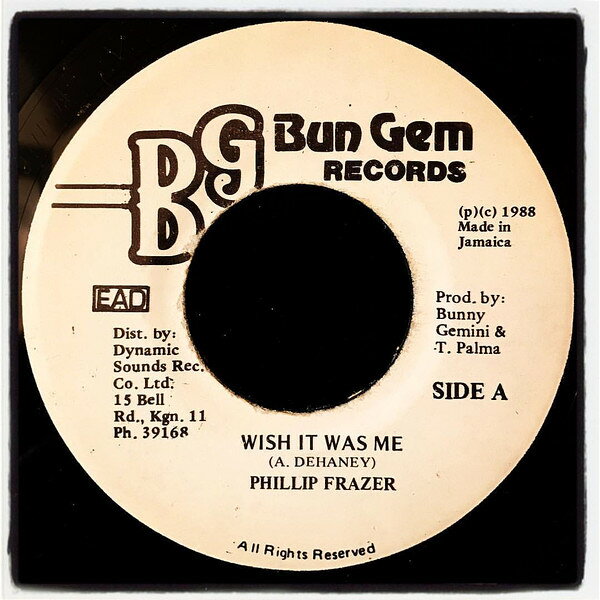 ・アーティスト Phillip Fraser ・タイトル Wish It Was Me ・レーベル・型番 Bun Gem Records NONE ・フォーマット 7インチレコード ・コンディション(盤) 可 (VG) ・コンディション(ジャケット) ・コンディション(帯) オビなし ・特記事項 【盤反り】【盤に小さいキズ】 サンプル画像です。実際の商品の画像ではありません 商品写真はバーコード/カタログ番号に対応したサンプル画像ですので、お送りする商品の画像ではありません。帯やライナーなどの付属品は、特記事項に記載されている場合のみ含まれます。プロモやカラーレコードなどの仕様についても、該当する場合のみ特記事項に記載しています。 【ご購入前に必ずご確認ください】 ・本店サイト(www.recordcity.jp)とは価格、送料が違います ・本店サイト、その他支店のオーダーとは同梱発送できません ・注文確定後に別の注文を頂いた場合、注文同士の同梱は致しかねます。 ・別倉庫から発送しているため、店頭受け渡しは対応しておりません ・一部商品は他の通販サイトでも販売しているため、ご注文のタイミングによっては商品のご用意ができない場合がございます。 ・土日祝日はお休みです 金曜・祝前日9時以降のご連絡またはご入金は、返答または発送が週明け・祝日明けに順次対応となります。 ・ご購入後のキャンセル不可 ご購入後のキャンセルはいかなる理由においてもお受けできません。ご了承の上、ご購入くださいませ。 ・日本郵便(ゆうパック/ゆうメール)によるお届けになります。 ・中古品であることをご理解ください 当ストアでは中古商品を主に販売しております。中古品であることをご理解の上ご購入ください。また、一部商品はRecordCityオンラインストアで試聴可能です。 ・返品について お客様のご都合による返品は一切承っておりません。 表記の内容と実際の商品に相違がある場合、また針飛び等で返品・返金をご希望される場合は、商品の到着後1週間以内にご連絡ください。商品の返送をこちらで確認後、キャンセル・返金を行います。 コンディションVG以下の商品は返品できません。プレイに影響のない表面のこすれ傷、プレス起因のノイズ盤は返品の対象外です。 【コンディション表記】 ・ほぼ新品(M-)(Like New) 完全な新品。未使用。当店ではほぼ使用しません ・非常に良い(EX)(Excellent) 中古盤として美品な状態。わずかな経年を感じるものの傷みを感じさせない、当店基準で最高の状態 ・良い(VG+)(Very Good Plus) 丁寧に扱われた中古品で、軽い使用感がみられる。 ・可(VG)(Acceptable) 使い込まれた中古品で、「良い」よりもさらに使用感がみられる。 ・悪い(VG-)(Bad) 状態が悪いアイテム。使用の保障はなく、再生不可、針飛び、目立つノイズがあるかもしれない。状態によるクレーム不可。返品不可。 ・非常に悪い(G)(Very Bad) 「悪い」よりさらに状態が悪いアイテム。使用の保障はなく、再生不可、針飛び、目立つノイズがあるかもしれない。状態によるクレーム不可。返品不可。 ・ジャンク(Fair)(Junk/Fair) 割れている、反っている、水ダメージがある、カビ、ジャケットが分離している、ひどい書き込み、ひどい擦れなど最低の状態。使用の保障はなく、再生不可、針飛び、目立つノイズがあるかもしれない。状態によるクレーム不可。返品不可。 ・ジャンク(Poor)(Junk/Poor) 割れている、反っている、水ダメージがある、カビ、ジャケットが分離している、ひどい書き込み、ひどい擦れなど最低の状態。使用の保障はなく、再生不可、針飛び、目立つノイズがあるかもしれない。状態によるクレーム不可。返品不可。