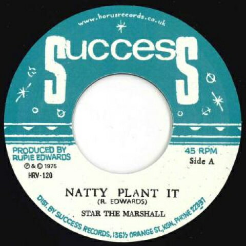 ・アーティスト Star The Marshall / Rupie Edwards All Stars ・タイトル Natty Plant It / Natty Version Plant ・レーベル・型番 Success/Horus HRV120 ・フォーマット 7" ・コンディション(盤) 新品 (M) ・コンディション(ジャケット) ・コンディション(帯) オビなし ・特記事項 サンプル画像です。実際の商品の画像ではありません 商品写真はバーコード/カタログ番号に対応したサンプル画像ですので、お送りする商品の画像ではありません。帯やライナーなどの付属品は、特記事項に記載されている場合のみ含まれます。プロモやカラーレコードなどの仕様についても、該当する場合のみ特記事項に記載しています。 【ご購入前に必ずご確認ください】 ・本店サイト(www.recordcity.jp)とは価格、送料が違います ・本店サイト、その他支店のオーダーとは同梱発送できません ・注文確定後に別の注文を頂いた場合、注文同士の同梱は致しかねます。 ・別倉庫から発送しているため、店頭受け渡しは対応しておりません ・一部商品は他の通販サイトでも販売しているため、ご注文のタイミングによっては商品のご用意ができない場合がございます。 ・土日祝日はお休みです 金曜・祝前日9時以降のご連絡またはご入金は、返答または発送が週明け・祝日明けに順次対応となります。 ・ご購入後のキャンセル不可 ご購入後のキャンセルはいかなる理由においてもお受けできません。ご了承の上、ご購入くださいませ。 ・日本郵便(ゆうパック/ゆうメール)によるお届けになります。 ・中古品であることをご理解ください 当ストアでは中古商品を主に販売しております。中古品であることをご理解の上ご購入ください。また、一部商品はRecordCityオンラインストアで試聴可能です。 ・返品について お客様のご都合による返品は一切承っておりません。 表記の内容と実際の商品に相違がある場合、また針飛び等で返品・返金をご希望される場合は、商品の到着後1週間以内にご連絡ください。商品の返送をこちらで確認後、キャンセル・返金を行います。 コンディションVG以下の商品は返品できません。プレイに影響のない表面のこすれ傷、プレス起因のノイズ盤は返品の対象外です。 【コンディション表記】 ・ほぼ新品(M-)(Like New) 完全な新品。未使用。当店ではほぼ使用しません ・非常に良い(EX)(Excellent) 中古盤として美品な状態。わずかな経年を感じるものの傷みを感じさせない、当店基準で最高の状態 ・良い(VG+)(Very Good Plus) 丁寧に扱われた中古品で、軽い使用感がみられる。 ・可(VG)(Acceptable) 使い込まれた中古品で、「良い」よりもさらに使用感がみられる。 ・悪い(VG-)(Bad) 状態が悪いアイテム。使用の保障はなく、再生不可、針飛び、目立つノイズがあるかもしれない。状態によるクレーム不可。返品不可。 ・非常に悪い(G)(Very Bad) 「悪い」よりさらに状態が悪いアイテム。使用の保障はなく、再生不可、針飛び、目立つノイズがあるかもしれない。状態によるクレーム不可。返品不可。 ・ジャンク(Fair)(Junk/Fair) 割れている、反っている、水ダメージがある、カビ、ジャケットが分離している、ひどい書き込み、ひどい擦れなど最低の状態。使用の保障はなく、再生不可、針飛び、目立つノイズがあるかもしれない。状態によるクレーム不可。返品不可。 ・ジャンク(Poor)(Junk/Poor) 割れている、反っている、水ダメージがある、カビ、ジャケットが分離している、ひどい書き込み、ひどい擦れなど最低の状態。使用の保障はなく、再生不可、針飛び、目立つノイズがあるかもしれない。状態によるクレーム不可。返品不可。