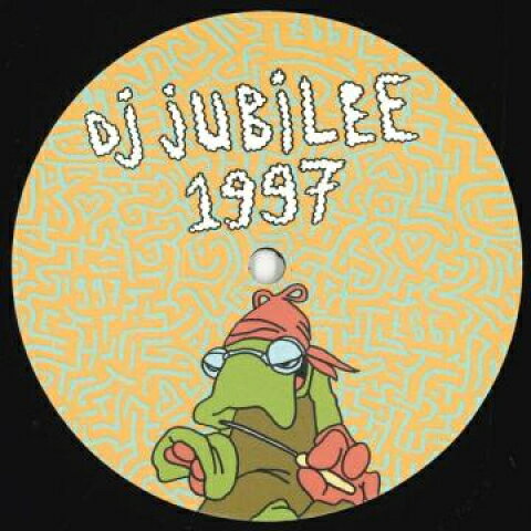 ・アーティスト Dj Jubilee 1997 ・タイトル Aerial Warmth ・レーベル・型番 Lobster Theremin LTWHT026 ・フォーマット 12" ・コンディション(盤) 新品 (M) ・コンディション(ジャケット) ・コンディション(帯) オビなし ・特記事項 サンプル画像です。実際の商品の画像ではありません 商品写真はバーコード/カタログ番号に対応したサンプル画像ですので、お送りする商品の画像ではありません。帯やライナーなどの付属品は、特記事項に記載されている場合のみ含まれます。プロモやカラーレコードなどの仕様についても、該当する場合のみ特記事項に記載しています。 【ご購入前に必ずご確認ください】 ・本店サイト(www.recordcity.jp)とは価格、送料が違います ・本店サイト、その他支店のオーダーとは同梱発送できません ・注文確定後に別の注文を頂いた場合、注文同士の同梱は致しかねます。 ・別倉庫から発送しているため、店頭受け渡しは対応しておりません ・一部商品は他の通販サイトでも販売しているため、ご注文のタイミングによっては商品のご用意ができない場合がございます。 ・土日祝日はお休みです 金曜・祝前日9時以降のご連絡またはご入金は、返答または発送が週明け・祝日明けに順次対応となります。 ・ご購入後のキャンセル不可 ご購入後のキャンセルはいかなる理由においてもお受けできません。ご了承の上、ご購入くださいませ。 ・日本郵便(ゆうパック/ゆうメール)によるお届けになります。 ・中古品であることをご理解ください 当ストアでは中古商品を主に販売しております。中古品であることをご理解の上ご購入ください。また、一部商品はRecordCityオンラインストアで試聴可能です。 ・返品について お客様のご都合による返品は一切承っておりません。 表記の内容と実際の商品に相違がある場合、また針飛び等で返品・返金をご希望される場合は、商品の到着後1週間以内にご連絡ください。商品の返送をこちらで確認後、キャンセル・返金を行います。 コンディションVG以下の商品は返品できません。プレイに影響のない表面のこすれ傷、プレス起因のノイズ盤は返品の対象外です。 【コンディション表記】 ・ほぼ新品(M-)(Like New) 完全な新品。未使用。当店ではほぼ使用しません ・非常に良い(EX)(Excellent) 中古盤として美品な状態。わずかな経年を感じるものの傷みを感じさせない、当店基準で最高の状態 ・良い(VG+)(Very Good Plus) 丁寧に扱われた中古品で、軽い使用感がみられる。 ・可(VG)(Acceptable) 使い込まれた中古品で、「良い」よりもさらに使用感がみられる。 ・悪い(VG-)(Bad) 状態が悪いアイテム。使用の保障はなく、再生不可、針飛び、目立つノイズがあるかもしれない。状態によるクレーム不可。返品不可。 ・非常に悪い(G)(Very Bad) 「悪い」よりさらに状態が悪いアイテム。使用の保障はなく、再生不可、針飛び、目立つノイズがあるかもしれない。状態によるクレーム不可。返品不可。 ・ジャンク(Fair)(Junk/Fair) 割れている、反っている、水ダメージがある、カビ、ジャケットが分離している、ひどい書き込み、ひどい擦れなど最低の状態。使用の保障はなく、再生不可、針飛び、目立つノイズがあるかもしれない。状態によるクレーム不可。返品不可。 ・ジャンク(Poor)(Junk/Poor) 割れている、反っている、水ダメージがある、カビ、ジャケットが分離している、ひどい書き込み、ひどい擦れなど最低の状態。使用の保障はなく、再生不可、針飛び、目立つノイズがあるかもしれない。状態によるクレーム不可。返品不可。