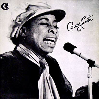 ・アーティスト Betty Carter ・タイトル Betty Carter ・レーベル・型番 Bet-Car Productions MK1001 ・フォーマット LPレコード ・コンディション(盤) 良い (VG+) ・コンディション(ジャケット) 良い (VG+) ・コンディション(帯) オビなし ・特記事項 【カバー抜け】 サンプル画像です。実際の商品の画像ではありません 商品写真はバーコード/カタログ番号に対応したサンプル画像ですので、お送りする商品の画像ではありません。帯やライナーなどの付属品は、特記事項に記載されている場合のみ含まれます。プロモやカラーレコードなどの仕様についても、該当する場合のみ特記事項に記載しています。 【ご購入前に必ずご確認ください】 ・本店サイト(www.recordcity.jp)とは価格、送料が違います ・本店サイト、その他支店のオーダーとは同梱発送できません ・注文確定後に別の注文を頂いた場合、注文同士の同梱は致しかねます。 ・別倉庫から発送しているため、店頭受け渡しは対応しておりません ・一部商品は他の通販サイトでも販売しているため、ご注文のタイミングによっては商品のご用意ができない場合がございます。 ・土日祝日はお休みです 金曜・祝前日9時以降のご連絡またはご入金は、返答または発送が週明け・祝日明けに順次対応となります。 ・ご購入後のキャンセル不可 ご購入後のキャンセルはいかなる理由においてもお受けできません。ご了承の上、ご購入くださいませ。 ・日本郵便(ゆうパック/ゆうメール)によるお届けになります。 ・中古品であることをご理解ください 当ストアでは中古商品を主に販売しております。中古品であることをご理解の上ご購入ください。また、一部商品はRecordCityオンラインストアで試聴可能です。 ・返品について お客様のご都合による返品は一切承っておりません。 表記の内容と実際の商品に相違がある場合、また針飛び等で返品・返金をご希望される場合は、商品の到着後1週間以内にご連絡ください。商品の返送をこちらで確認後、キャンセル・返金を行います。 コンディションVG以下の商品は返品できません。プレイに影響のない表面のこすれ傷、プレス起因のノイズ盤は返品の対象外です。 【コンディション表記】 ・ほぼ新品(M-)(Like New) 完全な新品。未使用。当店ではほぼ使用しません ・非常に良い(EX)(Excellent) 中古盤として美品な状態。わずかな経年を感じるものの傷みを感じさせない、当店基準で最高の状態 ・良い(VG+)(Very Good Plus) 丁寧に扱われた中古品で、軽い使用感がみられる。 ・可(VG)(Acceptable) 使い込まれた中古品で、「良い」よりもさらに使用感がみられる。 ・悪い(VG-)(Bad) 状態が悪いアイテム。使用の保障はなく、再生不可、針飛び、目立つノイズがあるかもしれない。状態によるクレーム不可。返品不可。 ・非常に悪い(G)(Very Bad) 「悪い」よりさらに状態が悪いアイテム。使用の保障はなく、再生不可、針飛び、目立つノイズがあるかもしれない。状態によるクレーム不可。返品不可。 ・ジャンク(Fair)(Junk/Fair) 割れている、反っている、水ダメージがある、カビ、ジャケットが分離している、ひどい書き込み、ひどい擦れなど最低の状態。使用の保障はなく、再生不可、針飛び、目立つノイズがあるかもしれない。状態によるクレーム不可。返品不可。 ・ジャンク(Poor)(Junk/Poor) 割れている、反っている、水ダメージがある、カビ、ジャケットが分離している、ひどい書き込み、ひどい擦れなど最低の状態。使用の保障はなく、再生不可、針飛び、目立つノイズがあるかもしれない。状態によるクレーム不可。返品不可。