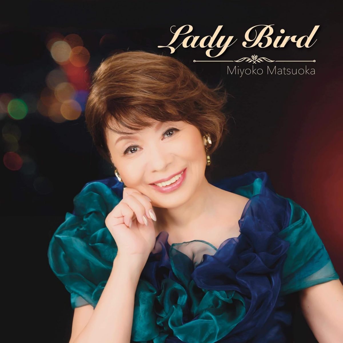 ・アーティスト 松岡美代子 ・タイトル Lady Bird ・レーベル・型番 M's Muse MM0002 ・フォーマット CD ・コンディション(盤) 良い (VG+) ・コンディション(ジャケット) ・コンディション(帯) オビなし ・特記事項 サンプル画像です。実際の商品の画像ではありません 商品写真はバーコード/カタログ番号に対応したサンプル画像ですので、お送りする商品の画像ではありません。帯やライナーなどの付属品は、特記事項に記載されている場合のみ含まれます。プロモやカラーレコードなどの仕様についても、該当する場合のみ特記事項に記載しています。 【ご購入前に必ずご確認ください】 ・本店サイト(www.recordcity.jp)とは価格、送料が違います ・本店サイト、その他支店のオーダーとは同梱発送できません ・注文確定後に別の注文を頂いた場合、注文同士の同梱は致しかねます。 ・別倉庫から発送しているため、店頭受け渡しは対応しておりません ・一部商品は他の通販サイトでも販売しているため、ご注文のタイミングによっては商品のご用意ができない場合がございます。 ・土日祝日はお休みです 金曜・祝前日9時以降のご連絡またはご入金は、返答または発送が週明け・祝日明けに順次対応となります。 ・ご購入後のキャンセル不可 ご購入後のキャンセルはいかなる理由においてもお受けできません。ご了承の上、ご購入くださいませ。 ・日本郵便(ゆうパック/ゆうメール)によるお届けになります。 ・中古品であることをご理解ください 当ストアでは中古商品を主に販売しております。中古品であることをご理解の上ご購入ください。また、一部商品はRecordCityオンラインストアで試聴可能です。 ・返品について お客様のご都合による返品は一切承っておりません。 表記の内容と実際の商品に相違がある場合、また針飛び等で返品・返金をご希望される場合は、商品の到着後1週間以内にご連絡ください。商品の返送をこちらで確認後、キャンセル・返金を行います。 コンディションVG以下の商品は返品できません。プレイに影響のない表面のこすれ傷、プレス起因のノイズ盤は返品の対象外です。 【コンディション表記】 ・ほぼ新品(M-)(Like New) 完全な新品。未使用。当店ではほぼ使用しません ・非常に良い(EX)(Excellent) 中古盤として美品な状態。わずかな経年を感じるものの傷みを感じさせない、当店基準で最高の状態 ・良い(VG+)(Very Good Plus) 丁寧に扱われた中古品で、軽い使用感がみられる。 ・可(VG)(Acceptable) 使い込まれた中古品で、「良い」よりもさらに使用感がみられる。 ・悪い(VG-)(Bad) 状態が悪いアイテム。使用の保障はなく、再生不可、針飛び、目立つノイズがあるかもしれない。状態によるクレーム不可。返品不可。 ・非常に悪い(G)(Very Bad) 「悪い」よりさらに状態が悪いアイテム。使用の保障はなく、再生不可、針飛び、目立つノイズがあるかもしれない。状態によるクレーム不可。返品不可。 ・ジャンク(Fair)(Junk/Fair) 割れている、反っている、水ダメージがある、カビ、ジャケットが分離している、ひどい書き込み、ひどい擦れなど最低の状態。使用の保障はなく、再生不可、針飛び、目立つノイズがあるかもしれない。状態によるクレーム不可。返品不可。 ・ジャンク(Poor)(Junk/Poor) 割れている、反っている、水ダメージがある、カビ、ジャケットが分離している、ひどい書き込み、ひどい擦れなど最低の状態。使用の保障はなく、再生不可、針飛び、目立つノイズがあるかもしれない。状態によるクレーム不可。返品不可。