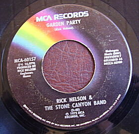 ・アーティスト Rick Nelson & The Stone Canyon Band ・タイトル Garden Party ・レーベル・型番 MCA RECORDS MCA60157 ・フォーマット 7インチレコード ・コンディション(盤) 良い (VG+) ・コンディション(ジャケット) プレインカバー（元ジャケット／カバー無し） ・コンディション(帯) オビなし ・特記事項 【表カバーに小さな書き込み】【カンパニースリーブ】 サンプル画像です。実際の商品の画像ではありません 商品写真はバーコード/カタログ番号に対応したサンプル画像ですので、お送りする商品の画像ではありません。帯やライナーなどの付属品は、特記事項に記載されている場合のみ含まれます。プロモやカラーレコードなどの仕様についても、該当する場合のみ特記事項に記載しています。 【ご購入前に必ずご確認ください】 ・本店サイト(www.recordcity.jp)とは価格、送料が違います ・本店サイト、その他支店のオーダーとは同梱発送できません ・注文確定後に別の注文を頂いた場合、注文同士の同梱は致しかねます。 ・別倉庫から発送しているため、店頭受け渡しは対応しておりません ・一部商品は他の通販サイトでも販売しているため、ご注文のタイミングによっては商品のご用意ができない場合がございます。 ・土日祝日はお休みです 金曜・祝前日9時以降のご連絡またはご入金は、返答または発送が週明け・祝日明けに順次対応となります。 ・ご購入後のキャンセル不可 ご購入後のキャンセルはいかなる理由においてもお受けできません。ご了承の上、ご購入くださいませ。 ・日本郵便(ゆうパック/ゆうメール)によるお届けになります。 ・中古品であることをご理解ください 当ストアでは中古商品を主に販売しております。中古品であることをご理解の上ご購入ください。また、一部商品はRecordCityオンラインストアで試聴可能です。 ・返品について お客様のご都合による返品は一切承っておりません。 表記の内容と実際の商品に相違がある場合、また針飛び等で返品・返金をご希望される場合は、商品の到着後1週間以内にご連絡ください。商品の返送をこちらで確認後、キャンセル・返金を行います。 コンディションVG以下の商品は返品できません。プレイに影響のない表面のこすれ傷、プレス起因のノイズ盤は返品の対象外です。 【コンディション表記】 ・ほぼ新品(M-)(Like New) 完全な新品。未使用。当店ではほぼ使用しません ・非常に良い(EX)(Excellent) 中古盤として美品な状態。わずかな経年を感じるものの傷みを感じさせない、当店基準で最高の状態 ・良い(VG+)(Very Good Plus) 丁寧に扱われた中古品で、軽い使用感がみられる。 ・可(VG)(Acceptable) 使い込まれた中古品で、「良い」よりもさらに使用感がみられる。 ・悪い(VG-)(Bad) 状態が悪いアイテム。使用の保障はなく、再生不可、針飛び、目立つノイズがあるかもしれない。状態によるクレーム不可。返品不可。 ・非常に悪い(G)(Very Bad) 「悪い」よりさらに状態が悪いアイテム。使用の保障はなく、再生不可、針飛び、目立つノイズがあるかもしれない。状態によるクレーム不可。返品不可。 ・ジャンク(Fair)(Junk/Fair) 割れている、反っている、水ダメージがある、カビ、ジャケットが分離している、ひどい書き込み、ひどい擦れなど最低の状態。使用の保障はなく、再生不可、針飛び、目立つノイズがあるかもしれない。状態によるクレーム不可。返品不可。 ・ジャンク(Poor)(Junk/Poor) 割れている、反っている、水ダメージがある、カビ、ジャケットが分離している、ひどい書き込み、ひどい擦れなど最低の状態。使用の保障はなく、再生不可、針飛び、目立つノイズがあるかもしれない。状態によるクレーム不可。返品不可。