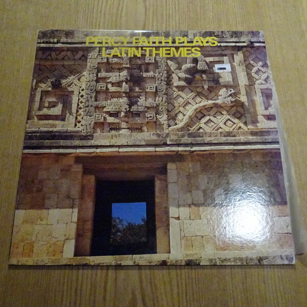 ・アーティスト Percy Faith ・タイトル Percy Faith Plays Latin Themes ・レーベル・型番 CBS SONY FCPA266 ・フォーマット LP ・コンディション(盤) 非常に良い(EX) ・コンディション(ジャケット) 良い (VG+) ・コンディション(帯) オビなし ・特記事項 サンプル画像です。実際の商品の画像ではありません 商品写真はバーコード/カタログ番号に対応したサンプル画像ですので、お送りする商品の画像ではありません。帯やライナーなどの付属品は、特記事項に記載されている場合のみ含まれます。プロモやカラーレコードなどの仕様についても、該当する場合のみ特記事項に記載しています。 【ご購入前に必ずご確認ください】 ・本店サイト(www.recordcity.jp)とは価格、送料が違います ・本店サイト、その他支店のオーダーとは同梱発送できません ・注文確定後に別の注文を頂いた場合、注文同士の同梱は致しかねます。 ・別倉庫から発送しているため、店頭受け渡しは対応しておりません ・一部商品は他の通販サイトでも販売しているため、ご注文のタイミングによっては商品のご用意ができない場合がございます。 ・土日祝日はお休みです 金曜・祝前日9時以降のご連絡またはご入金は、返答または発送が週明け・祝日明けに順次対応となります。 ・ご購入後のキャンセル不可 ご購入後のキャンセルはいかなる理由においてもお受けできません。ご了承の上、ご購入くださいませ。 ・日本郵便(ゆうパック/ゆうメール)によるお届けになります。 ・中古品であることをご理解ください 当ストアでは中古商品を主に販売しております。中古品であることをご理解の上ご購入ください。また、一部商品はRecordCityオンラインストアで試聴可能です。 ・返品について お客様のご都合による返品は一切承っておりません。 表記の内容と実際の商品に相違がある場合、また針飛び等で返品・返金をご希望される場合は、商品の到着後1週間以内にご連絡ください。商品の返送をこちらで確認後、キャンセル・返金を行います。 コンディションVG以下の商品は返品できません。プレイに影響のない表面のこすれ傷、プレス起因のノイズ盤は返品の対象外です。 【コンディション表記】 ・ほぼ新品(M-)(Like New) 完全な新品。未使用。当店ではほぼ使用しません ・非常に良い(EX)(Excellent) 中古盤として美品な状態。わずかな経年を感じるものの傷みを感じさせない、当店基準で最高の状態 ・良い(VG+)(Very Good Plus) 丁寧に扱われた中古品で、軽い使用感がみられる。 ・可(VG)(Acceptable) 使い込まれた中古品で、「良い」よりもさらに使用感がみられる。 ・悪い(VG-)(Bad) 状態が悪いアイテム。使用の保障はなく、再生不可、針飛び、目立つノイズがあるかもしれない。状態によるクレーム不可。返品不可。 ・非常に悪い(G)(Very Bad) 「悪い」よりさらに状態が悪いアイテム。使用の保障はなく、再生不可、針飛び、目立つノイズがあるかもしれない。状態によるクレーム不可。返品不可。 ・ジャンク(Fair)(Junk/Fair) 割れている、反っている、水ダメージがある、カビ、ジャケットが分離している、ひどい書き込み、ひどい擦れなど最低の状態。使用の保障はなく、再生不可、針飛び、目立つノイズがあるかもしれない。状態によるクレーム不可。返品不可。 ・ジャンク(Poor)(Junk/Poor) 割れている、反っている、水ダメージがある、カビ、ジャケットが分離している、ひどい書き込み、ひどい擦れなど最低の状態。使用の保障はなく、再生不可、針飛び、目立つノイズがあるかもしれない。状態によるクレーム不可。返品不可。