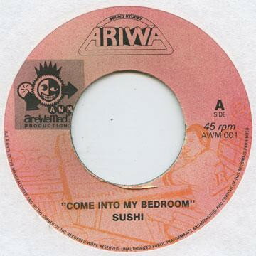 ・アーティスト Sushi (17) / Mad Professor ・タイトル Come Into My Bedroom ・レーベル・型番 Are We Mad? Productions AWM001 ・フォーマット 7インチレコード ・コンディション(盤) 良い (VG+) ・コンディション(ジャケット) プレインカバー（元ジャケット／カバー無し） ・コンディション(帯) オビなし ・特記事項 【レーベルに書き込み】【レーベルに書き込み】 サンプル画像です。実際の商品の画像ではありません 商品写真はバーコード/カタログ番号に対応したサンプル画像ですので、お送りする商品の画像ではありません。帯やライナーなどの付属品は、特記事項に記載されている場合のみ含まれます。プロモやカラーレコードなどの仕様についても、該当する場合のみ特記事項に記載しています。 【ご購入前に必ずご確認ください】 ・本店サイト(www.recordcity.jp)とは価格、送料が違います ・本店サイト、その他支店のオーダーとは同梱発送できません ・注文確定後に別の注文を頂いた場合、注文同士の同梱は致しかねます。 ・別倉庫から発送しているため、店頭受け渡しは対応しておりません ・一部商品は他の通販サイトでも販売しているため、ご注文のタイミングによっては商品のご用意ができない場合がございます。 ・土日祝日はお休みです 金曜・祝前日9時以降のご連絡またはご入金は、返答または発送が週明け・祝日明けに順次対応となります。 ・ご購入後のキャンセル不可 ご購入後のキャンセルはいかなる理由においてもお受けできません。ご了承の上、ご購入くださいませ。 ・日本郵便(ゆうパック/ゆうメール)によるお届けになります。 ・中古品であることをご理解ください 当ストアでは中古商品を主に販売しております。中古品であることをご理解の上ご購入ください。また、一部商品はRecordCityオンラインストアで試聴可能です。 ・返品について お客様のご都合による返品は一切承っておりません。 表記の内容と実際の商品に相違がある場合、また針飛び等で返品・返金をご希望される場合は、商品の到着後1週間以内にご連絡ください。商品の返送をこちらで確認後、キャンセル・返金を行います。 コンディションVG以下の商品は返品できません。プレイに影響のない表面のこすれ傷、プレス起因のノイズ盤は返品の対象外です。 【コンディション表記】 ・ほぼ新品(M-)(Like New) 完全な新品。未使用。当店ではほぼ使用しません ・非常に良い(EX)(Excellent) 中古盤として美品な状態。わずかな経年を感じるものの傷みを感じさせない、当店基準で最高の状態 ・良い(VG+)(Very Good Plus) 丁寧に扱われた中古品で、軽い使用感がみられる。 ・可(VG)(Acceptable) 使い込まれた中古品で、「良い」よりもさらに使用感がみられる。 ・悪い(VG-)(Bad) 状態が悪いアイテム。使用の保障はなく、再生不可、針飛び、目立つノイズがあるかもしれない。状態によるクレーム不可。返品不可。 ・非常に悪い(G)(Very Bad) 「悪い」よりさらに状態が悪いアイテム。使用の保障はなく、再生不可、針飛び、目立つノイズがあるかもしれない。状態によるクレーム不可。返品不可。 ・ジャンク(Fair)(Junk/Fair) 割れている、反っている、水ダメージがある、カビ、ジャケットが分離している、ひどい書き込み、ひどい擦れなど最低の状態。使用の保障はなく、再生不可、針飛び、目立つノイズがあるかもしれない。状態によるクレーム不可。返品不可。 ・ジャンク(Poor)(Junk/Poor) 割れている、反っている、水ダメージがある、カビ、ジャケットが分離している、ひどい書き込み、ひどい擦れなど最低の状態。使用の保障はなく、再生不可、針飛び、目立つノイズがあるかもしれない。状態によるクレーム不可。返品不可。