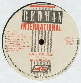 ・アーティスト Red Dragon ・タイトル Look You Size ・レーベル・型番 Redman International RED11 ・フォーマット 12インチレコード ・コンディション(盤) 良い (VG+) ・コンディション(ジャケット) プレインカバー（元ジャケット／カバー無し） ・コンディション(帯) オビなし ・特記事項 サンプル画像です。実際の商品の画像ではありません 商品写真はバーコード/カタログ番号に対応したサンプル画像ですので、お送りする商品の画像ではありません。帯やライナーなどの付属品は、特記事項に記載されている場合のみ含まれます。プロモやカラーレコードなどの仕様についても、該当する場合のみ特記事項に記載しています。 【ご購入前に必ずご確認ください】 ・本店サイト(www.recordcity.jp)とは価格、送料が違います ・本店サイト、その他支店のオーダーとは同梱発送できません ・注文確定後に別の注文を頂いた場合、注文同士の同梱は致しかねます。 ・別倉庫から発送しているため、店頭受け渡しは対応しておりません ・一部商品は他の通販サイトでも販売しているため、ご注文のタイミングによっては商品のご用意ができない場合がございます。 ・土日祝日はお休みです 金曜・祝前日9時以降のご連絡またはご入金は、返答または発送が週明け・祝日明けに順次対応となります。 ・ご購入後のキャンセル不可 ご購入後のキャンセルはいかなる理由においてもお受けできません。ご了承の上、ご購入くださいませ。 ・日本郵便(ゆうパック/ゆうメール)によるお届けになります。 ・中古品であることをご理解ください 当ストアでは中古商品を主に販売しております。中古品であることをご理解の上ご購入ください。また、一部商品はRecordCityオンラインストアで試聴可能です。 ・返品について お客様のご都合による返品は一切承っておりません。 表記の内容と実際の商品に相違がある場合、また針飛び等で返品・返金をご希望される場合は、商品の到着後1週間以内にご連絡ください。商品の返送をこちらで確認後、キャンセル・返金を行います。 コンディションVG以下の商品は返品できません。プレイに影響のない表面のこすれ傷、プレス起因のノイズ盤は返品の対象外です。 【コンディション表記】 ・ほぼ新品(M-)(Like New) 完全な新品。未使用。当店ではほぼ使用しません ・非常に良い(EX)(Excellent) 中古盤として美品な状態。わずかな経年を感じるものの傷みを感じさせない、当店基準で最高の状態 ・良い(VG+)(Very Good Plus) 丁寧に扱われた中古品で、軽い使用感がみられる。 ・可(VG)(Acceptable) 使い込まれた中古品で、「良い」よりもさらに使用感がみられる。 ・悪い(VG-)(Bad) 状態が悪いアイテム。使用の保障はなく、再生不可、針飛び、目立つノイズがあるかもしれない。状態によるクレーム不可。返品不可。 ・非常に悪い(G)(Very Bad) 「悪い」よりさらに状態が悪いアイテム。使用の保障はなく、再生不可、針飛び、目立つノイズがあるかもしれない。状態によるクレーム不可。返品不可。 ・ジャンク(Fair)(Junk/Fair) 割れている、反っている、水ダメージがある、カビ、ジャケットが分離している、ひどい書き込み、ひどい擦れなど最低の状態。使用の保障はなく、再生不可、針飛び、目立つノイズがあるかもしれない。状態によるクレーム不可。返品不可。 ・ジャンク(Poor)(Junk/Poor) 割れている、反っている、水ダメージがある、カビ、ジャケットが分離している、ひどい書き込み、ひどい擦れなど最低の状態。使用の保障はなく、再生不可、針飛び、目立つノイズがあるかもしれない。状態によるクレーム不可。返品不可。