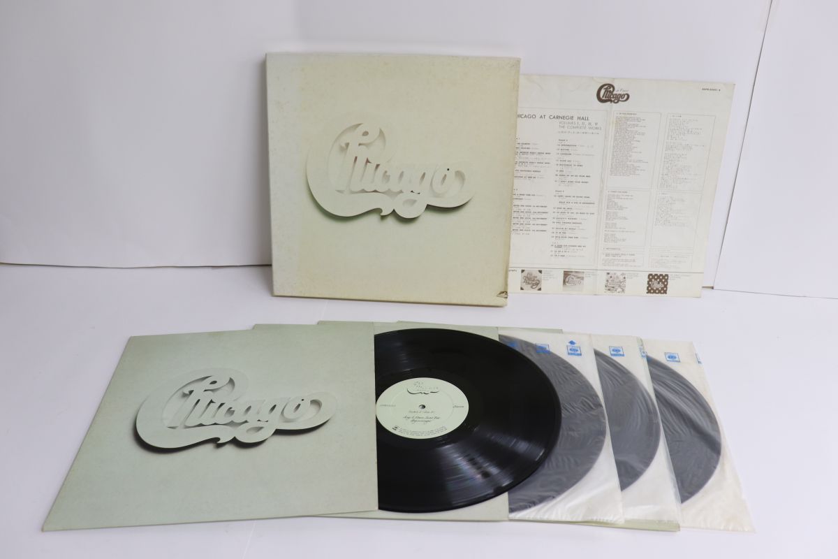 ・アーティスト Chicago ・タイトル At Carnegie Hall ・レーベル・型番 CBS SONY SOPB550514 ・フォーマット LPレコード ・コンディション(盤) 非常に良い(EX) ・コンディション(ジャケット) 可 (VG) ・コンディション(帯) オビなし ・特記事項 【ライナー付き】 【ボックスセット】【外箱汚れ】【外箱破れ】【ポスター、ブックレット付】 サンプル画像です。実際の商品の画像ではありません 商品写真はバーコード/カタログ番号に対応したサンプル画像ですので、お送りする商品の画像ではありません。帯やライナーなどの付属品は、特記事項に記載されている場合のみ含まれます。プロモやカラーレコードなどの仕様についても、該当する場合のみ特記事項に記載しています。 【ご購入前に必ずご確認ください】 ・本店サイト(www.recordcity.jp)とは価格、送料が違います ・本店サイト、その他支店のオーダーとは同梱発送できません ・注文確定後に別の注文を頂いた場合、注文同士の同梱は致しかねます。 ・別倉庫から発送しているため、店頭受け渡しは対応しておりません ・一部商品は他の通販サイトでも販売しているため、ご注文のタイミングによっては商品のご用意ができない場合がございます。 ・土日祝日はお休みです 金曜・祝前日9時以降のご連絡またはご入金は、返答または発送が週明け・祝日明けに順次対応となります。 ・ご購入後のキャンセル不可 ご購入後のキャンセルはいかなる理由においてもお受けできません。ご了承の上、ご購入くださいませ。 ・日本郵便(ゆうパック/ゆうメール)によるお届けになります。 ・中古品であることをご理解ください 当ストアでは中古商品を主に販売しております。中古品であることをご理解の上ご購入ください。また、一部商品はRecordCityオンラインストアで試聴可能です。 ・返品について お客様のご都合による返品は一切承っておりません。 表記の内容と実際の商品に相違がある場合、また針飛び等で返品・返金をご希望される場合は、商品の到着後1週間以内にご連絡ください。商品の返送をこちらで確認後、キャンセル・返金を行います。 コンディションVG以下の商品は返品できません。プレイに影響のない表面のこすれ傷、プレス起因のノイズ盤は返品の対象外です。 【コンディション表記】 ・ほぼ新品(M-)(Like New) 完全な新品。未使用。当店ではほぼ使用しません ・非常に良い(EX)(Excellent) 中古盤として美品な状態。わずかな経年を感じるものの傷みを感じさせない、当店基準で最高の状態 ・良い(VG+)(Very Good Plus) 丁寧に扱われた中古品で、軽い使用感がみられる。 ・可(VG)(Acceptable) 使い込まれた中古品で、「良い」よりもさらに使用感がみられる。 ・悪い(VG-)(Bad) 状態が悪いアイテム。使用の保障はなく、再生不可、針飛び、目立つノイズがあるかもしれない。状態によるクレーム不可。返品不可。 ・非常に悪い(G)(Very Bad) 「悪い」よりさらに状態が悪いアイテム。使用の保障はなく、再生不可、針飛び、目立つノイズがあるかもしれない。状態によるクレーム不可。返品不可。 ・ジャンク(Fair)(Junk/Fair) 割れている、反っている、水ダメージがある、カビ、ジャケットが分離している、ひどい書き込み、ひどい擦れなど最低の状態。使用の保障はなく、再生不可、針飛び、目立つノイズがあるかもしれない。状態によるクレーム不可。返品不可。 ・ジャンク(Poor)(Junk/Poor) 割れている、反っている、水ダメージがある、カビ、ジャケットが分離している、ひどい書き込み、ひどい擦れなど最低の状態。使用の保障はなく、再生不可、針飛び、目立つノイズがあるかもしれない。状態によるクレーム不可。返品不可。
