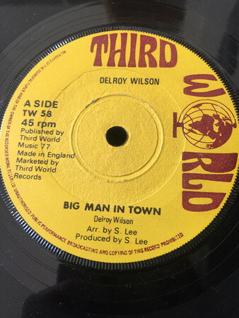 ・アーティスト Delroy Wilson ・タイトル Big Man In Town ・レーベル・型番 Third World TW58 ・フォーマット 7インチレコード ・コンディション(盤) 非常に良い(EX) ・コンディション(ジャケット) ・コンディション(帯) オビなし ・特記事項 サンプル画像です。実際の商品の画像ではありません 商品写真はバーコード/カタログ番号に対応したサンプル画像ですので、お送りする商品の画像ではありません。帯やライナーなどの付属品は、特記事項に記載されている場合のみ含まれます。プロモやカラーレコードなどの仕様についても、該当する場合のみ特記事項に記載しています。 【ご購入前に必ずご確認ください】 ・本店サイト(www.recordcity.jp)とは価格、送料が違います ・本店サイト、その他支店のオーダーとは同梱発送できません ・注文確定後に別の注文を頂いた場合、注文同士の同梱は致しかねます。 ・別倉庫から発送しているため、店頭受け渡しは対応しておりません ・一部商品は他の通販サイトでも販売しているため、ご注文のタイミングによっては商品のご用意ができない場合がございます。 ・土日祝日はお休みです 金曜・祝前日9時以降のご連絡またはご入金は、返答または発送が週明け・祝日明けに順次対応となります。 ・ご購入後のキャンセル不可 ご購入後のキャンセルはいかなる理由においてもお受けできません。ご了承の上、ご購入くださいませ。 ・日本郵便(ゆうパック/ゆうメール)によるお届けになります。 ・中古品であることをご理解ください 当ストアでは中古商品を主に販売しております。中古品であることをご理解の上ご購入ください。また、一部商品はRecordCityオンラインストアで試聴可能です。 ・返品について お客様のご都合による返品は一切承っておりません。 表記の内容と実際の商品に相違がある場合、また針飛び等で返品・返金をご希望される場合は、商品の到着後1週間以内にご連絡ください。商品の返送をこちらで確認後、キャンセル・返金を行います。 コンディションVG以下の商品は返品できません。プレイに影響のない表面のこすれ傷、プレス起因のノイズ盤は返品の対象外です。 【コンディション表記】 ・ほぼ新品(M-)(Like New) 完全な新品。未使用。当店ではほぼ使用しません ・非常に良い(EX)(Excellent) 中古盤として美品な状態。わずかな経年を感じるものの傷みを感じさせない、当店基準で最高の状態 ・良い(VG+)(Very Good Plus) 丁寧に扱われた中古品で、軽い使用感がみられる。 ・可(VG)(Acceptable) 使い込まれた中古品で、「良い」よりもさらに使用感がみられる。 ・悪い(VG-)(Bad) 状態が悪いアイテム。使用の保障はなく、再生不可、針飛び、目立つノイズがあるかもしれない。状態によるクレーム不可。返品不可。 ・非常に悪い(G)(Very Bad) 「悪い」よりさらに状態が悪いアイテム。使用の保障はなく、再生不可、針飛び、目立つノイズがあるかもしれない。状態によるクレーム不可。返品不可。 ・ジャンク(Fair)(Junk/Fair) 割れている、反っている、水ダメージがある、カビ、ジャケットが分離している、ひどい書き込み、ひどい擦れなど最低の状態。使用の保障はなく、再生不可、針飛び、目立つノイズがあるかもしれない。状態によるクレーム不可。返品不可。 ・ジャンク(Poor)(Junk/Poor) 割れている、反っている、水ダメージがある、カビ、ジャケットが分離している、ひどい書き込み、ひどい擦れなど最低の状態。使用の保障はなく、再生不可、針飛び、目立つノイズがあるかもしれない。状態によるクレーム不可。返品不可。
