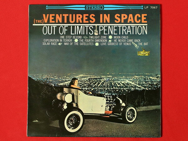 ・アーティスト ヴェンチャーズ ・タイトル 宇宙へ行く ・レーベル・型番 LIBERTY LP7067 ・フォーマット LPレコード ・コンディション(盤) 良い (VG+) ・コンディション(ジャケット) 良い (VG+) ・コンディション(帯) オビなし ・特記事項 【カラー盤（レッド）】【カバー変色】 サンプル画像です。実際の商品の画像ではありません 商品写真はバーコード/カタログ番号に対応したサンプル画像ですので、お送りする商品の画像ではありません。帯やライナーなどの付属品は、特記事項に記載されている場合のみ含まれます。プロモやカラーレコードなどの仕様についても、該当する場合のみ特記事項に記載しています。 【ご購入前に必ずご確認ください】 ・本店サイト(www.recordcity.jp)とは価格、送料が違います ・本店サイト、その他支店のオーダーとは同梱発送できません ・注文確定後に別の注文を頂いた場合、注文同士の同梱は致しかねます。 ・別倉庫から発送しているため、店頭受け渡しは対応しておりません ・一部商品は他の通販サイトでも販売しているため、ご注文のタイミングによっては商品のご用意ができない場合がございます。 ・土日祝日はお休みです 金曜・祝前日9時以降のご連絡またはご入金は、返答または発送が週明け・祝日明けに順次対応となります。 ・ご購入後のキャンセル不可 ご購入後のキャンセルはいかなる理由においてもお受けできません。ご了承の上、ご購入くださいませ。 ・日本郵便(ゆうパック/ゆうメール)によるお届けになります。 ・中古品であることをご理解ください 当ストアでは中古商品を主に販売しております。中古品であることをご理解の上ご購入ください。また、一部商品はRecordCityオンラインストアで試聴可能です。 ・返品について お客様のご都合による返品は一切承っておりません。 表記の内容と実際の商品に相違がある場合、また針飛び等で返品・返金をご希望される場合は、商品の到着後1週間以内にご連絡ください。商品の返送をこちらで確認後、キャンセル・返金を行います。 コンディションVG以下の商品は返品できません。プレイに影響のない表面のこすれ傷、プレス起因のノイズ盤は返品の対象外です。 【コンディション表記】 ・ほぼ新品(M-)(Like New) 完全な新品。未使用。当店ではほぼ使用しません ・非常に良い(EX)(Excellent) 中古盤として美品な状態。わずかな経年を感じるものの傷みを感じさせない、当店基準で最高の状態 ・良い(VG+)(Very Good Plus) 丁寧に扱われた中古品で、軽い使用感がみられる。 ・可(VG)(Acceptable) 使い込まれた中古品で、「良い」よりもさらに使用感がみられる。 ・悪い(VG-)(Bad) 状態が悪いアイテム。使用の保障はなく、再生不可、針飛び、目立つノイズがあるかもしれない。状態によるクレーム不可。返品不可。 ・非常に悪い(G)(Very Bad) 「悪い」よりさらに状態が悪いアイテム。使用の保障はなく、再生不可、針飛び、目立つノイズがあるかもしれない。状態によるクレーム不可。返品不可。 ・ジャンク(Fair)(Junk/Fair) 割れている、反っている、水ダメージがある、カビ、ジャケットが分離している、ひどい書き込み、ひどい擦れなど最低の状態。使用の保障はなく、再生不可、針飛び、目立つノイズがあるかもしれない。状態によるクレーム不可。返品不可。 ・ジャンク(Poor)(Junk/Poor) 割れている、反っている、水ダメージがある、カビ、ジャケットが分離している、ひどい書き込み、ひどい擦れなど最低の状態。使用の保障はなく、再生不可、針飛び、目立つノイズがあるかもしれない。状態によるクレーム不可。返品不可。
