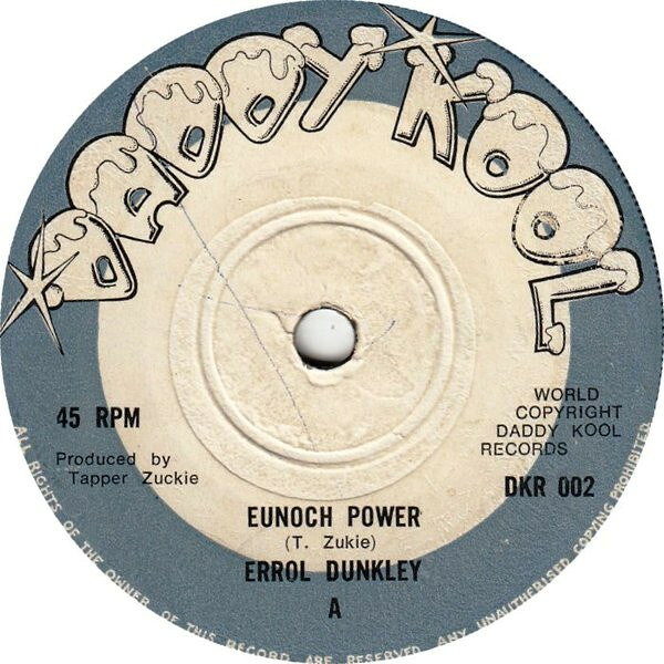 ・アーティスト Errol Dunkley ・タイトル Eunoch Power ・レーベル・型番 Daddy Kool DKR002 ・フォーマット 7" ・コンディション(盤) 可 (VG) ・コンディション(ジャケット) ・コンディション(帯) オビなし ・特記事項 【レーベルに書き込み】【盤に小さいキズ】 サンプル画像です。実際の商品の画像ではありません 商品写真はバーコード/カタログ番号に対応したサンプル画像ですので、お送りする商品の画像ではありません。帯やライナーなどの付属品は、特記事項に記載されている場合のみ含まれます。プロモやカラーレコードなどの仕様についても、該当する場合のみ特記事項に記載しています。 【ご購入前に必ずご確認ください】 ・本店サイト(www.recordcity.jp)とは価格、送料が違います ・本店サイト、その他支店のオーダーとは同梱発送できません ・注文確定後に別の注文を頂いた場合、注文同士の同梱は致しかねます。 ・別倉庫から発送しているため、店頭受け渡しは対応しておりません ・一部商品は他の通販サイトでも販売しているため、ご注文のタイミングによっては商品のご用意ができない場合がございます。 ・土日祝日はお休みです 金曜・祝前日9時以降のご連絡またはご入金は、返答または発送が週明け・祝日明けに順次対応となります。 ・ご購入後のキャンセル不可 ご購入後のキャンセルはいかなる理由においてもお受けできません。ご了承の上、ご購入くださいませ。 ・日本郵便(ゆうパック/ゆうメール)によるお届けになります。 ・中古品であることをご理解ください 当ストアでは中古商品を主に販売しております。中古品であることをご理解の上ご購入ください。また、一部商品はRecordCityオンラインストアで試聴可能です。 ・返品について お客様のご都合による返品は一切承っておりません。 表記の内容と実際の商品に相違がある場合、また針飛び等で返品・返金をご希望される場合は、商品の到着後1週間以内にご連絡ください。商品の返送をこちらで確認後、キャンセル・返金を行います。 コンディションVG以下の商品は返品できません。プレイに影響のない表面のこすれ傷、プレス起因のノイズ盤は返品の対象外です。 【コンディション表記】 ・ほぼ新品(M-)(Like New) 完全な新品。未使用。当店ではほぼ使用しません ・非常に良い(EX)(Excellent) 中古盤として美品な状態。わずかな経年を感じるものの傷みを感じさせない、当店基準で最高の状態 ・良い(VG+)(Very Good Plus) 丁寧に扱われた中古品で、軽い使用感がみられる。 ・可(VG)(Acceptable) 使い込まれた中古品で、「良い」よりもさらに使用感がみられる。 ・悪い(VG-)(Bad) 状態が悪いアイテム。使用の保障はなく、再生不可、針飛び、目立つノイズがあるかもしれない。状態によるクレーム不可。返品不可。 ・非常に悪い(G)(Very Bad) 「悪い」よりさらに状態が悪いアイテム。使用の保障はなく、再生不可、針飛び、目立つノイズがあるかもしれない。状態によるクレーム不可。返品不可。 ・ジャンク(Fair)(Junk/Fair) 割れている、反っている、水ダメージがある、カビ、ジャケットが分離している、ひどい書き込み、ひどい擦れなど最低の状態。使用の保障はなく、再生不可、針飛び、目立つノイズがあるかもしれない。状態によるクレーム不可。返品不可。 ・ジャンク(Poor)(Junk/Poor) 割れている、反っている、水ダメージがある、カビ、ジャケットが分離している、ひどい書き込み、ひどい擦れなど最低の状態。使用の保障はなく、再生不可、針飛び、目立つノイズがあるかもしれない。状態によるクレーム不可。返品不可。