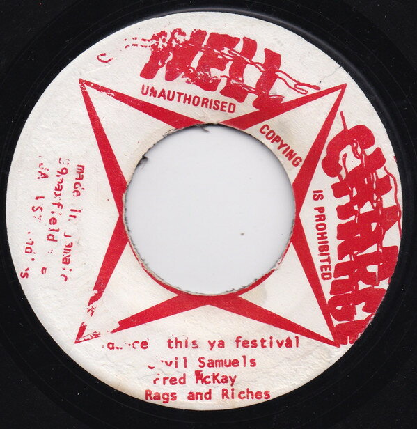 ・アーティスト Orvil Samuels / Freddie McKay / Rags & Riches ・タイトル Dance This Ya Festival ・レーベル・型番 Well Charge NONE ・フォーマット 7" ・コンディション(盤) 良い (VG+) ・コンディション(ジャケット) ・コンディション(帯) オビなし ・特記事項 【レーベルに書き込み】 サンプル画像です。実際の商品の画像ではありません 商品写真はバーコード/カタログ番号に対応したサンプル画像ですので、お送りする商品の画像ではありません。帯やライナーなどの付属品は、特記事項に記載されている場合のみ含まれます。プロモやカラーレコードなどの仕様についても、該当する場合のみ特記事項に記載しています。 【ご購入前に必ずご確認ください】 ・本店サイト(www.recordcity.jp)とは価格、送料が違います ・本店サイト、その他支店のオーダーとは同梱発送できません ・注文確定後に別の注文を頂いた場合、注文同士の同梱は致しかねます。 ・別倉庫から発送しているため、店頭受け渡しは対応しておりません ・一部商品は他の通販サイトでも販売しているため、ご注文のタイミングによっては商品のご用意ができない場合がございます。 ・土日祝日はお休みです 金曜・祝前日9時以降のご連絡またはご入金は、返答または発送が週明け・祝日明けに順次対応となります。 ・ご購入後のキャンセル不可 ご購入後のキャンセルはいかなる理由においてもお受けできません。ご了承の上、ご購入くださいませ。 ・日本郵便(ゆうパック/ゆうメール)によるお届けになります。 ・中古品であることをご理解ください 当ストアでは中古商品を主に販売しております。中古品であることをご理解の上ご購入ください。また、一部商品はRecordCityオンラインストアで試聴可能です。 ・返品について お客様のご都合による返品は一切承っておりません。 表記の内容と実際の商品に相違がある場合、また針飛び等で返品・返金をご希望される場合は、商品の到着後1週間以内にご連絡ください。商品の返送をこちらで確認後、キャンセル・返金を行います。 コンディションVG以下の商品は返品できません。プレイに影響のない表面のこすれ傷、プレス起因のノイズ盤は返品の対象外です。 【コンディション表記】 ・ほぼ新品(M-)(Like New) 完全な新品。未使用。当店ではほぼ使用しません ・非常に良い(EX)(Excellent) 中古盤として美品な状態。わずかな経年を感じるものの傷みを感じさせない、当店基準で最高の状態 ・良い(VG+)(Very Good Plus) 丁寧に扱われた中古品で、軽い使用感がみられる。 ・可(VG)(Acceptable) 使い込まれた中古品で、「良い」よりもさらに使用感がみられる。 ・悪い(VG-)(Bad) 状態が悪いアイテム。使用の保障はなく、再生不可、針飛び、目立つノイズがあるかもしれない。状態によるクレーム不可。返品不可。 ・非常に悪い(G)(Very Bad) 「悪い」よりさらに状態が悪いアイテム。使用の保障はなく、再生不可、針飛び、目立つノイズがあるかもしれない。状態によるクレーム不可。返品不可。 ・ジャンク(Fair)(Junk/Fair) 割れている、反っている、水ダメージがある、カビ、ジャケットが分離している、ひどい書き込み、ひどい擦れなど最低の状態。使用の保障はなく、再生不可、針飛び、目立つノイズがあるかもしれない。状態によるクレーム不可。返品不可。 ・ジャンク(Poor)(Junk/Poor) 割れている、反っている、水ダメージがある、カビ、ジャケットが分離している、ひどい書き込み、ひどい擦れなど最低の状態。使用の保障はなく、再生不可、針飛び、目立つノイズがあるかもしれない。状態によるクレーム不可。返品不可。