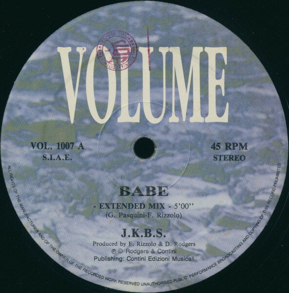 ・アーティスト JKBS ・タイトル Babe ・レーベル・型番 Volume VOL1007 ・フォーマット 12" ・コンディション(盤) 良い (VG+) ・コンディション(ジャケット) プレインカバー（元ジャケット／カバー無し） ・コンディション(帯) オビなし ・特記事項 【盤にヘアライン】【盤に目立った跡】【盤汚れ】 サンプル画像です。実際の商品の画像ではありません 商品写真はバーコード/カタログ番号に対応したサンプル画像ですので、お送りする商品の画像ではありません。帯やライナーなどの付属品は、特記事項に記載されている場合のみ含まれます。プロモやカラーレコードなどの仕様についても、該当する場合のみ特記事項に記載しています。 【ご購入前に必ずご確認ください】 ・本店サイト(www.recordcity.jp)とは価格、送料が違います ・本店サイト、その他支店のオーダーとは同梱発送できません ・注文確定後に別の注文を頂いた場合、注文同士の同梱は致しかねます。 ・別倉庫から発送しているため、店頭受け渡しは対応しておりません ・一部商品は他の通販サイトでも販売しているため、ご注文のタイミングによっては商品のご用意ができない場合がございます。 ・土日祝日はお休みです 金曜・祝前日9時以降のご連絡またはご入金は、返答または発送が週明け・祝日明けに順次対応となります。 ・ご購入後のキャンセル不可 ご購入後のキャンセルはいかなる理由においてもお受けできません。ご了承の上、ご購入くださいませ。 ・日本郵便(ゆうパック/ゆうメール)によるお届けになります。 ・中古品であることをご理解ください 当ストアでは中古商品を主に販売しております。中古品であることをご理解の上ご購入ください。また、一部商品はRecordCityオンラインストアで試聴可能です。 ・返品について お客様のご都合による返品は一切承っておりません。 表記の内容と実際の商品に相違がある場合、また針飛び等で返品・返金をご希望される場合は、商品の到着後1週間以内にご連絡ください。商品の返送をこちらで確認後、キャンセル・返金を行います。 コンディションVG以下の商品は返品できません。プレイに影響のない表面のこすれ傷、プレス起因のノイズ盤は返品の対象外です。 【コンディション表記】 ・ほぼ新品(M-)(Like New) 完全な新品。未使用。当店ではほぼ使用しません ・非常に良い(EX)(Excellent) 中古盤として美品な状態。わずかな経年を感じるものの傷みを感じさせない、当店基準で最高の状態 ・良い(VG+)(Very Good Plus) 丁寧に扱われた中古品で、軽い使用感がみられる。 ・可(VG)(Acceptable) 使い込まれた中古品で、「良い」よりもさらに使用感がみられる。 ・悪い(VG-)(Bad) 状態が悪いアイテム。使用の保障はなく、再生不可、針飛び、目立つノイズがあるかもしれない。状態によるクレーム不可。返品不可。 ・非常に悪い(G)(Very Bad) 「悪い」よりさらに状態が悪いアイテム。使用の保障はなく、再生不可、針飛び、目立つノイズがあるかもしれない。状態によるクレーム不可。返品不可。 ・ジャンク(Fair)(Junk/Fair) 割れている、反っている、水ダメージがある、カビ、ジャケットが分離している、ひどい書き込み、ひどい擦れなど最低の状態。使用の保障はなく、再生不可、針飛び、目立つノイズがあるかもしれない。状態によるクレーム不可。返品不可。 ・ジャンク(Poor)(Junk/Poor) 割れている、反っている、水ダメージがある、カビ、ジャケットが分離している、ひどい書き込み、ひどい擦れなど最低の状態。使用の保障はなく、再生不可、針飛び、目立つノイズがあるかもしれない。状態によるクレーム不可。返品不可。