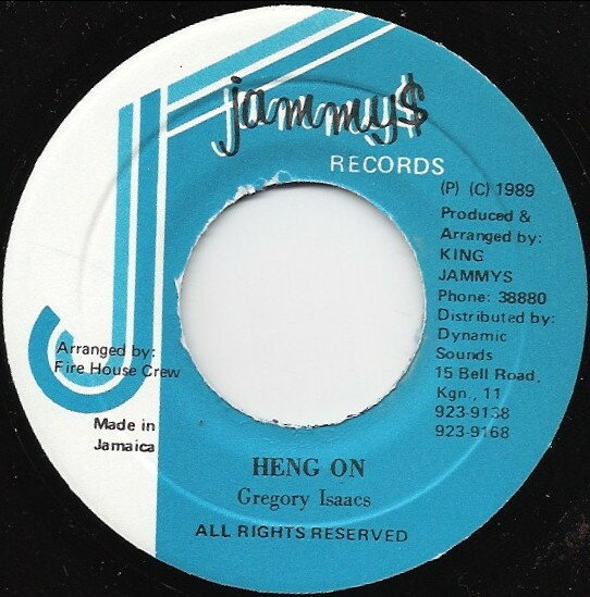 ・アーティスト Gregory Isaacs ・タイトル Heng On ・レーベル・型番 Jammy's Records none ・フォーマット 7インチレコード ・コンディション(盤) 良い (VG+) ・コンディション(ジャケット) ・コンディション(帯) オビなし ・特記事項 サンプル画像です。実際の商品の画像ではありません 商品写真はバーコード/カタログ番号に対応したサンプル画像ですので、お送りする商品の画像ではありません。帯やライナーなどの付属品は、特記事項に記載されている場合のみ含まれます。プロモやカラーレコードなどの仕様についても、該当する場合のみ特記事項に記載しています。 【ご購入前に必ずご確認ください】 ・本店サイト(www.recordcity.jp)とは価格、送料が違います ・本店サイト、その他支店のオーダーとは同梱発送できません ・注文確定後に別の注文を頂いた場合、注文同士の同梱は致しかねます。 ・別倉庫から発送しているため、店頭受け渡しは対応しておりません ・一部商品は他の通販サイトでも販売しているため、ご注文のタイミングによっては商品のご用意ができない場合がございます。 ・土日祝日はお休みです 金曜・祝前日9時以降のご連絡またはご入金は、返答または発送が週明け・祝日明けに順次対応となります。 ・ご購入後のキャンセル不可 ご購入後のキャンセルはいかなる理由においてもお受けできません。ご了承の上、ご購入くださいませ。 ・日本郵便(ゆうパック/ゆうメール)によるお届けになります。 ・中古品であることをご理解ください 当ストアでは中古商品を主に販売しております。中古品であることをご理解の上ご購入ください。また、一部商品はRecordCityオンラインストアで試聴可能です。 ・返品について お客様のご都合による返品は一切承っておりません。 表記の内容と実際の商品に相違がある場合、また針飛び等で返品・返金をご希望される場合は、商品の到着後1週間以内にご連絡ください。商品の返送をこちらで確認後、キャンセル・返金を行います。 コンディションVG以下の商品は返品できません。プレイに影響のない表面のこすれ傷、プレス起因のノイズ盤は返品の対象外です。 【コンディション表記】 ・ほぼ新品(M-)(Like New) 完全な新品。未使用。当店ではほぼ使用しません ・非常に良い(EX)(Excellent) 中古盤として美品な状態。わずかな経年を感じるものの傷みを感じさせない、当店基準で最高の状態 ・良い(VG+)(Very Good Plus) 丁寧に扱われた中古品で、軽い使用感がみられる。 ・可(VG)(Acceptable) 使い込まれた中古品で、「良い」よりもさらに使用感がみられる。 ・悪い(VG-)(Bad) 状態が悪いアイテム。使用の保障はなく、再生不可、針飛び、目立つノイズがあるかもしれない。状態によるクレーム不可。返品不可。 ・非常に悪い(G)(Very Bad) 「悪い」よりさらに状態が悪いアイテム。使用の保障はなく、再生不可、針飛び、目立つノイズがあるかもしれない。状態によるクレーム不可。返品不可。 ・ジャンク(Fair)(Junk/Fair) 割れている、反っている、水ダメージがある、カビ、ジャケットが分離している、ひどい書き込み、ひどい擦れなど最低の状態。使用の保障はなく、再生不可、針飛び、目立つノイズがあるかもしれない。状態によるクレーム不可。返品不可。 ・ジャンク(Poor)(Junk/Poor) 割れている、反っている、水ダメージがある、カビ、ジャケットが分離している、ひどい書き込み、ひどい擦れなど最低の状態。使用の保障はなく、再生不可、針飛び、目立つノイズがあるかもしれない。状態によるクレーム不可。返品不可。