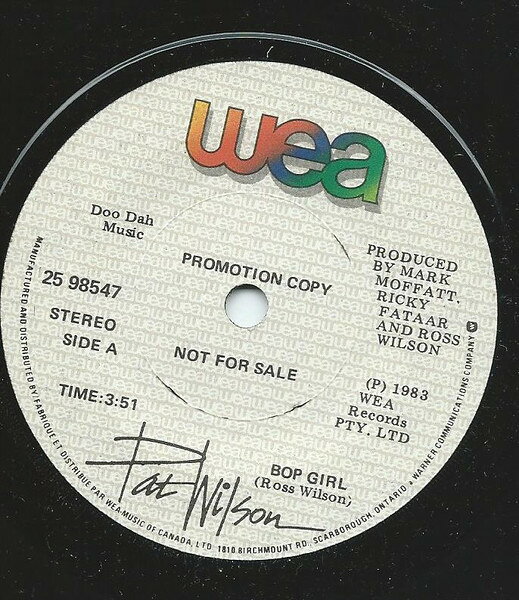 ・アーティスト Pat Wilson ・タイトル Bop Girl ・レーベル・型番 WEA 2598547 ・フォーマット 7インチレコード ・コンディション(盤) 良い (VG+) ・コンディション(ジャケット) 良い (VG+) ・コンディション(帯) オビなし ・特記事項 サンプル画像です。実際の商品の画像ではありません 商品写真はバーコード/カタログ番号に対応したサンプル画像ですので、お送りする商品の画像ではありません。帯やライナーなどの付属品は、特記事項に記載されている場合のみ含まれます。プロモやカラーレコードなどの仕様についても、該当する場合のみ特記事項に記載しています。 【ご購入前に必ずご確認ください】 ・本店サイト(www.recordcity.jp)とは価格、送料が違います ・本店サイト、その他支店のオーダーとは同梱発送できません ・注文確定後に別の注文を頂いた場合、注文同士の同梱は致しかねます。 ・別倉庫から発送しているため、店頭受け渡しは対応しておりません ・一部商品は他の通販サイトでも販売しているため、ご注文のタイミングによっては商品のご用意ができない場合がございます。 ・土日祝日はお休みです 金曜・祝前日9時以降のご連絡またはご入金は、返答または発送が週明け・祝日明けに順次対応となります。 ・ご購入後のキャンセル不可 ご購入後のキャンセルはいかなる理由においてもお受けできません。ご了承の上、ご購入くださいませ。 ・日本郵便(ゆうパック/ゆうメール)によるお届けになります。 ・中古品であることをご理解ください 当ストアでは中古商品を主に販売しております。中古品であることをご理解の上ご購入ください。また、一部商品はRecordCityオンラインストアで試聴可能です。 ・返品について お客様のご都合による返品は一切承っておりません。 表記の内容と実際の商品に相違がある場合、また針飛び等で返品・返金をご希望される場合は、商品の到着後1週間以内にご連絡ください。商品の返送をこちらで確認後、キャンセル・返金を行います。 コンディションVG以下の商品は返品できません。プレイに影響のない表面のこすれ傷、プレス起因のノイズ盤は返品の対象外です。 【コンディション表記】 ・ほぼ新品(M-)(Like New) 完全な新品。未使用。当店ではほぼ使用しません ・非常に良い(EX)(Excellent) 中古盤として美品な状態。わずかな経年を感じるものの傷みを感じさせない、当店基準で最高の状態 ・良い(VG+)(Very Good Plus) 丁寧に扱われた中古品で、軽い使用感がみられる。 ・可(VG)(Acceptable) 使い込まれた中古品で、「良い」よりもさらに使用感がみられる。 ・悪い(VG-)(Bad) 状態が悪いアイテム。使用の保障はなく、再生不可、針飛び、目立つノイズがあるかもしれない。状態によるクレーム不可。返品不可。 ・非常に悪い(G)(Very Bad) 「悪い」よりさらに状態が悪いアイテム。使用の保障はなく、再生不可、針飛び、目立つノイズがあるかもしれない。状態によるクレーム不可。返品不可。 ・ジャンク(Fair)(Junk/Fair) 割れている、反っている、水ダメージがある、カビ、ジャケットが分離している、ひどい書き込み、ひどい擦れなど最低の状態。使用の保障はなく、再生不可、針飛び、目立つノイズがあるかもしれない。状態によるクレーム不可。返品不可。 ・ジャンク(Poor)(Junk/Poor) 割れている、反っている、水ダメージがある、カビ、ジャケットが分離している、ひどい書き込み、ひどい擦れなど最低の状態。使用の保障はなく、再生不可、針飛び、目立つノイズがあるかもしれない。状態によるクレーム不可。返品不可。