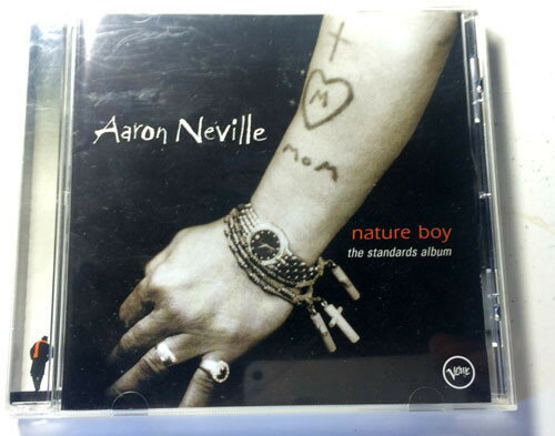 ・アーティスト Aaron Neville ・タイトル Nature Boy: The Standards Album ・レーベル Verve Records UCCV1042 ・フォーマット【レコード/CDのお間違いにご注意ください】 CD ・コンディション(盤) 良い (VG+) ・コンディション(ジャケット) ・コンディション(帯) オビなし ・特記事項 【スリーブケース付き】 【ケース擦れ】【盤汚れ】 サンプル画像です。実際の商品の画像ではありません 商品写真はバーコード/カタログ番号に対応したサンプル画像ですので、お送りする商品の画像ではありません。帯やライナーなどの付属品は、特記事項に記載されている場合のみ含まれます。プロモやカラーレコードなどの仕様についても、該当する場合のみ特記事項に記載しています。 【ご購入前に必ずご確認ください】 ・本店サイト(www.recordcity.jp)とは価格、送料が違います ・本店サイト、その他支店のオーダーとは同梱発送できません ・別倉庫から発送しているため、店頭受け渡しは対応しておりません ・一部商品は他の通販サイトでも販売しているため、ご注文のタイミングによっては商品のご用意ができない場合がございます。 ・土日祝日はお休みです 金曜・祝前日9時以降のご連絡またはご入金は、返答または発送が週明け・祝日明けに順次対応となります。 ・ご購入後のキャンセル不可 ご購入後のキャンセルはいかなる理由においてもお受けできません。ご了承の上、ご購入くださいませ。 ・日本郵便(ゆうパック/ゆうメール)によるお届けになります。 ・中古品であることをご理解ください 当ストアではお客様よりお譲りいただいた中古商品を販売しております。中古品であることをご理解の上ご購入ください。また、一部商品はRecordCityウェブショップで試聴可能です。 ・返品について お客様のご都合による商品のご返品は一切承っておりません。 表記の内容と実際の商品に相違がある場合、また針飛び等で返品・返金をご希望される場合は、商品の到着後1週間以内にご連絡ください。商品の返送をこちらで確認後、返金を行います。 コンディションVG以下の商品は返品できません。プレイに影響のない表面のこすれ傷、プレス起因のノイズ盤は返品の対象外です。 【コンディション表記】 ・ほぼ新品(M-)(Like New) 完全な新品。未使用。当店ではほぼ使用しません ・非常に良い(EX)(Excellent) 中古盤として美品な状態。わずかな経年を感じるものの傷みを感じさせない、当店基準で最高の状態 ・良い(VG+)(Very Good Plus) 丁寧に扱われた中古品で、軽い使用感がみられる。 ・可(VG)(Acceptable) 使い込まれた中古品で、「良い」よりもさらに使用感がみられる。 ・悪い(VG-)(Bad) 状態が悪いアイテム。使用の保障はなく、再生不可、針飛び、目立つノイズがあるかもしれない。状態によるクレーム不可。返品不可。 ・非常に悪い(G)(Very Bad) 「悪い」よりさらに状態が悪いアイテム。使用の保障はなく、再生不可、針飛び、目立つノイズがあるかもしれない。状態によるクレーム不可。返品不可。 ・ジャンク(Fair)(Junk/Fair) 割れている、反っている、水ダメージがある、カビ、ジャケットが分離している、ひどい書き込み、ひどい擦れなど最低の状態。使用の保障はなく、再生不可、針飛び、目立つノイズがあるかもしれない。状態によるクレーム不可。返品不可。 ・ジャンク(Poor)(Junk/Poor) 割れている、反っている、水ダメージがある、カビ、ジャケットが分離している、ひどい書き込み、ひどい擦れなど最低の状態。使用の保障はなく、再生不可、針飛び、目立つノイズがあるかもしれない。状態によるクレーム不可。返品不可。