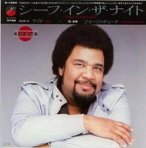 ・アーティスト George Duke ・タイトル Thief In The Night / Ride ・レーベル・型番 ELEKTRA P1934 ・フォーマット 7インチレコード ・コンディション(盤) 良い (VG+) ・コンディション(ジャケット) 良い (VG+) ・コンディション(帯) オビなし ・特記事項 【カバー汚れ】【盤に薄い跡】 サンプル画像です。実際の商品の画像ではありません 商品写真はバーコード/カタログ番号に対応したサンプル画像ですので、お送りする商品の画像ではありません。帯やライナーなどの付属品は、特記事項に記載されている場合のみ含まれます。プロモやカラーレコードなどの仕様についても、該当する場合のみ特記事項に記載しています。 【ご購入前に必ずご確認ください】 ・本店サイト(www.recordcity.jp)とは価格、送料が違います ・本店サイト、その他支店のオーダーとは同梱発送できません ・注文確定後に別の注文を頂いた場合、注文同士の同梱は致しかねます。 ・別倉庫から発送しているため、店頭受け渡しは対応しておりません ・一部商品は他の通販サイトでも販売しているため、ご注文のタイミングによっては商品のご用意ができない場合がございます。 ・土日祝日はお休みです 金曜・祝前日9時以降のご連絡またはご入金は、返答または発送が週明け・祝日明けに順次対応となります。 ・ご購入後のキャンセル不可 ご購入後のキャンセルはいかなる理由においてもお受けできません。ご了承の上、ご購入くださいませ。 ・日本郵便(ゆうパック/ゆうメール)によるお届けになります。 ・中古品であることをご理解ください 当ストアでは中古商品を主に販売しております。中古品であることをご理解の上ご購入ください。また、一部商品はRecordCityオンラインストアで試聴可能です。 ・返品について お客様のご都合による返品は一切承っておりません。 表記の内容と実際の商品に相違がある場合、また針飛び等で返品・返金をご希望される場合は、商品の到着後1週間以内にご連絡ください。商品の返送をこちらで確認後、キャンセル・返金を行います。 コンディションVG以下の商品は返品できません。プレイに影響のない表面のこすれ傷、プレス起因のノイズ盤は返品の対象外です。 【コンディション表記】 ・ほぼ新品(M-)(Like New) 完全な新品。未使用。当店ではほぼ使用しません ・非常に良い(EX)(Excellent) 中古盤として美品な状態。わずかな経年を感じるものの傷みを感じさせない、当店基準で最高の状態 ・良い(VG+)(Very Good Plus) 丁寧に扱われた中古品で、軽い使用感がみられる。 ・可(VG)(Acceptable) 使い込まれた中古品で、「良い」よりもさらに使用感がみられる。 ・悪い(VG-)(Bad) 状態が悪いアイテム。使用の保障はなく、再生不可、針飛び、目立つノイズがあるかもしれない。状態によるクレーム不可。返品不可。 ・非常に悪い(G)(Very Bad) 「悪い」よりさらに状態が悪いアイテム。使用の保障はなく、再生不可、針飛び、目立つノイズがあるかもしれない。状態によるクレーム不可。返品不可。 ・ジャンク(Fair)(Junk/Fair) 割れている、反っている、水ダメージがある、カビ、ジャケットが分離している、ひどい書き込み、ひどい擦れなど最低の状態。使用の保障はなく、再生不可、針飛び、目立つノイズがあるかもしれない。状態によるクレーム不可。返品不可。 ・ジャンク(Poor)(Junk/Poor) 割れている、反っている、水ダメージがある、カビ、ジャケットが分離している、ひどい書き込み、ひどい擦れなど最低の状態。使用の保障はなく、再生不可、針飛び、目立つノイズがあるかもしれない。状態によるクレーム不可。返品不可。