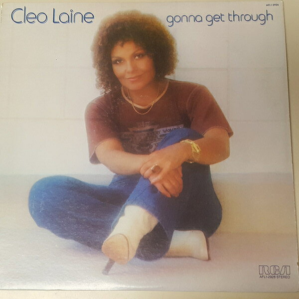 ・アーティスト Cleo Laine ・タイトル Gonna Get Through ・レーベル・型番 RCA Victor AFL12926 ・フォーマット LPレコード ・コンディション(盤) 良い (VG+) ・コンディション(ジャケット) 良い (VG+) ・コンディション(帯) オビなし ・特記事項 サンプル画像です。実際の商品の画像ではありません 商品写真はバーコード/カタログ番号に対応したサンプル画像ですので、お送りする商品の画像ではありません。帯やライナーなどの付属品は、特記事項に記載されている場合のみ含まれます。プロモやカラーレコードなどの仕様についても、該当する場合のみ特記事項に記載しています。 【ご購入前に必ずご確認ください】 ・本店サイト(www.recordcity.jp)とは価格、送料が違います ・本店サイト、その他支店のオーダーとは同梱発送できません ・注文確定後に別の注文を頂いた場合、注文同士の同梱は致しかねます。 ・別倉庫から発送しているため、店頭受け渡しは対応しておりません ・一部商品は他の通販サイトでも販売しているため、ご注文のタイミングによっては商品のご用意ができない場合がございます。 ・土日祝日はお休みです 金曜・祝前日9時以降のご連絡またはご入金は、返答または発送が週明け・祝日明けに順次対応となります。 ・ご購入後のキャンセル不可 ご購入後のキャンセルはいかなる理由においてもお受けできません。ご了承の上、ご購入くださいませ。 ・日本郵便(ゆうパック/ゆうメール)によるお届けになります。 ・中古品であることをご理解ください 当ストアでは中古商品を主に販売しております。中古品であることをご理解の上ご購入ください。また、一部商品はRecordCityオンラインストアで試聴可能です。 ・返品について お客様のご都合による返品は一切承っておりません。 表記の内容と実際の商品に相違がある場合、また針飛び等で返品・返金をご希望される場合は、商品の到着後1週間以内にご連絡ください。商品の返送をこちらで確認後、キャンセル・返金を行います。 コンディションVG以下の商品は返品できません。プレイに影響のない表面のこすれ傷、プレス起因のノイズ盤は返品の対象外です。 【コンディション表記】 ・ほぼ新品(M-)(Like New) 完全な新品。未使用。当店ではほぼ使用しません ・非常に良い(EX)(Excellent) 中古盤として美品な状態。わずかな経年を感じるものの傷みを感じさせない、当店基準で最高の状態 ・良い(VG+)(Very Good Plus) 丁寧に扱われた中古品で、軽い使用感がみられる。 ・可(VG)(Acceptable) 使い込まれた中古品で、「良い」よりもさらに使用感がみられる。 ・悪い(VG-)(Bad) 状態が悪いアイテム。使用の保障はなく、再生不可、針飛び、目立つノイズがあるかもしれない。状態によるクレーム不可。返品不可。 ・非常に悪い(G)(Very Bad) 「悪い」よりさらに状態が悪いアイテム。使用の保障はなく、再生不可、針飛び、目立つノイズがあるかもしれない。状態によるクレーム不可。返品不可。 ・ジャンク(Fair)(Junk/Fair) 割れている、反っている、水ダメージがある、カビ、ジャケットが分離している、ひどい書き込み、ひどい擦れなど最低の状態。使用の保障はなく、再生不可、針飛び、目立つノイズがあるかもしれない。状態によるクレーム不可。返品不可。 ・ジャンク(Poor)(Junk/Poor) 割れている、反っている、水ダメージがある、カビ、ジャケットが分離している、ひどい書き込み、ひどい擦れなど最低の状態。使用の保障はなく、再生不可、針飛び、目立つノイズがあるかもしれない。状態によるクレーム不可。返品不可。