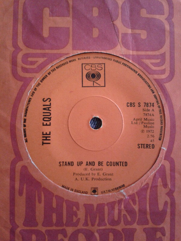 ・アーティスト Equals ・タイトル Stand Up And Be Counted ・レーベル・型番 CBS CBSS7874 ・フォーマット 7インチレコード ・コンディション(盤) 良い (VG+) ・コンディション(ジャケット) プレインカバー（元ジャケット／カバー無し） ・コンディション(帯) オビなし ・特記事項 【カンパニースリーブ】 サンプル画像です。実際の商品の画像ではありません 商品写真はバーコード/カタログ番号に対応したサンプル画像ですので、お送りする商品の画像ではありません。帯やライナーなどの付属品は、特記事項に記載されている場合のみ含まれます。プロモやカラーレコードなどの仕様についても、該当する場合のみ特記事項に記載しています。 【ご購入前に必ずご確認ください】 ・本店サイト(www.recordcity.jp)とは価格、送料が違います ・本店サイト、その他支店のオーダーとは同梱発送できません ・注文確定後に別の注文を頂いた場合、注文同士の同梱は致しかねます。 ・別倉庫から発送しているため、店頭受け渡しは対応しておりません ・一部商品は他の通販サイトでも販売しているため、ご注文のタイミングによっては商品のご用意ができない場合がございます。 ・土日祝日はお休みです 金曜・祝前日9時以降のご連絡またはご入金は、返答または発送が週明け・祝日明けに順次対応となります。 ・ご購入後のキャンセル不可 ご購入後のキャンセルはいかなる理由においてもお受けできません。ご了承の上、ご購入くださいませ。 ・日本郵便(ゆうパック/ゆうメール)によるお届けになります。 ・中古品であることをご理解ください 当ストアでは中古商品を主に販売しております。中古品であることをご理解の上ご購入ください。また、一部商品はRecordCityオンラインストアで試聴可能です。 ・返品について お客様のご都合による返品は一切承っておりません。 表記の内容と実際の商品に相違がある場合、また針飛び等で返品・返金をご希望される場合は、商品の到着後1週間以内にご連絡ください。商品の返送をこちらで確認後、キャンセル・返金を行います。 コンディションVG以下の商品は返品できません。プレイに影響のない表面のこすれ傷、プレス起因のノイズ盤は返品の対象外です。 【コンディション表記】 ・ほぼ新品(M-)(Like New) 完全な新品。未使用。当店ではほぼ使用しません ・非常に良い(EX)(Excellent) 中古盤として美品な状態。わずかな経年を感じるものの傷みを感じさせない、当店基準で最高の状態 ・良い(VG+)(Very Good Plus) 丁寧に扱われた中古品で、軽い使用感がみられる。 ・可(VG)(Acceptable) 使い込まれた中古品で、「良い」よりもさらに使用感がみられる。 ・悪い(VG-)(Bad) 状態が悪いアイテム。使用の保障はなく、再生不可、針飛び、目立つノイズがあるかもしれない。状態によるクレーム不可。返品不可。 ・非常に悪い(G)(Very Bad) 「悪い」よりさらに状態が悪いアイテム。使用の保障はなく、再生不可、針飛び、目立つノイズがあるかもしれない。状態によるクレーム不可。返品不可。 ・ジャンク(Fair)(Junk/Fair) 割れている、反っている、水ダメージがある、カビ、ジャケットが分離している、ひどい書き込み、ひどい擦れなど最低の状態。使用の保障はなく、再生不可、針飛び、目立つノイズがあるかもしれない。状態によるクレーム不可。返品不可。 ・ジャンク(Poor)(Junk/Poor) 割れている、反っている、水ダメージがある、カビ、ジャケットが分離している、ひどい書き込み、ひどい擦れなど最低の状態。使用の保障はなく、再生不可、針飛び、目立つノイズがあるかもしれない。状態によるクレーム不可。返品不可。