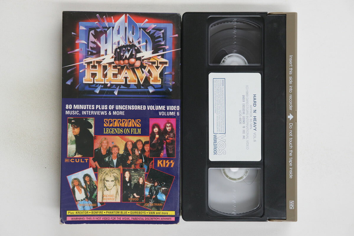 ・アーティスト Various ・タイトル Hard N Heavy Volume6 ・レーベル・型番 VOS WORLD ROCK VOS4808 ・フォーマット VHSビデオ ・コンディション(盤) 良い (VG+) ・コンディション(ジャケット) 良い (VG+) ・コンディション(帯) オビなし ・特記事項 【シュリンク残し】 実際に発送される商品の画像です 【ご購入前に必ずご確認ください】 ・本店サイト(www.recordcity.jp)とは価格、送料が違います ・本店サイト、その他支店のオーダーとは同梱発送できません ・注文確定後に別の注文を頂いた場合、注文同士の同梱は致しかねます。 ・別倉庫から発送しているため、店頭受け渡しは対応しておりません ・一部商品は他の通販サイトでも販売しているため、ご注文のタイミングによっては商品のご用意ができない場合がございます。 ・土日祝日はお休みです 金曜・祝前日9時以降のご連絡またはご入金は、返答または発送が週明け・祝日明けに順次対応となります。 ・ご購入後のキャンセル不可 ご購入後のキャンセルはいかなる理由においてもお受けできません。ご了承の上、ご購入くださいませ。 ・日本郵便(ゆうパック/ゆうメール)によるお届けになります。 ・中古品であることをご理解ください 当ストアでは中古商品を主に販売しております。中古品であることをご理解の上ご購入ください。また、一部商品はRecordCityオンラインストアで試聴可能です。 ・返品について お客様のご都合による返品は一切承っておりません。 表記の内容と実際の商品に相違がある場合、また針飛び等で返品・返金をご希望される場合は、商品の到着後1週間以内にご連絡ください。商品の返送をこちらで確認後、キャンセル・返金を行います。 コンディションVG以下の商品は返品できません。プレイに影響のない表面のこすれ傷、プレス起因のノイズ盤は返品の対象外です。 【コンディション表記】 ・ほぼ新品(M-)(Like New) 完全な新品。未使用。当店ではほぼ使用しません ・非常に良い(EX)(Excellent) 中古盤として美品な状態。わずかな経年を感じるものの傷みを感じさせない、当店基準で最高の状態 ・良い(VG+)(Very Good Plus) 丁寧に扱われた中古品で、軽い使用感がみられる。 ・可(VG)(Acceptable) 使い込まれた中古品で、「良い」よりもさらに使用感がみられる。 ・悪い(VG-)(Bad) 状態が悪いアイテム。使用の保障はなく、再生不可、針飛び、目立つノイズがあるかもしれない。状態によるクレーム不可。返品不可。 ・非常に悪い(G)(Very Bad) 「悪い」よりさらに状態が悪いアイテム。使用の保障はなく、再生不可、針飛び、目立つノイズがあるかもしれない。状態によるクレーム不可。返品不可。 ・ジャンク(Fair)(Junk/Fair) 割れている、反っている、水ダメージがある、カビ、ジャケットが分離している、ひどい書き込み、ひどい擦れなど最低の状態。使用の保障はなく、再生不可、針飛び、目立つノイズがあるかもしれない。状態によるクレーム不可。返品不可。 ・ジャンク(Poor)(Junk/Poor) 割れている、反っている、水ダメージがある、カビ、ジャケットが分離している、ひどい書き込み、ひどい擦れなど最低の状態。使用の保障はなく、再生不可、針飛び、目立つノイズがあるかもしれない。状態によるクレーム不可。返品不可。