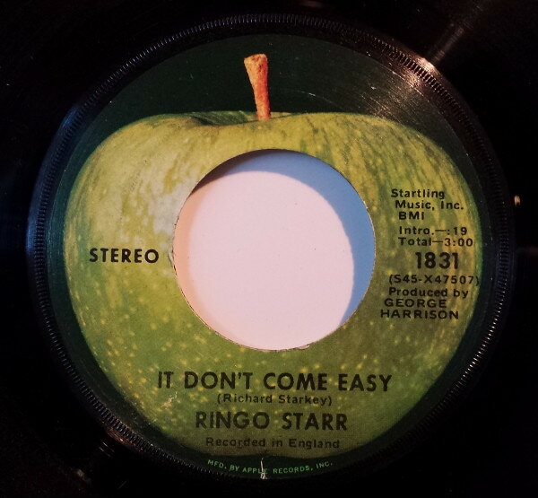 ・アーティスト Ringo Starr ・タイトル It Don't Come Easy ・レーベル・型番 Apple Records 1831 ・フォーマット 7" ・コンディション(盤) 良い (VG+) ・コンディション(ジャケット) プレインカバー（元ジャケット／カバー無し） ・コンディション(帯) オビなし ・特記事項 サンプル画像です。実際の商品の画像ではありません 商品写真はバーコード/カタログ番号に対応したサンプル画像ですので、お送りする商品の画像ではありません。帯やライナーなどの付属品は、特記事項に記載されている場合のみ含まれます。プロモやカラーレコードなどの仕様についても、該当する場合のみ特記事項に記載しています。 【ご購入前に必ずご確認ください】 ・本店サイト(www.recordcity.jp)とは価格、送料が違います ・本店サイト、その他支店のオーダーとは同梱発送できません ・注文確定後に別の注文を頂いた場合、注文同士の同梱は致しかねます。 ・別倉庫から発送しているため、店頭受け渡しは対応しておりません ・一部商品は他の通販サイトでも販売しているため、ご注文のタイミングによっては商品のご用意ができない場合がございます。 ・土日祝日はお休みです 金曜・祝前日9時以降のご連絡またはご入金は、返答または発送が週明け・祝日明けに順次対応となります。 ・ご購入後のキャンセル不可 ご購入後のキャンセルはいかなる理由においてもお受けできません。ご了承の上、ご購入くださいませ。 ・日本郵便(ゆうパック/ゆうメール)によるお届けになります。 ・中古品であることをご理解ください 当ストアでは中古商品を主に販売しております。中古品であることをご理解の上ご購入ください。また、一部商品はRecordCityオンラインストアで試聴可能です。 ・返品について お客様のご都合による返品は一切承っておりません。 表記の内容と実際の商品に相違がある場合、また針飛び等で返品・返金をご希望される場合は、商品の到着後1週間以内にご連絡ください。商品の返送をこちらで確認後、キャンセル・返金を行います。 コンディションVG以下の商品は返品できません。プレイに影響のない表面のこすれ傷、プレス起因のノイズ盤は返品の対象外です。 【コンディション表記】 ・ほぼ新品(M-)(Like New) 完全な新品。未使用。当店ではほぼ使用しません ・非常に良い(EX)(Excellent) 中古盤として美品な状態。わずかな経年を感じるものの傷みを感じさせない、当店基準で最高の状態 ・良い(VG+)(Very Good Plus) 丁寧に扱われた中古品で、軽い使用感がみられる。 ・可(VG)(Acceptable) 使い込まれた中古品で、「良い」よりもさらに使用感がみられる。 ・悪い(VG-)(Bad) 状態が悪いアイテム。使用の保障はなく、再生不可、針飛び、目立つノイズがあるかもしれない。状態によるクレーム不可。返品不可。 ・非常に悪い(G)(Very Bad) 「悪い」よりさらに状態が悪いアイテム。使用の保障はなく、再生不可、針飛び、目立つノイズがあるかもしれない。状態によるクレーム不可。返品不可。 ・ジャンク(Fair)(Junk/Fair) 割れている、反っている、水ダメージがある、カビ、ジャケットが分離している、ひどい書き込み、ひどい擦れなど最低の状態。使用の保障はなく、再生不可、針飛び、目立つノイズがあるかもしれない。状態によるクレーム不可。返品不可。 ・ジャンク(Poor)(Junk/Poor) 割れている、反っている、水ダメージがある、カビ、ジャケットが分離している、ひどい書き込み、ひどい擦れなど最低の状態。使用の保障はなく、再生不可、針飛び、目立つノイズがあるかもしれない。状態によるクレーム不可。返品不可。