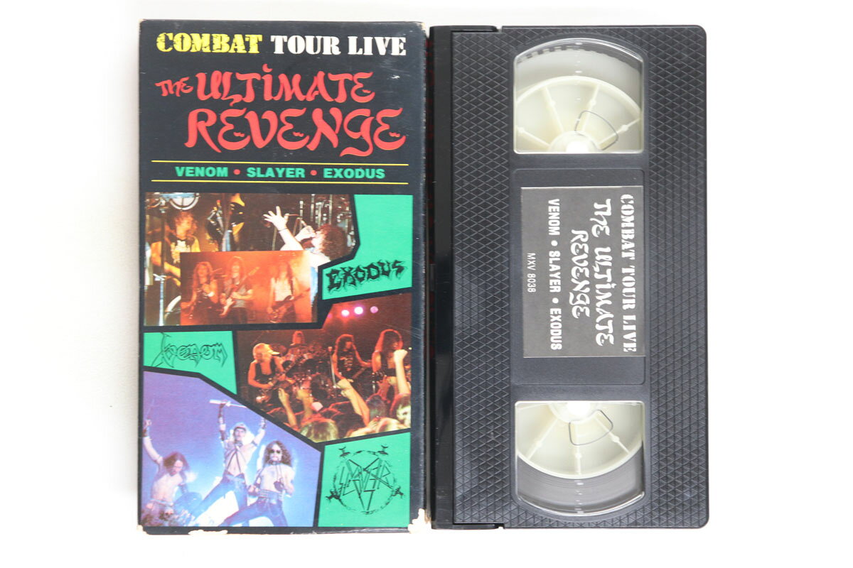 ・アーティスト Various ・タイトル Combat Tour Live The Ultimate Revenge ・レーベル・型番 COMBAT MXV8038 ・フォーマット VHSビデオ ・コンディション(盤) 良い (VG+) ・コンディション(ジャケット) 良い (VG+) ・コンディション(帯) オビなし ・特記事項 【カバーにキズ/ダメージ】 実際に発送される商品の画像です 【ご購入前に必ずご確認ください】 ・本店サイト(www.recordcity.jp)とは価格、送料が違います ・本店サイト、その他支店のオーダーとは同梱発送できません ・注文確定後に別の注文を頂いた場合、注文同士の同梱は致しかねます。 ・別倉庫から発送しているため、店頭受け渡しは対応しておりません ・一部商品は他の通販サイトでも販売しているため、ご注文のタイミングによっては商品のご用意ができない場合がございます。 ・土日祝日はお休みです 金曜・祝前日9時以降のご連絡またはご入金は、返答または発送が週明け・祝日明けに順次対応となります。 ・ご購入後のキャンセル不可 ご購入後のキャンセルはいかなる理由においてもお受けできません。ご了承の上、ご購入くださいませ。 ・日本郵便(ゆうパック/ゆうメール)によるお届けになります。 ・中古品であることをご理解ください 当ストアでは中古商品を主に販売しております。中古品であることをご理解の上ご購入ください。また、一部商品はRecordCityオンラインストアで試聴可能です。 ・返品について お客様のご都合による返品は一切承っておりません。 表記の内容と実際の商品に相違がある場合、また針飛び等で返品・返金をご希望される場合は、商品の到着後1週間以内にご連絡ください。商品の返送をこちらで確認後、キャンセル・返金を行います。 コンディションVG以下の商品は返品できません。プレイに影響のない表面のこすれ傷、プレス起因のノイズ盤は返品の対象外です。 【コンディション表記】 ・ほぼ新品(M-)(Like New) 完全な新品。未使用。当店ではほぼ使用しません ・非常に良い(EX)(Excellent) 中古盤として美品な状態。わずかな経年を感じるものの傷みを感じさせない、当店基準で最高の状態 ・良い(VG+)(Very Good Plus) 丁寧に扱われた中古品で、軽い使用感がみられる。 ・可(VG)(Acceptable) 使い込まれた中古品で、「良い」よりもさらに使用感がみられる。 ・悪い(VG-)(Bad) 状態が悪いアイテム。使用の保障はなく、再生不可、針飛び、目立つノイズがあるかもしれない。状態によるクレーム不可。返品不可。 ・非常に悪い(G)(Very Bad) 「悪い」よりさらに状態が悪いアイテム。使用の保障はなく、再生不可、針飛び、目立つノイズがあるかもしれない。状態によるクレーム不可。返品不可。 ・ジャンク(Fair)(Junk/Fair) 割れている、反っている、水ダメージがある、カビ、ジャケットが分離している、ひどい書き込み、ひどい擦れなど最低の状態。使用の保障はなく、再生不可、針飛び、目立つノイズがあるかもしれない。状態によるクレーム不可。返品不可。 ・ジャンク(Poor)(Junk/Poor) 割れている、反っている、水ダメージがある、カビ、ジャケットが分離している、ひどい書き込み、ひどい擦れなど最低の状態。使用の保障はなく、再生不可、針飛び、目立つノイズがあるかもしれない。状態によるクレーム不可。返品不可。