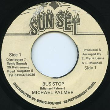 ・アーティスト Michael Palmer ・タイトル Bus Stop ・レーベル・型番 Sun Set NONE ・フォーマット 7インチレコード ・コンディション(盤) 良い (VG+) ・コンディション(ジャケット) プレインカバー（元ジャケット／カバー無し） ・コンディション(帯) オビなし ・特記事項 サンプル画像です。実際の商品の画像ではありません 商品写真はバーコード/カタログ番号に対応したサンプル画像ですので、お送りする商品の画像ではありません。帯やライナーなどの付属品は、特記事項に記載されている場合のみ含まれます。プロモやカラーレコードなどの仕様についても、該当する場合のみ特記事項に記載しています。 【ご購入前に必ずご確認ください】 ・本店サイト(www.recordcity.jp)とは価格、送料が違います ・本店サイト、その他支店のオーダーとは同梱発送できません ・注文確定後に別の注文を頂いた場合、注文同士の同梱は致しかねます。 ・別倉庫から発送しているため、店頭受け渡しは対応しておりません ・一部商品は他の通販サイトでも販売しているため、ご注文のタイミングによっては商品のご用意ができない場合がございます。 ・土日祝日はお休みです 金曜・祝前日9時以降のご連絡またはご入金は、返答または発送が週明け・祝日明けに順次対応となります。 ・ご購入後のキャンセル不可 ご購入後のキャンセルはいかなる理由においてもお受けできません。ご了承の上、ご購入くださいませ。 ・日本郵便(ゆうパック/ゆうメール)によるお届けになります。 ・中古品であることをご理解ください 当ストアでは中古商品を主に販売しております。中古品であることをご理解の上ご購入ください。また、一部商品はRecordCityオンラインストアで試聴可能です。 ・返品について お客様のご都合による返品は一切承っておりません。 表記の内容と実際の商品に相違がある場合、また針飛び等で返品・返金をご希望される場合は、商品の到着後1週間以内にご連絡ください。商品の返送をこちらで確認後、キャンセル・返金を行います。 コンディションVG以下の商品は返品できません。プレイに影響のない表面のこすれ傷、プレス起因のノイズ盤は返品の対象外です。 【コンディション表記】 ・ほぼ新品(M-)(Like New) 完全な新品。未使用。当店ではほぼ使用しません ・非常に良い(EX)(Excellent) 中古盤として美品な状態。わずかな経年を感じるものの傷みを感じさせない、当店基準で最高の状態 ・良い(VG+)(Very Good Plus) 丁寧に扱われた中古品で、軽い使用感がみられる。 ・可(VG)(Acceptable) 使い込まれた中古品で、「良い」よりもさらに使用感がみられる。 ・悪い(VG-)(Bad) 状態が悪いアイテム。使用の保障はなく、再生不可、針飛び、目立つノイズがあるかもしれない。状態によるクレーム不可。返品不可。 ・非常に悪い(G)(Very Bad) 「悪い」よりさらに状態が悪いアイテム。使用の保障はなく、再生不可、針飛び、目立つノイズがあるかもしれない。状態によるクレーム不可。返品不可。 ・ジャンク(Fair)(Junk/Fair) 割れている、反っている、水ダメージがある、カビ、ジャケットが分離している、ひどい書き込み、ひどい擦れなど最低の状態。使用の保障はなく、再生不可、針飛び、目立つノイズがあるかもしれない。状態によるクレーム不可。返品不可。 ・ジャンク(Poor)(Junk/Poor) 割れている、反っている、水ダメージがある、カビ、ジャケットが分離している、ひどい書き込み、ひどい擦れなど最低の状態。使用の保障はなく、再生不可、針飛び、目立つノイズがあるかもしれない。状態によるクレーム不可。返品不可。