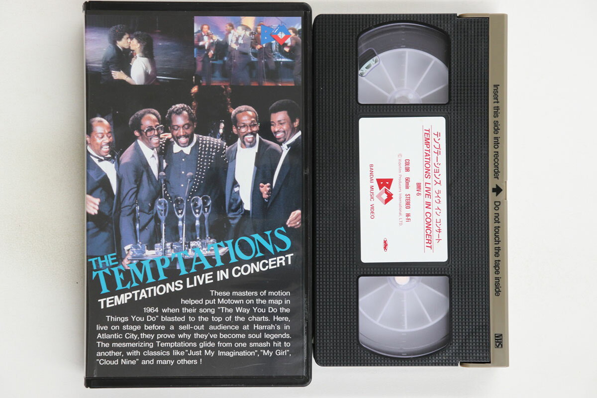 ・アーティスト Temptations ・タイトル Live In Concert ・レーベル・型番 BANDAI MUSIC VIDEO BMV6 ・フォーマット VHSビデオ ・コンディション(盤) 良い (VG+) ・コンディション(ジャケット) 良い (VG+) ・コンディション(帯) オビなし ・特記事項 実際に発送される商品の画像です 【ご購入前に必ずご確認ください】 ・本店サイト(www.recordcity.jp)とは価格、送料が違います ・本店サイト、その他支店のオーダーとは同梱発送できません ・注文確定後に別の注文を頂いた場合、注文同士の同梱は致しかねます。 ・別倉庫から発送しているため、店頭受け渡しは対応しておりません ・一部商品は他の通販サイトでも販売しているため、ご注文のタイミングによっては商品のご用意ができない場合がございます。 ・土日祝日はお休みです 金曜・祝前日9時以降のご連絡またはご入金は、返答または発送が週明け・祝日明けに順次対応となります。 ・ご購入後のキャンセル不可 ご購入後のキャンセルはいかなる理由においてもお受けできません。ご了承の上、ご購入くださいませ。 ・日本郵便(ゆうパック/ゆうメール)によるお届けになります。 ・中古品であることをご理解ください 当ストアでは中古商品を主に販売しております。中古品であることをご理解の上ご購入ください。また、一部商品はRecordCityオンラインストアで試聴可能です。 ・返品について お客様のご都合による返品は一切承っておりません。 表記の内容と実際の商品に相違がある場合、また針飛び等で返品・返金をご希望される場合は、商品の到着後1週間以内にご連絡ください。商品の返送をこちらで確認後、キャンセル・返金を行います。 コンディションVG以下の商品は返品できません。プレイに影響のない表面のこすれ傷、プレス起因のノイズ盤は返品の対象外です。 【コンディション表記】 ・ほぼ新品(M-)(Like New) 完全な新品。未使用。当店ではほぼ使用しません ・非常に良い(EX)(Excellent) 中古盤として美品な状態。わずかな経年を感じるものの傷みを感じさせない、当店基準で最高の状態 ・良い(VG+)(Very Good Plus) 丁寧に扱われた中古品で、軽い使用感がみられる。 ・可(VG)(Acceptable) 使い込まれた中古品で、「良い」よりもさらに使用感がみられる。 ・悪い(VG-)(Bad) 状態が悪いアイテム。使用の保障はなく、再生不可、針飛び、目立つノイズがあるかもしれない。状態によるクレーム不可。返品不可。 ・非常に悪い(G)(Very Bad) 「悪い」よりさらに状態が悪いアイテム。使用の保障はなく、再生不可、針飛び、目立つノイズがあるかもしれない。状態によるクレーム不可。返品不可。 ・ジャンク(Fair)(Junk/Fair) 割れている、反っている、水ダメージがある、カビ、ジャケットが分離している、ひどい書き込み、ひどい擦れなど最低の状態。使用の保障はなく、再生不可、針飛び、目立つノイズがあるかもしれない。状態によるクレーム不可。返品不可。 ・ジャンク(Poor)(Junk/Poor) 割れている、反っている、水ダメージがある、カビ、ジャケットが分離している、ひどい書き込み、ひどい擦れなど最低の状態。使用の保障はなく、再生不可、針飛び、目立つノイズがあるかもしれない。状態によるクレーム不可。返品不可。