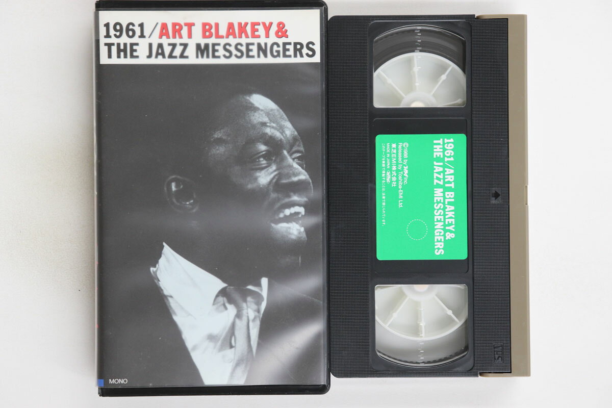 ・アーティスト Art Blakey ・タイトル 1961 ・レーベル・型番 TOSHIBA EMI TT801271HI ・フォーマット VHSビデオ ・コンディション(盤) 良い (VG+) ・コンディション(ジャケット) 良い (VG+) ・コンディション(帯) オビなし ・特記事項 実際に発送される商品の画像です 【ご購入前に必ずご確認ください】 ・本店サイト(www.recordcity.jp)とは価格、送料が違います ・本店サイト、その他支店のオーダーとは同梱発送できません ・注文確定後に別の注文を頂いた場合、注文同士の同梱は致しかねます。 ・別倉庫から発送しているため、店頭受け渡しは対応しておりません ・一部商品は他の通販サイトでも販売しているため、ご注文のタイミングによっては商品のご用意ができない場合がございます。 ・土日祝日はお休みです 金曜・祝前日9時以降のご連絡またはご入金は、返答または発送が週明け・祝日明けに順次対応となります。 ・ご購入後のキャンセル不可 ご購入後のキャンセルはいかなる理由においてもお受けできません。ご了承の上、ご購入くださいませ。 ・日本郵便(ゆうパック/ゆうメール)によるお届けになります。 ・中古品であることをご理解ください 当ストアでは中古商品を主に販売しております。中古品であることをご理解の上ご購入ください。また、一部商品はRecordCityオンラインストアで試聴可能です。 ・返品について お客様のご都合による返品は一切承っておりません。 表記の内容と実際の商品に相違がある場合、また針飛び等で返品・返金をご希望される場合は、商品の到着後1週間以内にご連絡ください。商品の返送をこちらで確認後、キャンセル・返金を行います。 コンディションVG以下の商品は返品できません。プレイに影響のない表面のこすれ傷、プレス起因のノイズ盤は返品の対象外です。 【コンディション表記】 ・ほぼ新品(M-)(Like New) 完全な新品。未使用。当店ではほぼ使用しません ・非常に良い(EX)(Excellent) 中古盤として美品な状態。わずかな経年を感じるものの傷みを感じさせない、当店基準で最高の状態 ・良い(VG+)(Very Good Plus) 丁寧に扱われた中古品で、軽い使用感がみられる。 ・可(VG)(Acceptable) 使い込まれた中古品で、「良い」よりもさらに使用感がみられる。 ・悪い(VG-)(Bad) 状態が悪いアイテム。使用の保障はなく、再生不可、針飛び、目立つノイズがあるかもしれない。状態によるクレーム不可。返品不可。 ・非常に悪い(G)(Very Bad) 「悪い」よりさらに状態が悪いアイテム。使用の保障はなく、再生不可、針飛び、目立つノイズがあるかもしれない。状態によるクレーム不可。返品不可。 ・ジャンク(Fair)(Junk/Fair) 割れている、反っている、水ダメージがある、カビ、ジャケットが分離している、ひどい書き込み、ひどい擦れなど最低の状態。使用の保障はなく、再生不可、針飛び、目立つノイズがあるかもしれない。状態によるクレーム不可。返品不可。 ・ジャンク(Poor)(Junk/Poor) 割れている、反っている、水ダメージがある、カビ、ジャケットが分離している、ひどい書き込み、ひどい擦れなど最低の状態。使用の保障はなく、再生不可、針飛び、目立つノイズがあるかもしれない。状態によるクレーム不可。返品不可。