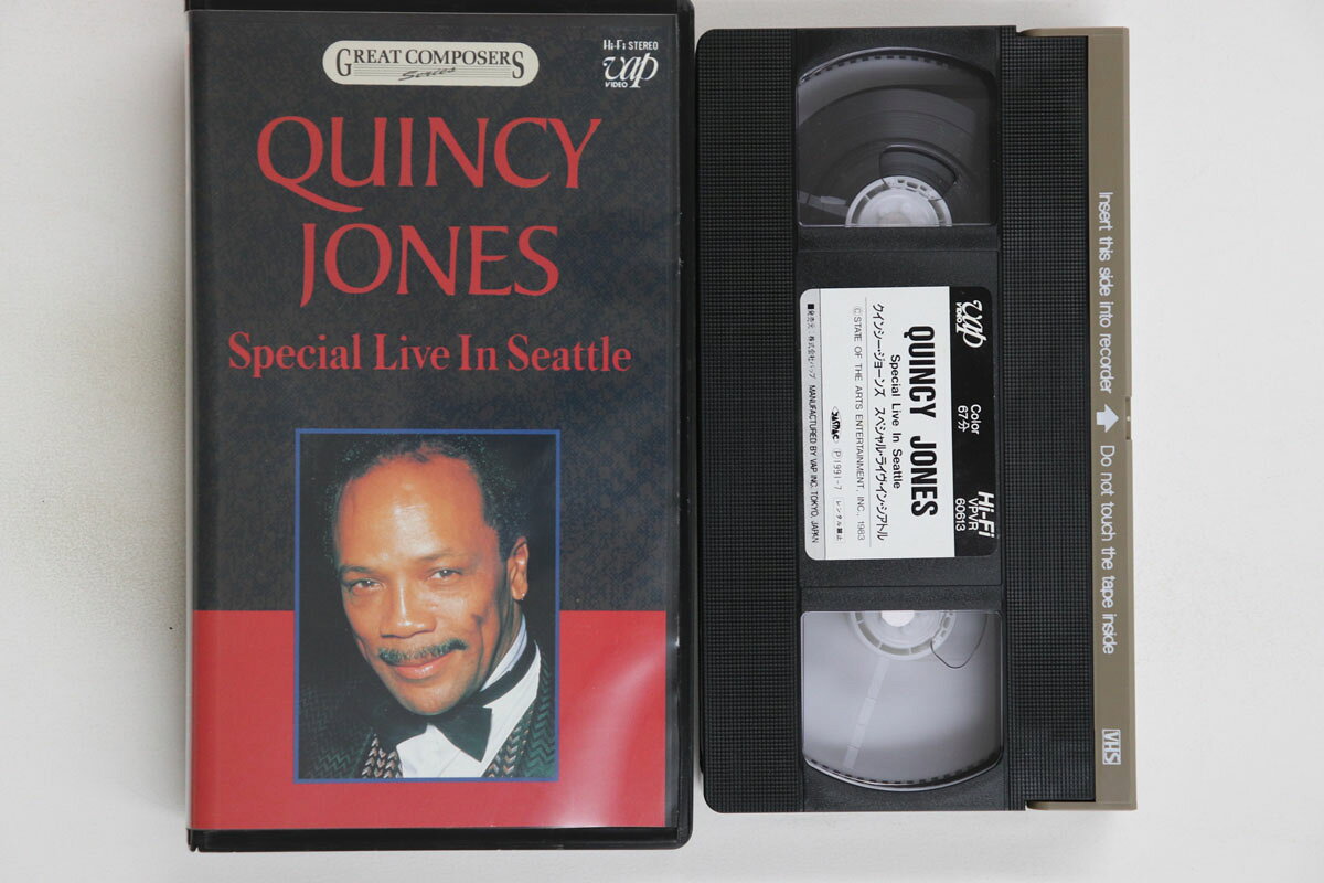 ・アーティスト Quincy Jones ・タイトル Special Live In Seattle ・レーベル・型番 VAP VIDEO VPVR60613 ・フォーマット VHSビデオ ・コンディション(盤) 良い (VG+) ・コンディション(ジャケット) 良い (VG+) ・コンディション(帯) オビなし ・特記事項 実際に発送される商品の画像です 【ご購入前に必ずご確認ください】 ・本店サイト(www.recordcity.jp)とは価格、送料が違います ・本店サイト、その他支店のオーダーとは同梱発送できません ・注文確定後に別の注文を頂いた場合、注文同士の同梱は致しかねます。 ・別倉庫から発送しているため、店頭受け渡しは対応しておりません ・一部商品は他の通販サイトでも販売しているため、ご注文のタイミングによっては商品のご用意ができない場合がございます。 ・土日祝日はお休みです 金曜・祝前日9時以降のご連絡またはご入金は、返答または発送が週明け・祝日明けに順次対応となります。 ・ご購入後のキャンセル不可 ご購入後のキャンセルはいかなる理由においてもお受けできません。ご了承の上、ご購入くださいませ。 ・日本郵便(ゆうパック/ゆうメール)によるお届けになります。 ・中古品であることをご理解ください 当ストアでは中古商品を主に販売しております。中古品であることをご理解の上ご購入ください。また、一部商品はRecordCityオンラインストアで試聴可能です。 ・返品について お客様のご都合による返品は一切承っておりません。 表記の内容と実際の商品に相違がある場合、また針飛び等で返品・返金をご希望される場合は、商品の到着後1週間以内にご連絡ください。商品の返送をこちらで確認後、キャンセル・返金を行います。 コンディションVG以下の商品は返品できません。プレイに影響のない表面のこすれ傷、プレス起因のノイズ盤は返品の対象外です。 【コンディション表記】 ・ほぼ新品(M-)(Like New) 完全な新品。未使用。当店ではほぼ使用しません ・非常に良い(EX)(Excellent) 中古盤として美品な状態。わずかな経年を感じるものの傷みを感じさせない、当店基準で最高の状態 ・良い(VG+)(Very Good Plus) 丁寧に扱われた中古品で、軽い使用感がみられる。 ・可(VG)(Acceptable) 使い込まれた中古品で、「良い」よりもさらに使用感がみられる。 ・悪い(VG-)(Bad) 状態が悪いアイテム。使用の保障はなく、再生不可、針飛び、目立つノイズがあるかもしれない。状態によるクレーム不可。返品不可。 ・非常に悪い(G)(Very Bad) 「悪い」よりさらに状態が悪いアイテム。使用の保障はなく、再生不可、針飛び、目立つノイズがあるかもしれない。状態によるクレーム不可。返品不可。 ・ジャンク(Fair)(Junk/Fair) 割れている、反っている、水ダメージがある、カビ、ジャケットが分離している、ひどい書き込み、ひどい擦れなど最低の状態。使用の保障はなく、再生不可、針飛び、目立つノイズがあるかもしれない。状態によるクレーム不可。返品不可。 ・ジャンク(Poor)(Junk/Poor) 割れている、反っている、水ダメージがある、カビ、ジャケットが分離している、ひどい書き込み、ひどい擦れなど最低の状態。使用の保障はなく、再生不可、針飛び、目立つノイズがあるかもしれない。状態によるクレーム不可。返品不可。