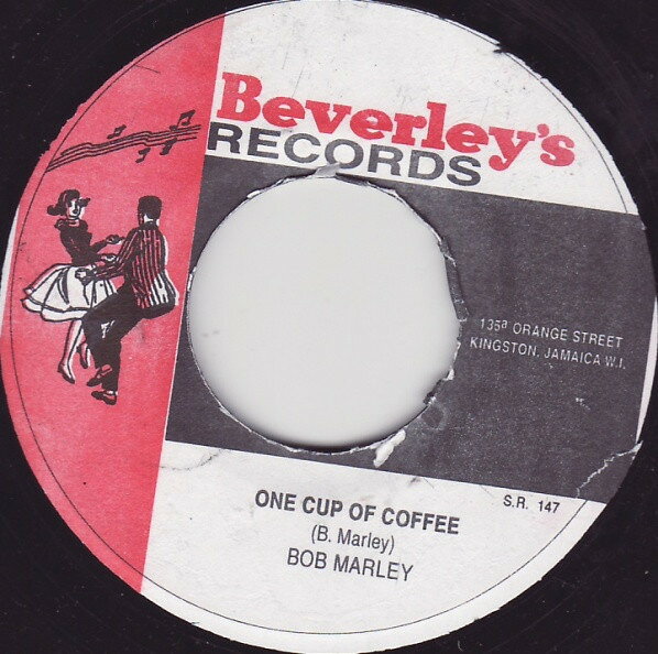 ・アーティスト Bob Marley / The Skatalites ・タイトル One Cup Of Coffee / Snow Boy ・レーベル・型番 Beverley's Records NONE ・フォーマット 7インチレコード ・コンディション(盤) 良い (VG+) ・コンディション(ジャケット) ・コンディション(帯) オビなし ・特記事項 【盤に薄い跡】【盤に短いヘアライン】【VG+/LD】 サンプル画像です。実際の商品の画像ではありません 商品写真はバーコード/カタログ番号に対応したサンプル画像ですので、お送りする商品の画像ではありません。帯やライナーなどの付属品は、特記事項に記載されている場合のみ含まれます。プロモやカラーレコードなどの仕様についても、該当する場合のみ特記事項に記載しています。 【ご購入前に必ずご確認ください】 ・本店サイト(www.recordcity.jp)とは価格、送料が違います ・本店サイト、その他支店のオーダーとは同梱発送できません ・注文確定後に別の注文を頂いた場合、注文同士の同梱は致しかねます。 ・別倉庫から発送しているため、店頭受け渡しは対応しておりません ・一部商品は他の通販サイトでも販売しているため、ご注文のタイミングによっては商品のご用意ができない場合がございます。 ・土日祝日はお休みです 金曜・祝前日9時以降のご連絡またはご入金は、返答または発送が週明け・祝日明けに順次対応となります。 ・ご購入後のキャンセル不可 ご購入後のキャンセルはいかなる理由においてもお受けできません。ご了承の上、ご購入くださいませ。 ・日本郵便(ゆうパック/ゆうメール)によるお届けになります。 ・中古品であることをご理解ください 当ストアでは中古商品を主に販売しております。中古品であることをご理解の上ご購入ください。また、一部商品はRecordCityオンラインストアで試聴可能です。 ・返品について お客様のご都合による返品は一切承っておりません。 表記の内容と実際の商品に相違がある場合、また針飛び等で返品・返金をご希望される場合は、商品の到着後1週間以内にご連絡ください。商品の返送をこちらで確認後、キャンセル・返金を行います。 コンディションVG以下の商品は返品できません。プレイに影響のない表面のこすれ傷、プレス起因のノイズ盤は返品の対象外です。 【コンディション表記】 ・ほぼ新品(M-)(Like New) 完全な新品。未使用。当店ではほぼ使用しません ・非常に良い(EX)(Excellent) 中古盤として美品な状態。わずかな経年を感じるものの傷みを感じさせない、当店基準で最高の状態 ・良い(VG+)(Very Good Plus) 丁寧に扱われた中古品で、軽い使用感がみられる。 ・可(VG)(Acceptable) 使い込まれた中古品で、「良い」よりもさらに使用感がみられる。 ・悪い(VG-)(Bad) 状態が悪いアイテム。使用の保障はなく、再生不可、針飛び、目立つノイズがあるかもしれない。状態によるクレーム不可。返品不可。 ・非常に悪い(G)(Very Bad) 「悪い」よりさらに状態が悪いアイテム。使用の保障はなく、再生不可、針飛び、目立つノイズがあるかもしれない。状態によるクレーム不可。返品不可。 ・ジャンク(Fair)(Junk/Fair) 割れている、反っている、水ダメージがある、カビ、ジャケットが分離している、ひどい書き込み、ひどい擦れなど最低の状態。使用の保障はなく、再生不可、針飛び、目立つノイズがあるかもしれない。状態によるクレーム不可。返品不可。 ・ジャンク(Poor)(Junk/Poor) 割れている、反っている、水ダメージがある、カビ、ジャケットが分離している、ひどい書き込み、ひどい擦れなど最低の状態。使用の保障はなく、再生不可、針飛び、目立つノイズがあるかもしれない。状態によるクレーム不可。返品不可。