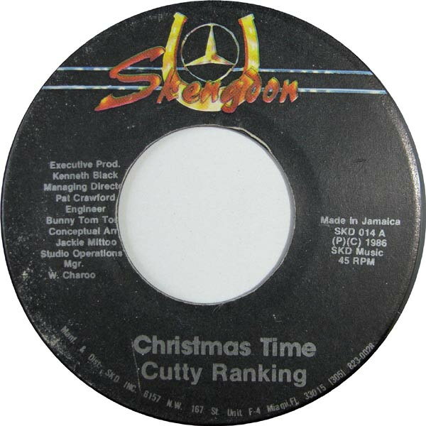 ・アーティスト Cutty Ranks ・タイトル Christmas Time ・レーベル・型番 Skengdon NONE ・フォーマット 7インチレコード ・コンディション(盤) 悪い (VG-) ・コンディション(ジャケット) プレインカバー（元ジャケット／カバー無し） ・コンディション(帯) オビなし ・特記事項 【盤に深いキズ】【盤にヘアライン】 サンプル画像です。実際の商品の画像ではありません 商品写真はバーコード/カタログ番号に対応したサンプル画像ですので、お送りする商品の画像ではありません。帯やライナーなどの付属品は、特記事項に記載されている場合のみ含まれます。プロモやカラーレコードなどの仕様についても、該当する場合のみ特記事項に記載しています。 【ご購入前に必ずご確認ください】 ・本店サイト(www.recordcity.jp)とは価格、送料が違います ・本店サイト、その他支店のオーダーとは同梱発送できません ・注文確定後に別の注文を頂いた場合、注文同士の同梱は致しかねます。 ・別倉庫から発送しているため、店頭受け渡しは対応しておりません ・一部商品は他の通販サイトでも販売しているため、ご注文のタイミングによっては商品のご用意ができない場合がございます。 ・土日祝日はお休みです 金曜・祝前日9時以降のご連絡またはご入金は、返答または発送が週明け・祝日明けに順次対応となります。 ・ご購入後のキャンセル不可 ご購入後のキャンセルはいかなる理由においてもお受けできません。ご了承の上、ご購入くださいませ。 ・日本郵便(ゆうパック/ゆうメール)によるお届けになります。 ・中古品であることをご理解ください 当ストアでは中古商品を主に販売しております。中古品であることをご理解の上ご購入ください。また、一部商品はRecordCityオンラインストアで試聴可能です。 ・返品について お客様のご都合による返品は一切承っておりません。 表記の内容と実際の商品に相違がある場合、また針飛び等で返品・返金をご希望される場合は、商品の到着後1週間以内にご連絡ください。商品の返送をこちらで確認後、キャンセル・返金を行います。 コンディションVG以下の商品は返品できません。プレイに影響のない表面のこすれ傷、プレス起因のノイズ盤は返品の対象外です。 【コンディション表記】 ・ほぼ新品(M-)(Like New) 完全な新品。未使用。当店ではほぼ使用しません ・非常に良い(EX)(Excellent) 中古盤として美品な状態。わずかな経年を感じるものの傷みを感じさせない、当店基準で最高の状態 ・良い(VG+)(Very Good Plus) 丁寧に扱われた中古品で、軽い使用感がみられる。 ・可(VG)(Acceptable) 使い込まれた中古品で、「良い」よりもさらに使用感がみられる。 ・悪い(VG-)(Bad) 状態が悪いアイテム。使用の保障はなく、再生不可、針飛び、目立つノイズがあるかもしれない。状態によるクレーム不可。返品不可。 ・非常に悪い(G)(Very Bad) 「悪い」よりさらに状態が悪いアイテム。使用の保障はなく、再生不可、針飛び、目立つノイズがあるかもしれない。状態によるクレーム不可。返品不可。 ・ジャンク(Fair)(Junk/Fair) 割れている、反っている、水ダメージがある、カビ、ジャケットが分離している、ひどい書き込み、ひどい擦れなど最低の状態。使用の保障はなく、再生不可、針飛び、目立つノイズがあるかもしれない。状態によるクレーム不可。返品不可。 ・ジャンク(Poor)(Junk/Poor) 割れている、反っている、水ダメージがある、カビ、ジャケットが分離している、ひどい書き込み、ひどい擦れなど最低の状態。使用の保障はなく、再生不可、針飛び、目立つノイズがあるかもしれない。状態によるクレーム不可。返品不可。