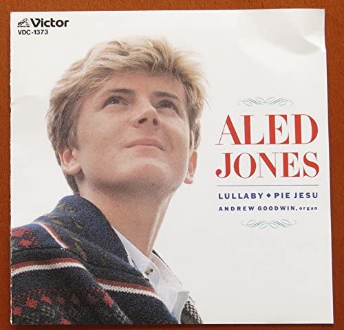 ・アーティスト Aled Jones ・タイトル Lullaby / Pie Jesu ・レーベル・型番 VICTOR VDC1373 ・フォーマット CD ・コンディション(盤) 非常に良い(EX) ・コンディション(ジャケット) 良い (VG+) ・コンディション(帯) オビなし ・特記事項 サンプル画像です。実際の商品の画像ではありません 商品写真はバーコード/カタログ番号に対応したサンプル画像ですので、お送りする商品の画像ではありません。帯やライナーなどの付属品は、特記事項に記載されている場合のみ含まれます。プロモやカラーレコードなどの仕様についても、該当する場合のみ特記事項に記載しています。 【ご購入前に必ずご確認ください】 ・本店サイト(www.recordcity.jp)とは価格、送料が違います ・本店サイト、その他支店のオーダーとは同梱発送できません ・注文確定後に別の注文を頂いた場合、注文同士の同梱は致しかねます。 ・別倉庫から発送しているため、店頭受け渡しは対応しておりません ・一部商品は他の通販サイトでも販売しているため、ご注文のタイミングによっては商品のご用意ができない場合がございます。 ・土日祝日はお休みです 金曜・祝前日9時以降のご連絡またはご入金は、返答または発送が週明け・祝日明けに順次対応となります。 ・ご購入後のキャンセル不可 ご購入後のキャンセルはいかなる理由においてもお受けできません。ご了承の上、ご購入くださいませ。 ・日本郵便(ゆうパック/ゆうメール)によるお届けになります。 ・中古品であることをご理解ください 当ストアでは中古商品を主に販売しております。中古品であることをご理解の上ご購入ください。また、一部商品はRecordCityオンラインストアで試聴可能です。 ・返品について お客様のご都合による返品は一切承っておりません。 表記の内容と実際の商品に相違がある場合、また針飛び等で返品・返金をご希望される場合は、商品の到着後1週間以内にご連絡ください。商品の返送をこちらで確認後、キャンセル・返金を行います。 コンディションVG以下の商品は返品できません。プレイに影響のない表面のこすれ傷、プレス起因のノイズ盤は返品の対象外です。 【コンディション表記】 ・ほぼ新品(M-)(Like New) 完全な新品。未使用。当店ではほぼ使用しません ・非常に良い(EX)(Excellent) 中古盤として美品な状態。わずかな経年を感じるものの傷みを感じさせない、当店基準で最高の状態 ・良い(VG+)(Very Good Plus) 丁寧に扱われた中古品で、軽い使用感がみられる。 ・可(VG)(Acceptable) 使い込まれた中古品で、「良い」よりもさらに使用感がみられる。 ・悪い(VG-)(Bad) 状態が悪いアイテム。使用の保障はなく、再生不可、針飛び、目立つノイズがあるかもしれない。状態によるクレーム不可。返品不可。 ・非常に悪い(G)(Very Bad) 「悪い」よりさらに状態が悪いアイテム。使用の保障はなく、再生不可、針飛び、目立つノイズがあるかもしれない。状態によるクレーム不可。返品不可。 ・ジャンク(Fair)(Junk/Fair) 割れている、反っている、水ダメージがある、カビ、ジャケットが分離している、ひどい書き込み、ひどい擦れなど最低の状態。使用の保障はなく、再生不可、針飛び、目立つノイズがあるかもしれない。状態によるクレーム不可。返品不可。 ・ジャンク(Poor)(Junk/Poor) 割れている、反っている、水ダメージがある、カビ、ジャケットが分離している、ひどい書き込み、ひどい擦れなど最低の状態。使用の保障はなく、再生不可、針飛び、目立つノイズがあるかもしれない。状態によるクレーム不可。返品不可。