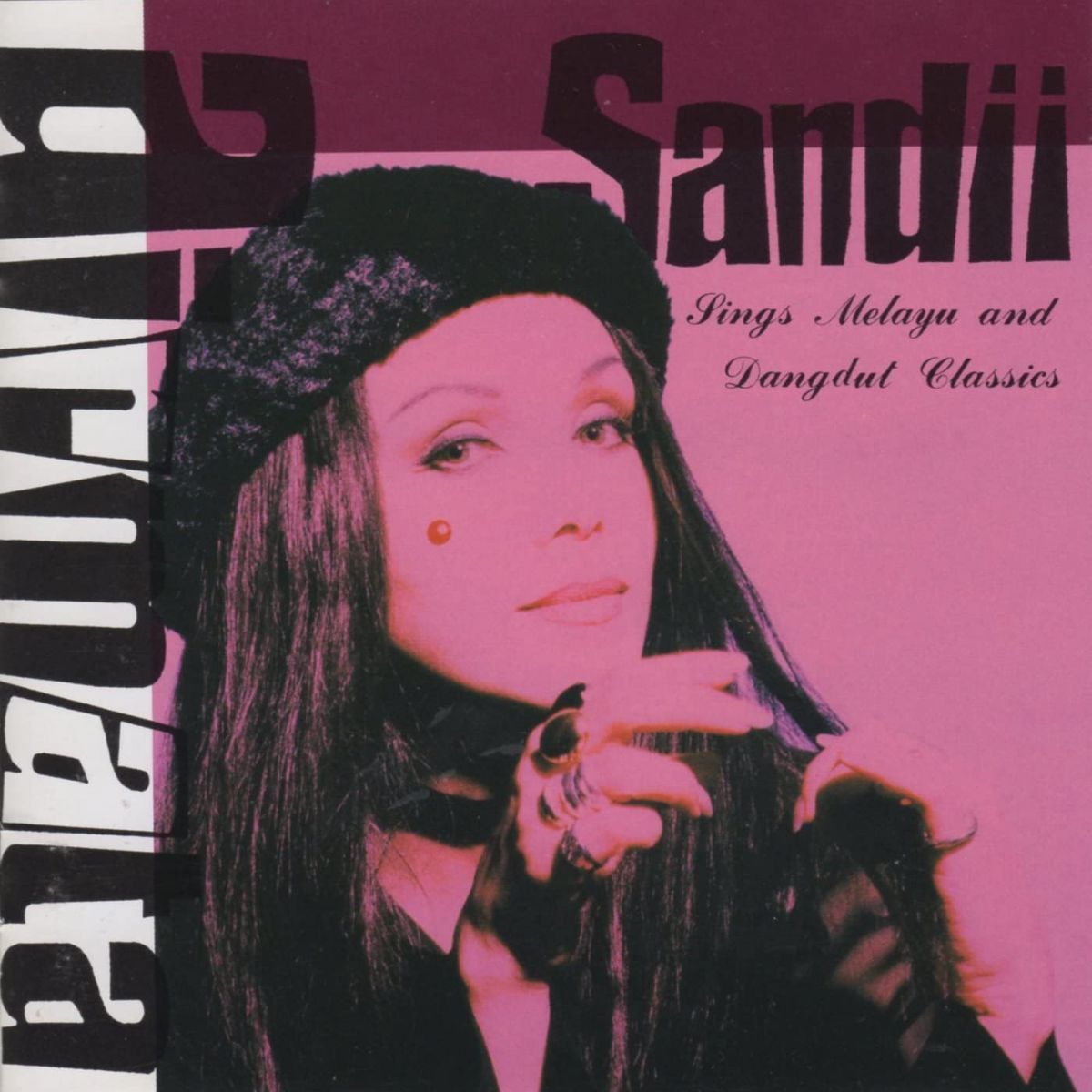 ・アーティスト サンディー (Sandii) ・タイトル Airmata ・レーベル・型番 WEA WPCR75291 ・フォーマット CD ・コンディション(盤) 可 (VG) ・コンディション(ジャケット) ・コンディション(帯) オビなし ・特記事項 サンプル画像です。実際の商品の画像ではありません 商品写真はバーコード/カタログ番号に対応したサンプル画像ですので、お送りする商品の画像ではありません。帯やライナーなどの付属品は、特記事項に記載されている場合のみ含まれます。プロモやカラーレコードなどの仕様についても、該当する場合のみ特記事項に記載しています。 【ご購入前に必ずご確認ください】 ・本店サイト(www.recordcity.jp)とは価格、送料が違います ・本店サイト、その他支店のオーダーとは同梱発送できません ・注文確定後に別の注文を頂いた場合、注文同士の同梱は致しかねます。 ・別倉庫から発送しているため、店頭受け渡しは対応しておりません ・一部商品は他の通販サイトでも販売しているため、ご注文のタイミングによっては商品のご用意ができない場合がございます。 ・土日祝日はお休みです 金曜・祝前日9時以降のご連絡またはご入金は、返答または発送が週明け・祝日明けに順次対応となります。 ・ご購入後のキャンセル不可 ご購入後のキャンセルはいかなる理由においてもお受けできません。ご了承の上、ご購入くださいませ。 ・日本郵便(ゆうパック/ゆうメール)によるお届けになります。 ・中古品であることをご理解ください 当ストアでは中古商品を主に販売しております。中古品であることをご理解の上ご購入ください。また、一部商品はRecordCityオンラインストアで試聴可能です。 ・返品について お客様のご都合による返品は一切承っておりません。 表記の内容と実際の商品に相違がある場合、また針飛び等で返品・返金をご希望される場合は、商品の到着後1週間以内にご連絡ください。商品の返送をこちらで確認後、キャンセル・返金を行います。 コンディションVG以下の商品は返品できません。プレイに影響のない表面のこすれ傷、プレス起因のノイズ盤は返品の対象外です。 【コンディション表記】 ・ほぼ新品(M-)(Like New) 完全な新品。未使用。当店ではほぼ使用しません ・非常に良い(EX)(Excellent) 中古盤として美品な状態。わずかな経年を感じるものの傷みを感じさせない、当店基準で最高の状態 ・良い(VG+)(Very Good Plus) 丁寧に扱われた中古品で、軽い使用感がみられる。 ・可(VG)(Acceptable) 使い込まれた中古品で、「良い」よりもさらに使用感がみられる。 ・悪い(VG-)(Bad) 状態が悪いアイテム。使用の保障はなく、再生不可、針飛び、目立つノイズがあるかもしれない。状態によるクレーム不可。返品不可。 ・非常に悪い(G)(Very Bad) 「悪い」よりさらに状態が悪いアイテム。使用の保障はなく、再生不可、針飛び、目立つノイズがあるかもしれない。状態によるクレーム不可。返品不可。 ・ジャンク(Fair)(Junk/Fair) 割れている、反っている、水ダメージがある、カビ、ジャケットが分離している、ひどい書き込み、ひどい擦れなど最低の状態。使用の保障はなく、再生不可、針飛び、目立つノイズがあるかもしれない。状態によるクレーム不可。返品不可。 ・ジャンク(Poor)(Junk/Poor) 割れている、反っている、水ダメージがある、カビ、ジャケットが分離している、ひどい書き込み、ひどい擦れなど最低の状態。使用の保障はなく、再生不可、針飛び、目立つノイズがあるかもしれない。状態によるクレーム不可。返品不可。