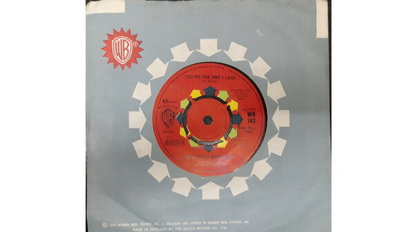 ・アーティスト Everly Brothers ・タイトル You're The One I Love ・レーベル・型番 WARNER WB143 ・フォーマット 7インチレコード ・コンディション(盤) 良い (VG+) ・コンディション(ジャケット) プレインカバー（元ジャケット／カバー無し） ・コンディション(帯) オビなし ・特記事項 【盤に浅い跡】【盤に小さいキズ】 サンプル画像です。実際の商品の画像ではありません 商品写真はバーコード/カタログ番号に対応したサンプル画像ですので、お送りする商品の画像ではありません。帯やライナーなどの付属品は、特記事項に記載されている場合のみ含まれます。プロモやカラーレコードなどの仕様についても、該当する場合のみ特記事項に記載しています。 【ご購入前に必ずご確認ください】 ・本店サイト(www.recordcity.jp)とは価格、送料が違います ・本店サイト、その他支店のオーダーとは同梱発送できません ・注文確定後に別の注文を頂いた場合、注文同士の同梱は致しかねます。 ・別倉庫から発送しているため、店頭受け渡しは対応しておりません ・一部商品は他の通販サイトでも販売しているため、ご注文のタイミングによっては商品のご用意ができない場合がございます。 ・土日祝日はお休みです 金曜・祝前日9時以降のご連絡またはご入金は、返答または発送が週明け・祝日明けに順次対応となります。 ・ご購入後のキャンセル不可 ご購入後のキャンセルはいかなる理由においてもお受けできません。ご了承の上、ご購入くださいませ。 ・日本郵便(ゆうパック/ゆうメール)によるお届けになります。 ・中古品であることをご理解ください 当ストアでは中古商品を主に販売しております。中古品であることをご理解の上ご購入ください。また、一部商品はRecordCityオンラインストアで試聴可能です。 ・返品について お客様のご都合による返品は一切承っておりません。 表記の内容と実際の商品に相違がある場合、また針飛び等で返品・返金をご希望される場合は、商品の到着後1週間以内にご連絡ください。商品の返送をこちらで確認後、キャンセル・返金を行います。 コンディションVG以下の商品は返品できません。プレイに影響のない表面のこすれ傷、プレス起因のノイズ盤は返品の対象外です。 【コンディション表記】 ・ほぼ新品(M-)(Like New) 完全な新品。未使用。当店ではほぼ使用しません ・非常に良い(EX)(Excellent) 中古盤として美品な状態。わずかな経年を感じるものの傷みを感じさせない、当店基準で最高の状態 ・良い(VG+)(Very Good Plus) 丁寧に扱われた中古品で、軽い使用感がみられる。 ・可(VG)(Acceptable) 使い込まれた中古品で、「良い」よりもさらに使用感がみられる。 ・悪い(VG-)(Bad) 状態が悪いアイテム。使用の保障はなく、再生不可、針飛び、目立つノイズがあるかもしれない。状態によるクレーム不可。返品不可。 ・非常に悪い(G)(Very Bad) 「悪い」よりさらに状態が悪いアイテム。使用の保障はなく、再生不可、針飛び、目立つノイズがあるかもしれない。状態によるクレーム不可。返品不可。 ・ジャンク(Fair)(Junk/Fair) 割れている、反っている、水ダメージがある、カビ、ジャケットが分離している、ひどい書き込み、ひどい擦れなど最低の状態。使用の保障はなく、再生不可、針飛び、目立つノイズがあるかもしれない。状態によるクレーム不可。返品不可。 ・ジャンク(Poor)(Junk/Poor) 割れている、反っている、水ダメージがある、カビ、ジャケットが分離している、ひどい書き込み、ひどい擦れなど最低の状態。使用の保障はなく、再生不可、針飛び、目立つノイズがあるかもしれない。状態によるクレーム不可。返品不可。