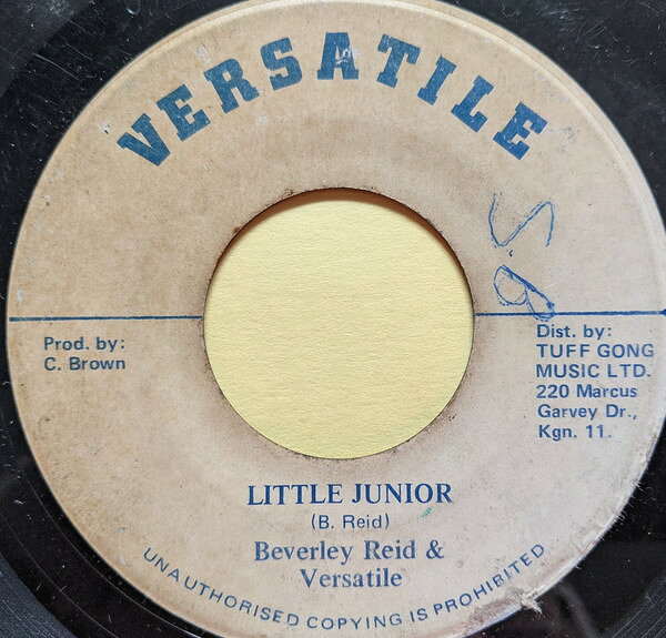 ・アーティスト Beverley Reid & Versatile (21) ・タイトル Little Junior ・レーベル・型番 Versatile NONE ・フォーマット 7インチレコード ・コンディション(盤) 良い (VG+) ・コンディション(ジャケット) ・コンディション(帯) オビなし ・特記事項 サンプル画像です。実際の商品の画像ではありません 商品写真はバーコード/カタログ番号に対応したサンプル画像ですので、お送りする商品の画像ではありません。帯やライナーなどの付属品は、特記事項に記載されている場合のみ含まれます。プロモやカラーレコードなどの仕様についても、該当する場合のみ特記事項に記載しています。 【ご購入前に必ずご確認ください】 ・本店サイト(www.recordcity.jp)とは価格、送料が違います ・本店サイト、その他支店のオーダーとは同梱発送できません ・注文確定後に別の注文を頂いた場合、注文同士の同梱は致しかねます。 ・別倉庫から発送しているため、店頭受け渡しは対応しておりません ・一部商品は他の通販サイトでも販売しているため、ご注文のタイミングによっては商品のご用意ができない場合がございます。 ・土日祝日はお休みです 金曜・祝前日9時以降のご連絡またはご入金は、返答または発送が週明け・祝日明けに順次対応となります。 ・ご購入後のキャンセル不可 ご購入後のキャンセルはいかなる理由においてもお受けできません。ご了承の上、ご購入くださいませ。 ・日本郵便(ゆうパック/ゆうメール)によるお届けになります。 ・中古品であることをご理解ください 当ストアでは中古商品を主に販売しております。中古品であることをご理解の上ご購入ください。また、一部商品はRecordCityオンラインストアで試聴可能です。 ・返品について お客様のご都合による返品は一切承っておりません。 表記の内容と実際の商品に相違がある場合、また針飛び等で返品・返金をご希望される場合は、商品の到着後1週間以内にご連絡ください。商品の返送をこちらで確認後、キャンセル・返金を行います。 コンディションVG以下の商品は返品できません。プレイに影響のない表面のこすれ傷、プレス起因のノイズ盤は返品の対象外です。 【コンディション表記】 ・ほぼ新品(M-)(Like New) 完全な新品。未使用。当店ではほぼ使用しません ・非常に良い(EX)(Excellent) 中古盤として美品な状態。わずかな経年を感じるものの傷みを感じさせない、当店基準で最高の状態 ・良い(VG+)(Very Good Plus) 丁寧に扱われた中古品で、軽い使用感がみられる。 ・可(VG)(Acceptable) 使い込まれた中古品で、「良い」よりもさらに使用感がみられる。 ・悪い(VG-)(Bad) 状態が悪いアイテム。使用の保障はなく、再生不可、針飛び、目立つノイズがあるかもしれない。状態によるクレーム不可。返品不可。 ・非常に悪い(G)(Very Bad) 「悪い」よりさらに状態が悪いアイテム。使用の保障はなく、再生不可、針飛び、目立つノイズがあるかもしれない。状態によるクレーム不可。返品不可。 ・ジャンク(Fair)(Junk/Fair) 割れている、反っている、水ダメージがある、カビ、ジャケットが分離している、ひどい書き込み、ひどい擦れなど最低の状態。使用の保障はなく、再生不可、針飛び、目立つノイズがあるかもしれない。状態によるクレーム不可。返品不可。 ・ジャンク(Poor)(Junk/Poor) 割れている、反っている、水ダメージがある、カビ、ジャケットが分離している、ひどい書き込み、ひどい擦れなど最低の状態。使用の保障はなく、再生不可、針飛び、目立つノイズがあるかもしれない。状態によるクレーム不可。返品不可。